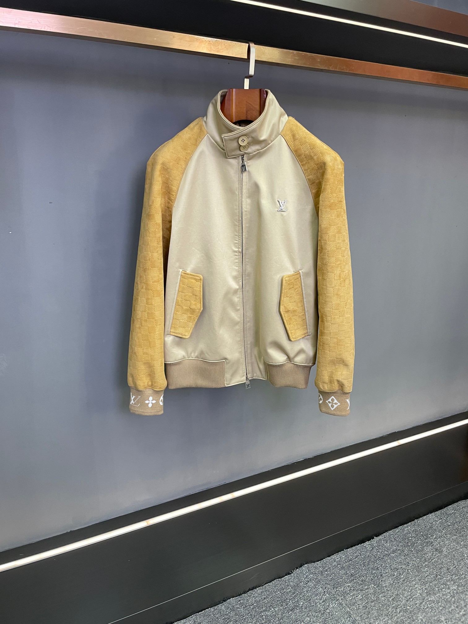 NO:773016,LV Louis Vuitton's 2026 Early Spring Men's Sheepskin Splicing Jacket reconstructs classics and defines autumn and winter style. When spring and summer come warmer and encounters exquisite craftsmanship, Louis Vuitton's 2026 Early Spring Men's Sheepskin Splicing Jacket comes into being. With innovative design and luxurious texture, it creates an outfit choice for contemporary men that combines style and warmth.  This leather jacket from Lvjia fully demonstrates the brand's ingenuity in material selection and craftsmanship design. The sleeves and back are made of suede sheepskin. The fine suede is warm and skin-friendly, which not only gives the wearer a comfortable touch experience, but also adds layering and retro charm to the clothing with the unique texture of the suede material. The surface of the sheepskin is embossed with LV's classic checkerboard pattern, and the iconic pattern is blended with high-quality leather, allowing the brand's recognition to be naturally revealed in the details, highlighting its extraordinary style.  The body part is made of polyester fiber fabric, which has both stiff style and practical performance. It is anti-wrinkle and easy to care for, suitable for various daily scenes. At the same time, it is cleverly spliced with the sheepskin material to create a rich visual layer between texture collisions and break the monotony of autumn and winter clothing. The LV metal LOGO is embellished on the left chest. The cold luster of the metal contrasts with the texture of the fabric, becoming the finishing touch of the overall look, showing luxury in a low-key manner; LV is integrated into the threaded lining.  The LOGO jacquard craftsmanship and subtle brand elements make the wearing experience full of sophistication from the outside to the inside, demonstrating the brand's ultimate pursuit of details.  Whether it is paired with suit pants and a shirt when commuting in the workplace to show a calm and professional elite temperament; or paired with jeans and a sweater to create a casual and casual style when going out on the street, this jacket can be easily controlled and becomes a core item that is both practical and fashionable in the spring and summer wardrobe. Louis Vuitton's 2026 Early Spring Men's Sheepskin Spliced Jacket combines classic elements with modern design to inject new possibilities into men's autumn and winter wear. Size 48-56.,,louis  vuitton,louis vuitton,louis vuitton,louis vuitton,jeans,jackets & coats,shirts,leather jacket,business suit,sheepskin,Top Customize119860909LV 路易威登2026早春男士羊皮拼接外套重构经典,定义秋冬型格  当春夏到暖风邂逅精湛工艺,路易威登2026早春新款男士羊皮拼接外套应运而生,以创新设计与奢华质感,为当代男士打造兼具风度与温度的穿搭选择.  驴家这款皮衣在材质甄选与工艺设计上尽显品牌匠心.袖子及后背采用反绒羊皮打造,细腻绒面触感温润亲肤,既赋予穿着者舒适的触摸体验,又凭借反绒材质的独特肌理,增添服饰的层次感与复古韵味；羊皮表面压印LV经典棋盘格纹,标志性图案与优质皮革相融,让品牌辨识度在细节中自然流露,彰显不凡格调.  衣身部分选用聚酯纤维面料,兼具挺括版型与实用性能,抗皱易打理的特性适配日常多种场景,同时与羊皮材质形成巧妙拼接,在质感碰撞间打造出丰富的视觉层次,打破秋冬服饰的单调感.左胸处点缀LV金属LOGO,金属的冷冽光泽与面料质感形成对比,成为整体造型的点睛之笔,低调中尽显奢华；螺纹内里融入LV LOGO提花工艺,细微之处的品牌元素,让穿着体验从外到内都充满精致感,尽显品牌对细节的极致追求.  无论是职场通勤时搭配西装裤与衬衫,展现沉稳专业的精英气质；还是日常出街时搭配牛仔裤与针织衫,营造随性自在的休闲风格,这款外套都能轻松驾驭,成为春夏衣橱中兼具实用性与时尚感的核心单品.路易威登2026早春男士羊皮拼接外套,以经典元素与现代设计的融合,为男士秋冬穿搭注入新的可能. 码数48-56.,,louis vuitton,louis vuitton,louis vuitton,louis vuitton,jeans,jackets & coats,shirts,leather jacket,business suit,sheepskin,Top Customize1,Men's clothing