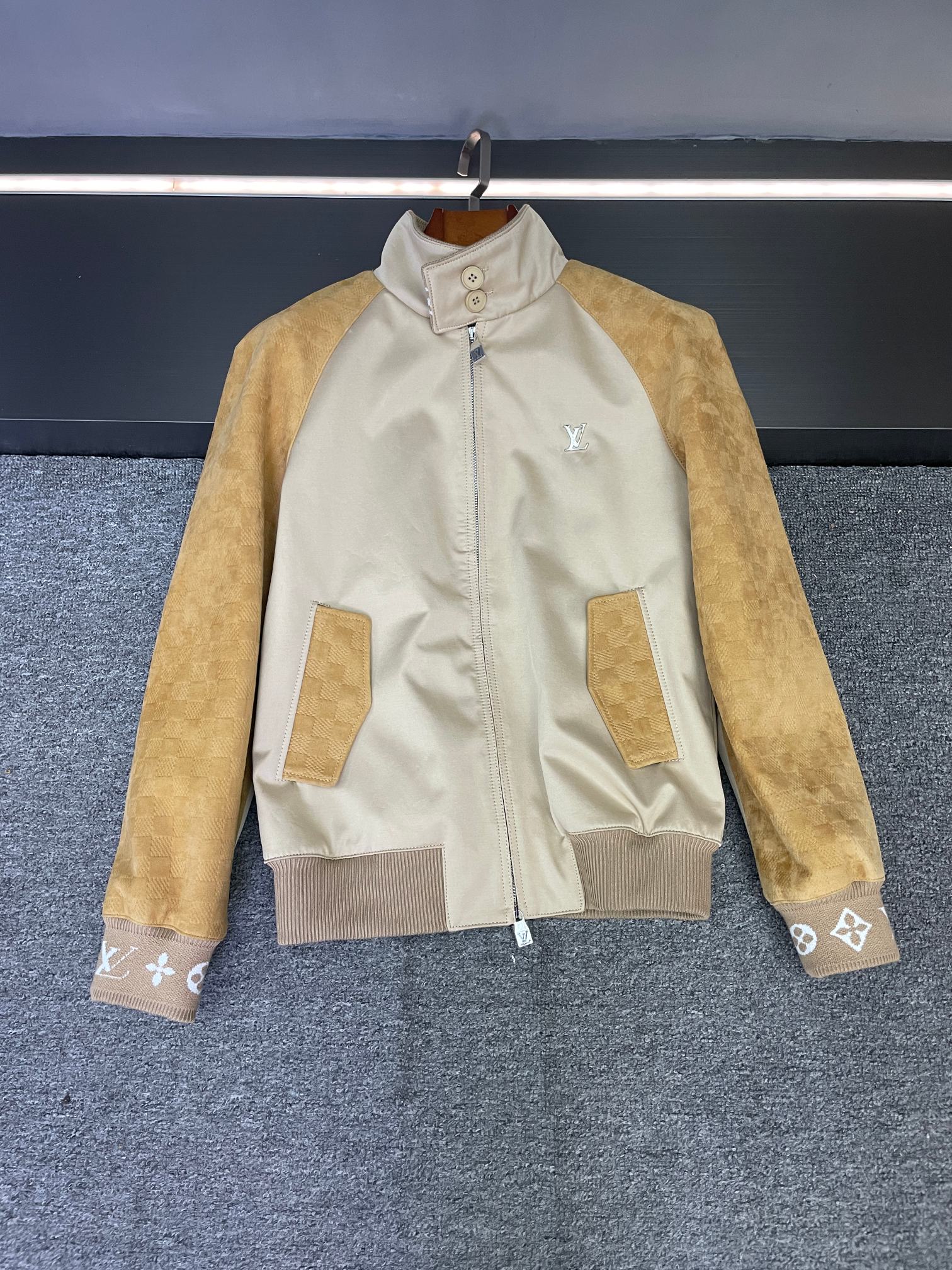 NO:773019,I was asked all the way about my LV spliced ​​jacket, it looks so handsome. Who knows!  Recently, I have been attracted by LV's new 2026 early spring men's sheepskin spliced jacket. As soon as I put it on, I was asked for the link and the number of people turning back was so high. Its sleeves and back are made of suede sheepskin, which is soft and skin-friendly and feels super textured. The sheepskin surface is embossed with LV's classic checkerboard pattern, which is retro and fashionable. You don't have to worry about clashing styles when walking on the street. The unique design gives you a fashion sense.  The body part is made of polyester fiber fabric, which is light and comfortable for daily wear. It can also skillfully balance the heavy feeling of the overall shape, which is both practical and beautiful. The LV metal LOGO on the left chest is simple and elegant, shining in the sun, low-key showing identity and taste. The LV LOGO jacquard on the threaded neckline, cuffs and hem, the details are directly controlled, and it is exposed inadvertently, instantly upgrading the sense of luxury!   Wear it with a solid color T-shirt and jeans every day, simple and casual, full of youthful feeling; when attending an event, wear a turtleneck sweater and a pair of black trousers, and you will transform into a stylish man and easily become the focus of the audience. I sincerely recommend it to everyone who pursues quality and fashion. You won’t lose money if you start it, buy it early and enjoy it early, rush in and get it done!   Size M-3XL.,,louis vuitton,jeans,jackets & coats,sweaters,tees,t-shirt,sheepskin,Top Customize119860909被追问一路的LV拼接外套,帅麻了  家人们谁懂啊！最近被 LV 2026早春新款男士羊皮拼接外套拿捏得死死的,一上身就被追问链接,回头率爆表  它的袖子和后背采用反绒羊皮打造,柔软又亲肤,摸起来超有质感.羊皮表面压印着LV经典的棋盘格纹,复古又时髦,走在街上完全不用担心撞款,独特设计狠狠拿捏时尚感.  身子部分选用聚酯纤维面料,轻盈舒适,日常穿着无负担,还能巧妙平衡整体造型的厚重感,实用性与美观性双双拉满.  左胸处的LV金属LOGO,简约大气,在阳光下闪闪发光,低调彰显身份与品味.螺纹领口、袖口和下摆里面的LV LOGO提花,细节控直接爱惨,不经意间露出,高级感瞬间upup！  日常出街搭配纯色T恤和牛仔裤,简约又随性,满满的少年感；参加活动时,内搭高领毛衣,下身配条黑色西裤,摇身一变气质型男,轻松成为全场焦点.  真心墙裂推荐给各位追求品质与时尚的宝子,入手不亏,早买早享受,赶紧冲就完事！  码数M-3XL.,,louis vuitton,jeans,jackets & coats,sweaters,tees，t-shirt,sheepskin,Top Customize1,Men's clothing