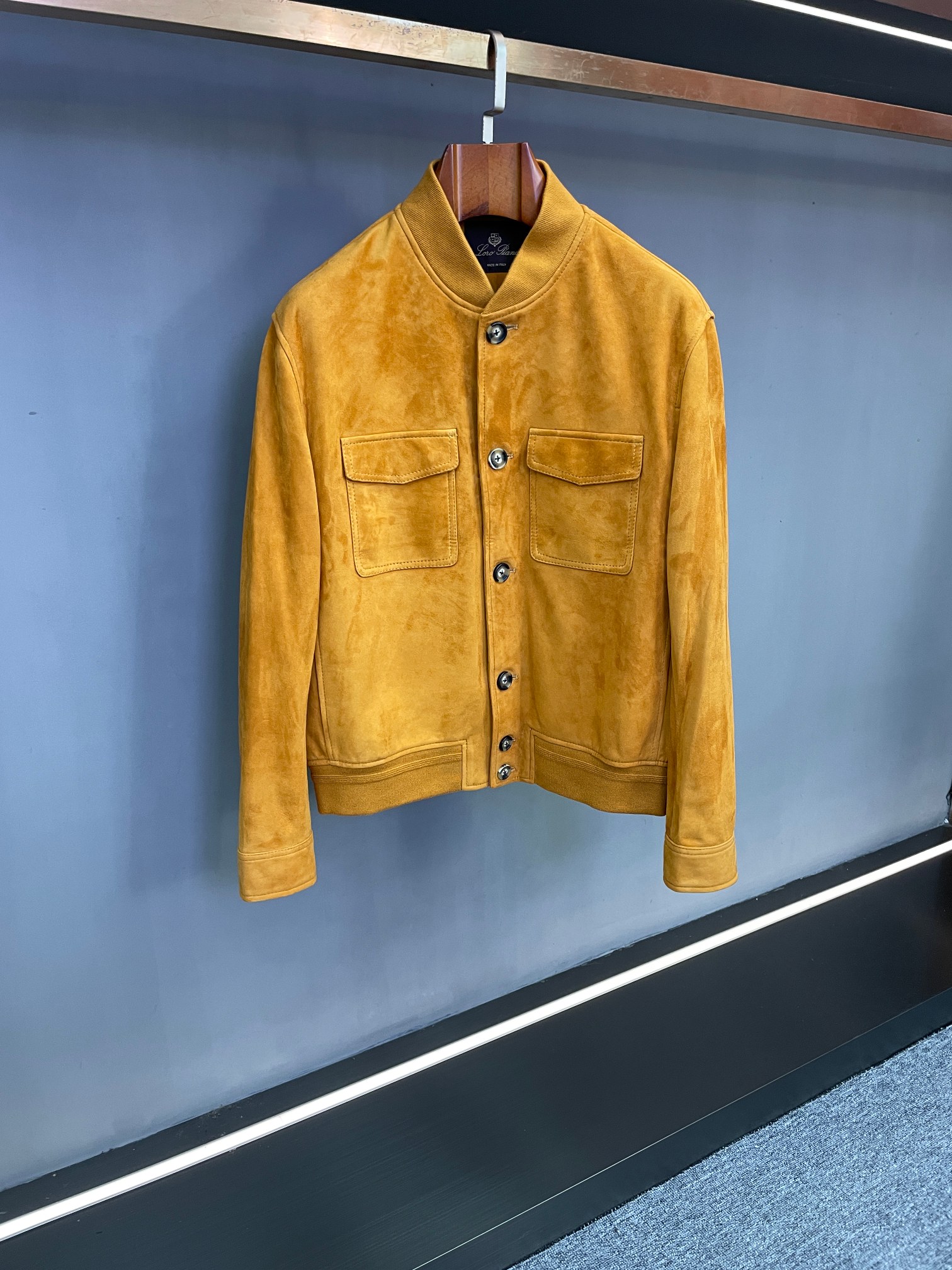 NO:773022,LP LORO PIANA’s new 2026 spring and summer men’s sheepskin jacket brings a new level of old-money style. Dear gentlemen, LORO PIANA’s 2026 new men’s sheepskin jacket makes a shocking debut. With a classic old-money style design, it presents you with a low-key and luxurious dressing experience.  Nuoyoupianya. This jacket is made of New Zealand suede sheepskin. Every inch of the leather exudes a natural and delicate texture. It is soft against the skin but tough and durable. You can feel the high-end touch from natural materials when you rub it on your fingertips. It shows extraordinary taste in a low-key manner. The old-money style design concept runs throughout, abandoning complicated decorations, using simple lines to outline elegant outlines, and showing calmness in every gesture, showing your profound fashion heritage and elegant style.  Open the jacket and you will see the plaid lining. The classic plaid element has a retro charm, which not only enhances the layering of the overall outfit, but also inadvertently reveals your ultimate pursuit of details. Every time you wear it, it is a tribute to classic fashion.  The coffee and black colors launched this time are the essence of the old money style color matching system. The coffee color is warm and mellow, just like a cup of coffee on an autumn afternoon. It contains the warmth of life in its calmness, easily creating a low-key and luxurious atmosphere; the black is mysterious and deep, interpreting eternal classics and stability. It is the best choice for you to attend important occasions, showing full gentlemanly demeanor. Whether you wear it with a simple white shirt to attend a business meeting, or wear a soft sweater while walking in the streets, LORO  PIANA's new 2026 spring and summer men's sheepskin jackets can be perfectly adapted to help you easily control various occasions and become the focus of the crowd. Size 48-56.,,loro piana,loro piana,jackets & coats,shirts,sheepskin,Top Customize119860909LP 诺优翩雅2026春夏新款男士羊皮夹克,演绎老钱风新高度  尊敬的各位绅士,LORO PIANA诺优翩雅2026新款男士羊皮夹克震撼登场,以经典老钱风设计,为您呈上低调而奢华的着装体验.  诺悠翩雅.这款夹克精选新西兰反绒羊皮,每一寸皮革都散发着自然而细腻的质感,轻柔贴肤又坚韧耐用,在指尖摩挲间感受来自天然材质的高级触感,低调中尽显不凡品味.  老钱风设计理念贯穿始终,摒弃繁杂装饰,以简洁线条勾勒优雅轮廓,举手投足间尽显从容大气,彰显您深厚的时尚底蕴与高雅格调.  打开夹克,格纹里布映入眼帘,经典格纹元素自带复古韵味,不仅提升了整体穿搭的层次感,更在不经意间展露您对细节的极致追求,每一次穿着都是对经典时尚的致敬.  此次推出的咖色与黑色,皆是老钱风配色体系中的精髓.咖色温暖醇厚,如同秋日午后的一杯咖啡,沉稳中蕴含着生活的温度,轻松营造出低调奢华的氛围感；黑色神秘深邃,诠释着永恒的经典与稳重,是您出席重要场合时的不二之选,展现出十足的绅士风度.  无论是搭配简约白衬衫出席商务会议,还是内搭柔软针织衫漫步于街头巷尾,LORO PIANA诺优翩雅2026春夏新款男士羊皮夹克都能完美适配,助您轻松驾驭各种场合,成为人群中的焦点.  码数48-56.,,loro piana,loro piana,jackets & coats,shirts,sheepskin,Top Customize1,Men's clothing