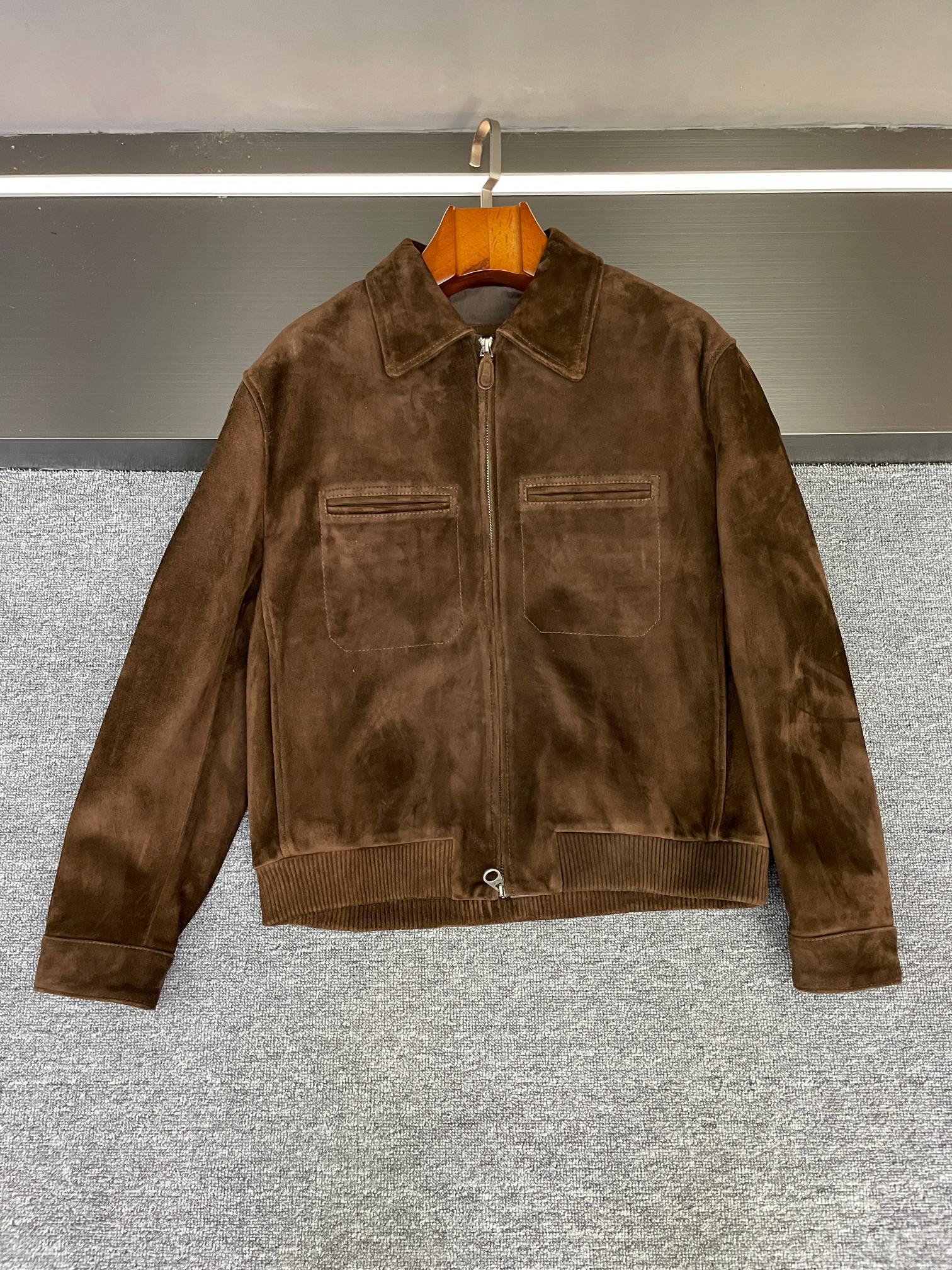 NO:773031,The old-money texture of Noyo Panya at a glance | Noyo Panya’s 2026 sheepskin jacket is so amazing. The sense of ritual in autumn and winter is always hidden in a jacket that can withstand scrutiny. Noyo Panya’s new 2026 spring and summer men’s sheepskin jacket hit the aesthetic point of high-end dressing as soon as it was launched - it does not need to be deliberately flamboyant, but has a low-key and noble aura. This is the essence of the old money style.  It is made of New Zealand brown suede sheepskin, which is the texture that catches your heart at first sight. The delicate suede texture has a gentle matte luster, without exaggerated gloss, but it is full of high-end touch and vision. The right brown color is the natural color of autumn and winter, and it shows great texture regardless of skin color. Whether it is paired with a suit or casual knitting, it can easily be worn with a relaxed and sophisticated style.  The uncompromising taste is hidden in the details. The interior is made of breathable linen lining, which makes it not sweaty when worn in autumn and winter, and feels close to the skin. The one-line zipper pocket + double puller design on the chest not only retains the minimalist and neat lines, but also hides practical and small things. It is convenient to keep your mobile phone and keys, and the functionality and appearance are perfectly balanced.  The real old money style is never about stacking logos, but the ultimate pursuit of materials and tailoring. This sheepskin jacket uses the warm texture of natural sheepskin and a classic and attractive style to help you easily choose a high-end look in autumn and winter. Whether it is daily commuting or business leisure, it can instantly make your temperament stand out. Want to buy a textured jacket that will not go out of style for ten years in the autumn and winter of 2026?  This sheepskin jacket from LP is worth adding to your must-have list~ Size M-3XL,,loro piana,jackets & coats,business suit,sheepskin,Top Customize119860909诺优翩雅一眼沦陷的老钱质感｜诺优翩雅2026羊皮外套太绝了 秋冬的仪式感,从来都藏在一件经得起推敲的外套里.诺优翩雅2026春夏新款男士羊皮外套,刚上线就戳中了高阶穿搭的审美点——不用刻意张扬,却自带低调显贵的气场,这才是老钱风的精髓所在. 精选新西兰咖啡色反绒羊皮打造,是第一眼就心动的质感.细腻的反绒肌理自带温柔的哑光光泽,没有浮夸的亮面,却在触感与视觉上尽显高级；恰到好处的咖啡色更是秋冬本命色,不挑肤色还巨显质感,无论是搭配西装内搭还是休闲针织,都能轻松穿出松弛又考究的格调. 细节里藏着不将就的品味内里选用透气亚麻里布,秋冬穿不闷汗,亲肤感直接拉满；胸前的一字拉链口袋+双拉头设计,既保留了极简利落的线条感,又暗藏实用小心机,随手放个手机、钥匙都很方便,功能性与颜值完美平衡. 真正的老钱风从不是堆砌logo,而是对材质与剪裁的极致追求.这件羊皮外套,用天然羊皮的温润质感、经典耐看的版型,帮你轻松拿捏秋冬的高级感穿搭,无论是日常通勤还是商务休闲,都能让气质瞬间脱颖而出. 2026秋冬想入一件穿十年都不过时的质感外套？LP这件羊皮外套,值得列入必入清单～ 码数M-3XL,,loro piana,jackets & coats,business suit,sheepskin,Top Customize1,Men's clothing