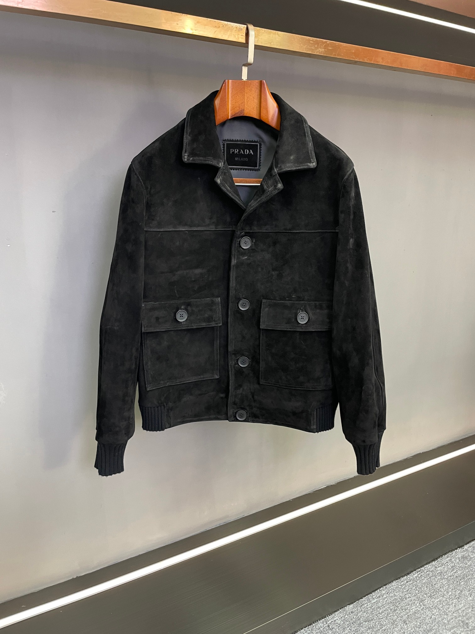 NO:773008,Prada's new 2026 spring and summer men's suede sheepskin jacket is a classic interpretation of workwear style and luxurious texture. Prada.2026 spring and summer series presents another ingenuity. The new men's suede sheepskin jacket uses neat design and high-end materials to create an autumn and winter clothing choice for contemporary men with both practicality and aesthetic value.  P's jacket is carefully sewn from suede sheepskin imported from New Zealand. The leather is fine, soft and tough, warm and mellow to the touch, with a retro texture and high-end luster. The two classic colors of brown and black are not only in line with the calm atmosphere of autumn and winter, but also have strong matching adaptability - brown contains retro warmth and shows an elegant style; black has a calm aura and can easily control various scenes.  The design incorporates the essence of workwear style. The small lapels of workwear are neat and stylish, which not only retains the cool temperament of workwear items, but also weakens the heavy feeling of traditional workwear, making it more light and flexible, and has good tolerance for different body shapes. The brand's ingenuity can be seen in the details. The Prada iconic triangle logo patch is embellished under the back collar. The simple lines outline the brand recognition. It is unobtrusive but full of luxury, and demonstrates extraordinary taste in details.  Whether it is a simple match for daily commuting or a casual style for casual occasions, this suede sheepskin jacket can be easily used. It is not only a core item to enhance the texture of the outfit, but also an ideal choice to interpret men's low-key style. It perfectly fits Prada's design concept of 'symbiosis of classics and practicality'. Size M-3XL,,prada,prada,jackets & coats,sheepskin,Top Customize119860909Prada 普拉达2026春夏新款男士反绒羊皮外套工装格调与奢华质感的经典演绎 Prada.2026春夏系列再献匠心之作,全新男士反绒羊皮外套以利落设计与高端材质,为当代男士打造兼具实用性与美学价值的秋冬着装选择. P家该外套甄选新西兰进口反绒羊皮精心缝制,皮质细腻柔软且富有韧性,触之温润醇厚,自带复古质感与高级光泽.推出的棕色与黑色两款经典色调,既契合秋冬季节的沉稳氛围,又具备极强的搭配适配性——棕色蕴含复古暖意,尽显优雅格调；黑色则自带沉稳气场,轻松驾驭多元场景. 设计上融入工装风格精髓,工装小翻领利落有型,既保留了工装单品的飒爽气质,又弱化了传统工装的厚重感,更显轻盈灵动,对不同身形具有良好包容性.细节处更见品牌巧思,后衣领下方缀以普拉达标志性三角标贴皮,简约线条勾勒品牌辨识度,不事张扬却尽显奢华底蕴,于细节处彰显不凡品味. 无论是日常通勤的简约搭配,还是休闲场合的自在造型,这款反绒羊皮外套皆能轻松胜任,既是提升穿搭质感的核心单品,也是诠释男士低调格调的理想之选,完美契合普拉达对“经典与实用共生”的设计理念. 码数 M-3XL,,prada,prada,jackets & coats,sheepskin,Top Customize1,Men's clothing