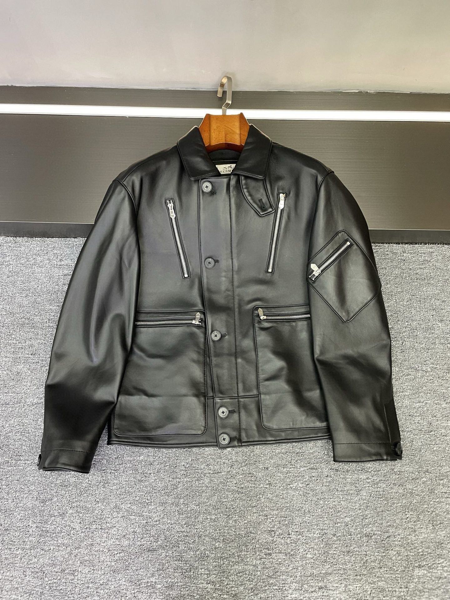 NO:772633,HERMES 2026 spring and summer new men's sheepskin jacket, handsome to a new level Hermes has made another big move!  The 2026 new men's sheepskin jacket is simply the 'king bomb' in the fashion industry. I'm totally in love with it!   Selected sheepskin imported from New Zealand has a soft and delicate touch, as if you are in close contact with the clouds, but it still has a tough texture. Every texture tells the quality and style, and it is worth a lot at first glance!   This time, we bring two classic colors: black and brown. The black is mysterious and deep, showing the calmness and restraint of men; the brown is retro and elegant, showing the unique taste of a gentleman. No matter which one, it can be easily adapted to various occasions, workplace, dating, parties, making you the focus of the audience!   The multi-pocket design is simply the perfect combination of practicality and beauty!  There are a total of 5 zipper pockets on the chest, hem and shoulders, which not only add a sense of layering, but can also store small items easily. You no longer have to worry about leaving your mobile phone or wallet when you go out. What is particularly important to mention is the windproof buckle it comes with. The details show the ingenuity of Hermès. Even if the wind is biting, it can help you lock in the warmth, and you can have both style and temperature!   Whether you pair it with a simple white T-shirt and jeans to create a casual and trendy style; or you wear this jacket with a shirt and tie inside to go the business elite route, it can hold up perfectly!   Dear friends, it’s better to act now than to be tempted. Get this new Hermès sheepskin jacket and start your autumn and winter fashion transformation journey!   Size M-3XL,,hermes,hermes,wallets,jeans,jackets & coats,shirts,sheepskin,ties,Top Customize119860909HERMES 爱马仕2026春夏新款男士羊皮夹克,帅出新高度  爱马仕Hermes 又又又又放大招啦！2026新款男士羊皮夹克,简直是时尚界的“王炸” 一整个爱住了！  精选新西兰进口羊皮,触感柔软细腻,仿佛在与云朵亲密接触 但又不失坚韧质感,每一处纹理都诉说着品质与格调,一看就价值不菲！  这次带来黑色和棕色两个经典颜色,黑色神秘深邃,彰显男士的沉稳内敛；棕色复古优雅,演绎绅士的独特品味.无论哪种,都能轻松适配各种场合,职场、约会、聚会,让你成为全场焦点！  多口袋设计简直是实用与美观的完美结合！胸前、下摆以及肩膀总共5个拉链口袋,不仅增加了层次感,还能随手收纳小物件,出门再也不用担心手机、钱包没处放啦～  特别要提的是它搭配的防风扣,细节之处尽显爱马仕的匠心.即便寒风凛冽,也能帮你牢牢锁住温暖,风度与温度兼得！  不管是搭配简约白T和牛仔裤,打造休闲潮流风；还是内搭衬衫领带,外穿这件夹克,走商务精英路线,它都能完美hold住！  宝子们,狠狠心动不如马上行动,入手这件爱马仕新款羊皮夹克,开启你的秋冬时尚蜕变之旅吧！  码数M-3XL,,hermes,hermes,wallets,jeans,jackets & coats,shirts,sheepskin,ties,Top Customize1,Men's clothing