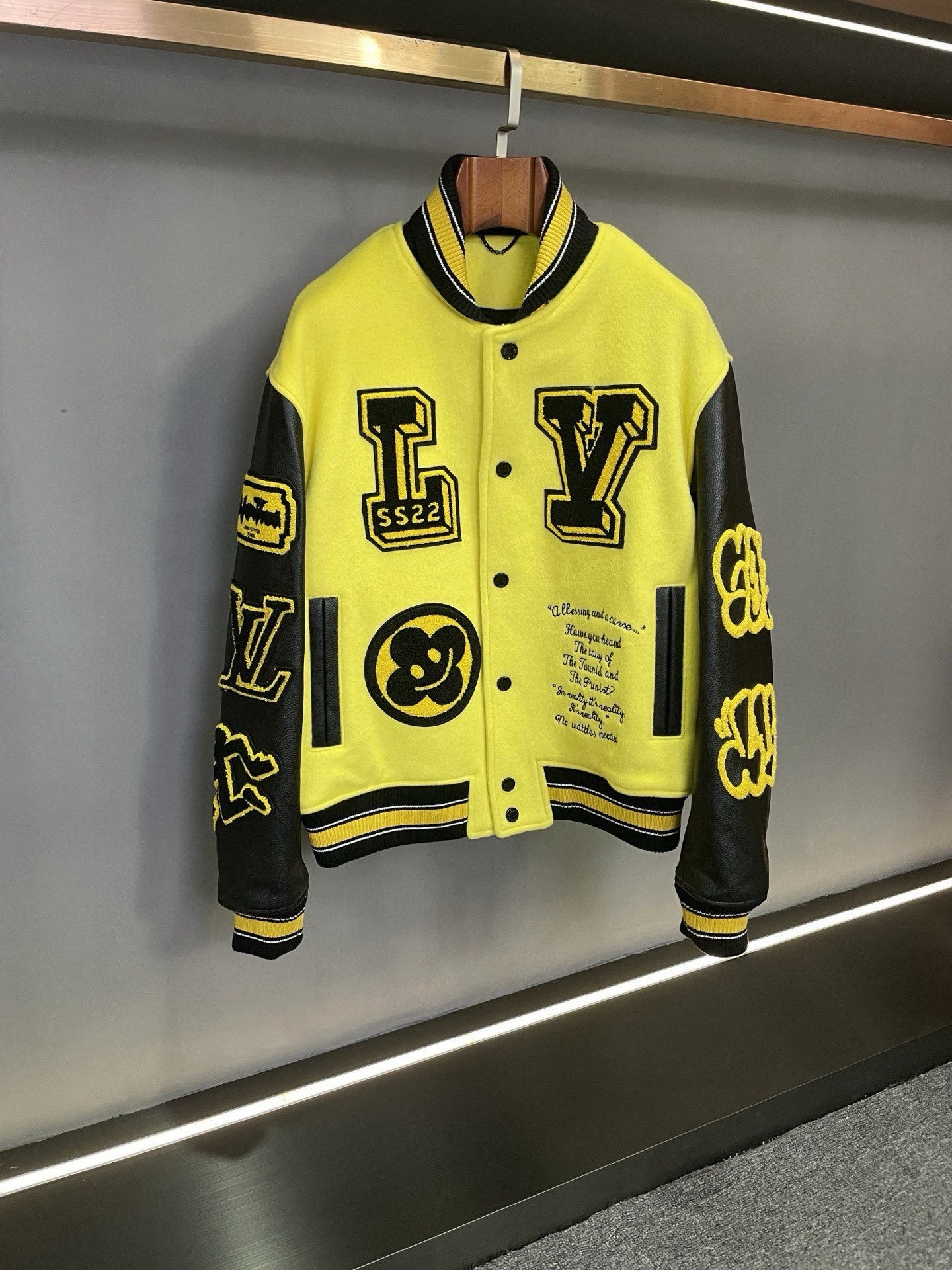 NO:772029,Louis Vuitton LV 2026 new baseball uniforms, cowhide jackets, unisex jackets, are here. Lujia has always led the trend with its excellent quality and unique design. This season, we are proud to present to you the 2026 new baseball uniforms, which are full of luxury and exquisite craftsmanship.  This LV baseball jersey is made of yellow cashmere imported from Australia. Its soft texture and warm characteristics will bring you comfortable care in autumn and winter. The splicing part is made of black first-layer calfskin imported from Spain, which is tough and lustrous, showing its noble quality. The LV brand LOGO is carefully carved with towel embroidery and toothbrush embroidery on the chest and arms.  and the iconic five-flower pattern, delicate and exquisite, showing the brand's excellent craftsmanship and unique charm. The huge towel embroidery on the back depicts the black panther pattern and the LV brand LOGO, which is even more domineering and eye-catching. The contrasting yellow and black threaded collar and hem not only add to the overall sense of fashion, but also show delicacy and care in the details. LV  The 26 spring and summer new baseball uniform is a perfect fusion of quality and fashion, and is an indispensable item in your autumn and winter wardrobe. Choose it to show your extraordinary taste and noble status. Size S-3XL,,louis vuitton,louis vuitton,louis vuitton,louis vuitton,jackets & coats,jackets & coats,cowhide,Top Customize119860909路易威登 LV 2026新款棒球服,牛皮夹克 男女同款外套,重磅来袭  驴家始终以其卓越的品质与独特的设计引领潮流.今季,我们自豪地为您呈现 2026新款棒球服,尽显奢华与精湛工艺.  LV这款棒球服采用澳洲进口的黄色羊绒身,其柔软的质感与温暖的特性,为您在秋冬季节带来舒适的呵护.而拼接部分则选用了西班牙进口的黑色头层小牛皮,坚韧而富有光泽,彰显出高贵的品质.  胸前和两臂采用毛巾绣和牙刷绣工艺精心刻画的 LV 品牌 LOGO 及标志性五花,细腻而精美,展现了品牌的卓越工艺与独特魅力.后背的巨幅毛巾绣刻画的黑豹图案及 LV 品牌 LOGO,更是霸气十足,引人注目.  黄黑撞色螺纹领及下摆,不仅增添了整体的时尚感,更在细节之处展现了精致与用心.  LV 26春夏新款棒球服,是品质与时尚的完美融合,是您秋冬衣橱中不可或缺的臻品.选择它,彰显您的非凡品味与尊贵身份. 码数S-3XL,,louis vuitton,louis vuitton,louis vuitton,louis vuitton,jackets & coats,jackets & coats,cowhide,Top Customize1,Men's clothing
