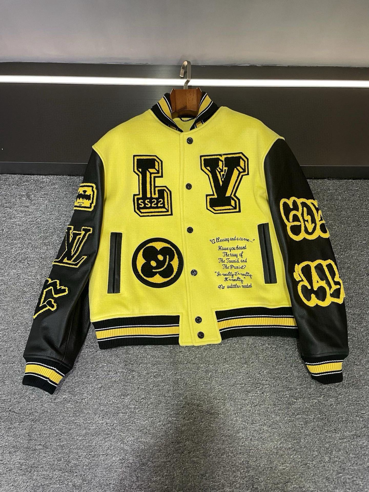 NO:772037,Laying details of Louis Vuitton’s 2026 spring and summer new baseball uniforms, cashmere and cowhide spliced ​​jackets for men and women. The material of Louis Vuitton’s baseball uniform is amazing!  The yellow cashmere body imported from Australia is soft and warm, and it is spliced ​​with black first-layer calfskin imported from Spain, which is full of texture!   The LV brand LOGO and iconic five-flower pattern embroidered with towel embroidery and toothbrush embroidery on the chest and arms are exquisite and delicate, making people fall in love at first sight. The black panther pattern and Louis Vuitton brand LOGO embroidered on the huge towel embroidery on the back are even more domineering, and will turn heads when walking on the street!   Coupled with the contrasting yellow and black threaded collar and hem, it is fashionable and individual. Every detail demonstrates Louis Vuitton's exquisite craftsmanship and high-end quality, which is really irresistible!   Darlings, don’t hesitate, grab this super cool Louis Vuitton baseball jersey and become the fashion focus on the streets in autumn and winter!  Size S-3XL.,,louis vuitton,louis vuitton,jackets & coats,cowhide,Top Customize119860909路易威登 LV 2026年春夏新款棒球服的平铺细节图,男女同款羊绒牛皮拼接外套  路易威登这件棒球服的材质太绝啦！澳洲进口的黄色羊绒身,柔软又温暖,拼接西班牙进口的黑色头层小牛皮,质感十足！  胸前和两臂采用毛巾绣和牙刷绣工艺刻画的 LV 品牌 LOGO 及标志性五花,精致细腻,让人一眼就爱上.  后背的巨幅毛巾绣刻画的黑豹图案及 路易威登品牌 LOGO 更是霸气十足,走在街上回头率爆表！  再加上黄黑撞色螺纹领及下摆,时尚又个性.  每一处细节都彰显出路易威登的精湛工艺和高端品质,真的是让人无法抗拒呀！  宝子们,别犹豫,赶紧入手这件超级酷炫的路易威登棒球服,成为秋冬街头的时尚焦点吧！ 码数S-3XL.,,louis vuitton,louis vuitton,jackets & coats,cowhide,Top Customize1,Men's clothing
