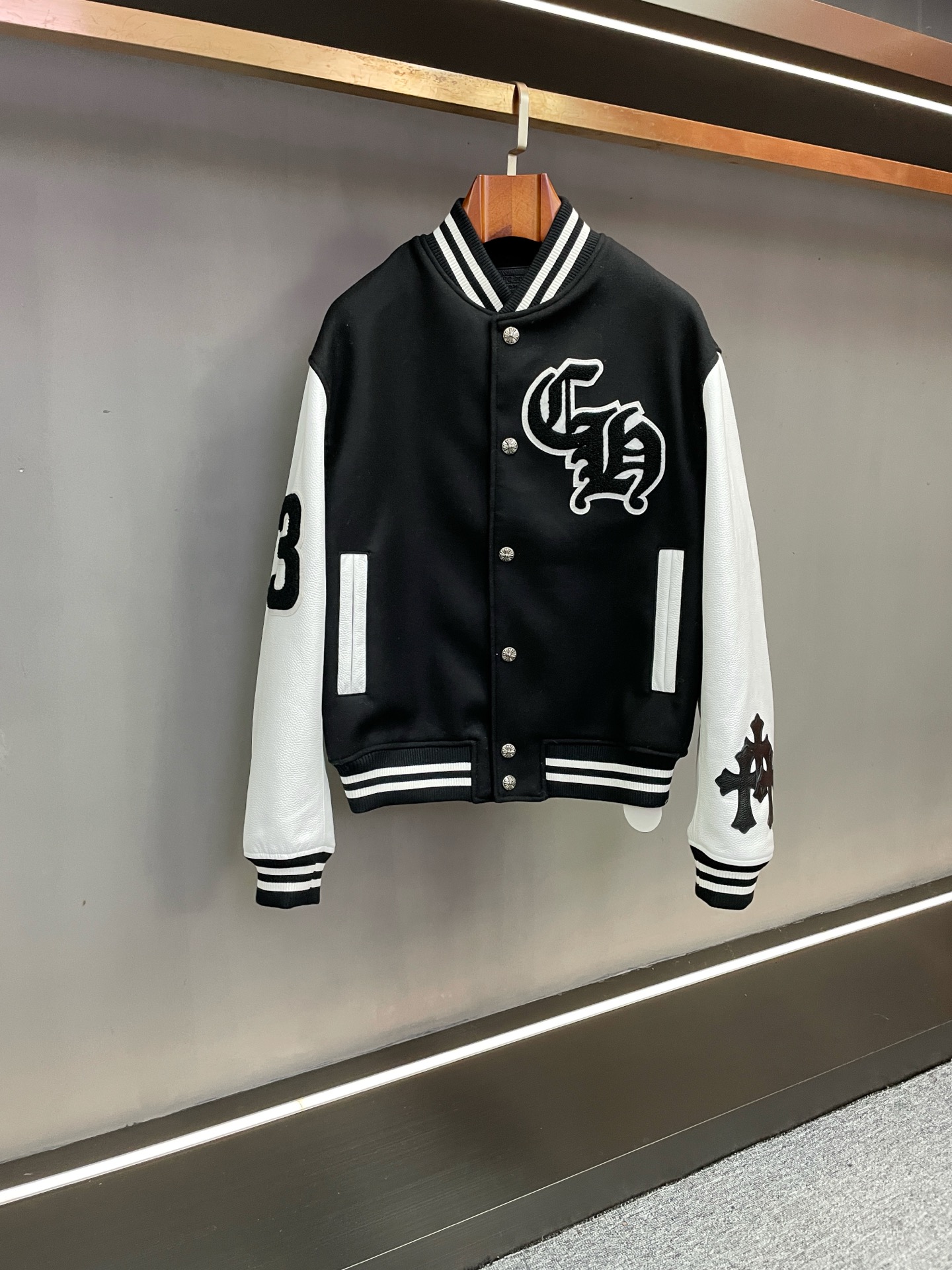 NO:772064,Chrome Hearts' 2026 new unisex baseball uniforms are elegant and elegant. As the world's top luxury fashion brand, Chrome Hearts has always interpreted the core spirit of rebellion and individuality with Gothic rock aesthetics and exquisite handcraftsmanship. The 2026 new unisex baseball uniforms are here, perfectly integrating high-end materials and iconic designs, creating wearable art pieces for you who pursue a unique style.  The body of the garment is made of rare black cashmere, with a fiber diameter of only 12-15 microns. It feels as smooth and delicate as clouds, and has a thermal insulation performance 3.5 times that of wool. It provides constant temperature protection to the skin in severe cold seasons; the sleeves are made of first-layer white cowhide.  Carefully tailored, a unique texture develops as you wear it, showing original tension and luxurious heritage. The silver-plated hardware accessories are made with precision craftsmanship, with a lustrous luster and a heavy texture. Every detail demonstrates the brand's ultimate pursuit of quality.  The design continues the brand's classic genes and is fully embroidered with the Crow Heart brand logo on the back, using delicate stitching to outline the Gothic aesthetic outline, making it highly recognizable; the embroidered embellishments on the chest and sleeves hide ingenuity, and iconic elements such as crosses and fleur-de-lis are intertwined to convey a free attitude of 'both good and evil'. The loose version of the same style for men and women is compatible with multiple body shapes. It not only retains the casualness of baseball uniforms, but also relies on the upgrade of materials and craftsmanship to achieve a seamless connection between high-end street style and daily wear.  From the hand-polishing in the Los Angeles workshop to the ingenious carving of details, this baseball uniform is not only a piece of clothing, but also a symbol of belief for personal expression. In 2026, break the boundaries with Crow Heart and define your own high-end trend style with luxurious texture and rebellious spirit. Size 44-50,,chrome hearts,chrome hearts,cowhide,Top Customize119860909克罗心2026新款男女同款棒球服 奢雅登场 作为全球顶级奢侈潮流品牌,克罗心（Chrome Hearts）始终以哥特摇滚美学与精湛手工工艺诠释叛逆与个性的核心精神.2026年新款男女同款棒球服重磅来袭,将高端材质与标志性设计完美融合,为追求独特格调的你打造可穿戴的艺术单品. 衣身甄选珍稀黑色羊绒,纤维直径仅12-15微米,触感如云朵般柔滑细腻,保暖性能达羊毛的3.5倍,在严寒季节给予肌肤恒温呵护；袖子采用头层白色牛皮精心裁制,随着穿着沉淀出独特质感,尽显原始张力与奢华底蕴.镀银五金配件经精密工艺打造,光泽莹润且质感厚重,每一处细节都彰显品牌对品质的极致追求. 设计上延续品牌经典基因后背满幅克罗心品牌Logo绣花,以细腻针脚勾勒哥特式美学轮廓,辨识度十足；胸前与袖子的绣花点缀暗藏巧思,十字架、鸢尾花等标志性元素交织,传递出“亦正亦邪”的自由态度.男女同款的宽松版型兼容多元身形,既保留棒球服的休闲随性,又凭借材质与工艺的升级,实现高端街头风格与日常穿搭的无缝衔接. 从洛杉矶工坊的手工打磨到细节处的匠心雕琢,这件棒球服不仅是服饰单品,更是个性表达的信仰符号.2026年,与克罗心一同打破边界,以奢雅质感与叛逆精神,定义专属你的高端潮流格调. 码数 44-50,,chrome hearts,chrome hearts,cowhide,Top Customize1,Men's clothing