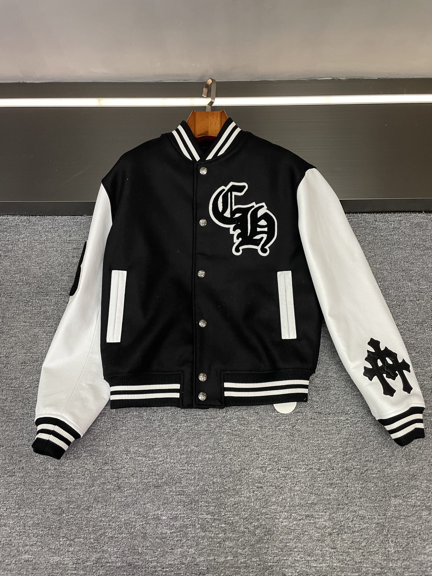 NO:772072,Crow Heart 26 New Baseball Uniform | Who knows how to wear Gothic luxury into a couple's tacit understanding!  Chrome Hearts 2026 spring and summer baseball uniforms directly hit the hearts of couples~ The silhouettes of the same styles for men and women are not suitable for body shapes. Boys look cool in it, and girls wear oversize and have a full and lazy feeling. When they go out, they turn heads in the street.  The first-layer white cowhide sleeves have a delicate texture, feel soft and crisp, and are matched with a black cashmere body, which combines warmth and texture. It is windproof and not bulky for autumn and winter wear. The silver-plated hardware has a low-key cold light, echoing the embroidered brand logo all over the back. Gothic aesthetics are hidden in every detail. The embroidery embellishments on the chest and sleeves are more delicate, not overly exaggerated but recognizable.  Its high emotional intelligence is hidden in its adaptability - worn with denim, it is a cool street style, paired with casual trousers, it instantly becomes light and business-like, and even layered with bottoming shirts, it can be worn to create a layered look. There is no need to bother to put together couple outfits, the same clothes can be worn in different styles, but the iconic elements of Croix Heart are in the same frequency. This is the true meaning of high-end couple outfits~  I was asked about the link when I wore it out. The quality is so good that I can’t help but show off. Whether it’s for myself or as a gift, it’s a perfect choice to hide your feelings. After all, a good outfit should always please yourself and others. Size 44-50,,versace,chrome hearts,chrome hearts,cowhide,Top Customize119860909克罗心26新款棒球服｜把哥特奢华穿成情侣默契 谁懂啊！Chrome Hearts 2026春夏棒球服直接戳中情侣穿搭心巴～ 男女同款的廓形不挑身材,男生穿帅得凛冽,女生穿oversize慵懒感拉满,出门炸街回头率爆表 头层白色牛皮袖子自带细腻肌理,摸起来软糯又挺括,搭配黑色羊绒机身,暖感与质感双在线,秋冬穿既抗风又不臃肿.镀银五金泛着低调冷光,和后背满幅品牌Logo绣花呼应,哥特式美学藏在每一处细节里,胸前与袖子的绣花点缀更显精致,不会过分浮夸却自带辨识度. 它的高情商藏在适配性里——搭破坏牛仔是街头潮酷风,配休闲西裤秒变轻商务,甚至叠穿打底衫都能穿出层次感.不用费心凑情侣装,同一件衣服穿出各自风格,却靠克罗心的标志性元素默契同频,这才是高级情侣穿搭的真谛呀～ 穿出门被问爆链接,质感好到让人忍不住炫耀,无论是自留还是送对象,都是藏着心意的满分选择.毕竟好的穿搭单品,从来都是既悦己也悦人 码数 44-50,,versace,chrome hearts,chrome hearts,cowhide,Top Customize1,Men's clothing