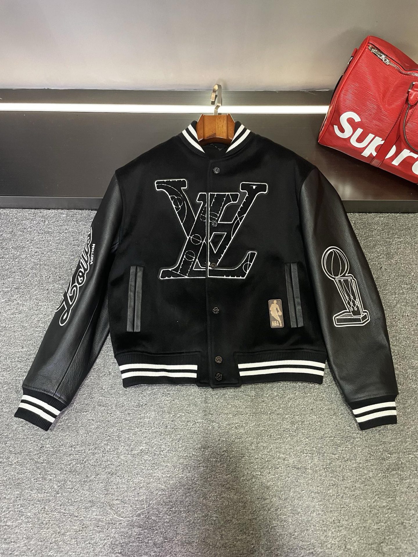 NO:772090,LV and NBA jointly branded 2026 spring and summer baseball uniforms are here!    This baseball uniform is the perfect combination of luxury and fashion. The body part is made of black cashmere fabric imported from Australia. The texture is like being caressed by clouds. It is soft and comfortable, and has first-class warmth. Look at the sleeves, they are made of first-layer black calfskin imported from Spain!  The luster of this leather is simply amazing, like the brightest star in the night sky, full of high-end feel. Here’s the point!  The delicate LV LOGO embroidered on the towel on the front and the basketball pattern embroidered on the towel on the back, every stitch and thread seem to tell the story of fashion and sports. There are also NBA trophies and LV LOGO presented with embroidery on both sides of the sleeves. These details really impress me!   Wearing it, you are like a king at the intersection of fashion and sports trends. Whether you are going to a football match or going out daily, you can easily become the center of attention and make people unable to take their eyes away. Size S-3XL,, louis vuitton, cowhide, Top Customize119860909LV 与 NBA 联名 2026春夏棒球服来袭！   这件棒球服堪称奢华与时尚的完美结合.它的身子部分采用的是澳洲进口黑色羊绒面料,那质感就像被云朵轻抚过一样,柔软又舒适,而且保暖性一流哦.  再看看袖子,是西班牙进口头层黑色小牛皮呢！这种皮质的光泽感简直绝了,就像夜空中最亮的星,高级感满满.  重点来啦！前胸精致的毛巾绣 LV LOGO 和后背的毛巾绣篮球图案,每一针每一线都像是在诉说着时尚与运动的故事.还有袖子两边,分别用绣花工艺呈现的 NBA 奖杯和 LV LOGO,这些细节真的太戳我啦！  穿上它,你就像是走在时尚前沿和运动潮流交汇处的王者,无论是去看球赛还是日常出街,都能轻松成为焦点,让人移不开眼. 码数 S-3XL,,louis vuitton,cowhide,Top Customize1,Men's clothing