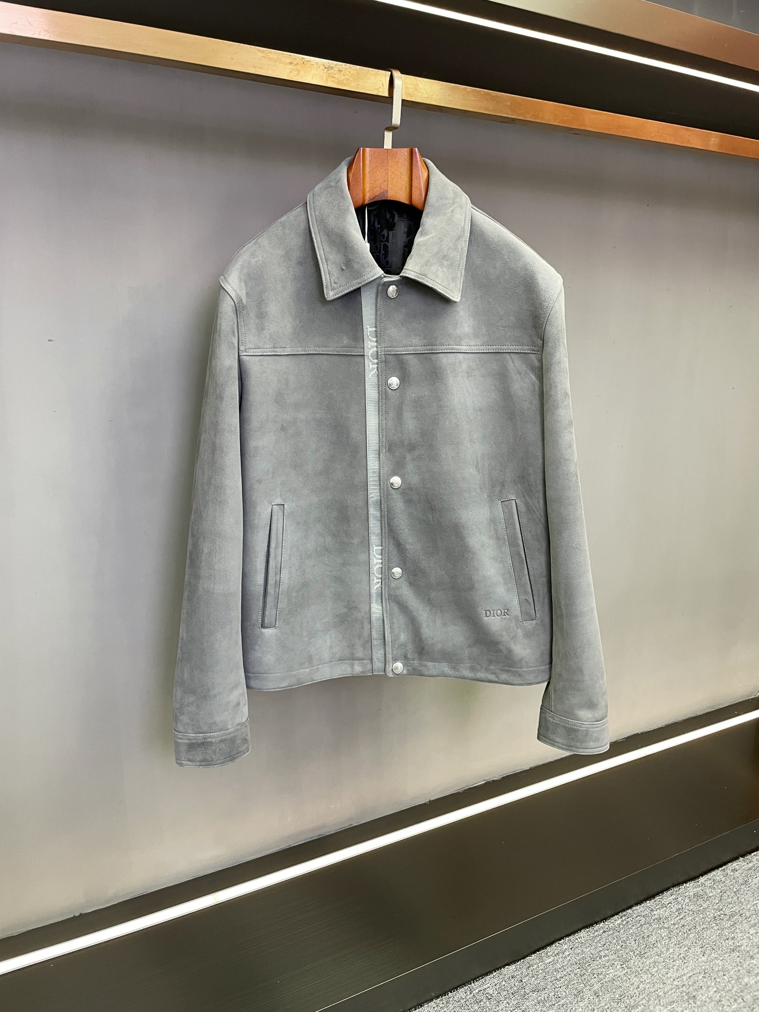 NO:772117,Dior DIOR 1826 new men's suede sheepskin leather jacket shows outstanding style. On the fashion stage, Dior has always led the trend with its exquisite craftsmanship and unique design. Today, Dior's 2026 spring and summer new men's suede sheepskin leather jacket makes a shocking debut, bringing a new fashion choice to men with excellent taste.  This leather jacket from DIOR is carefully made of suede sheepskin imported from Australia and has an extraordinary texture. The fine texture of suede sheepskin not only demonstrates the luxurious quality, but also gives the leather jacket a unique touch. The two classic colors of khaki and black meet the dressing needs of different occasions. Whether it is a business negotiation or a casual gathering, you can easily show elegance and confidence. A DIOR jacquard webbing runs through the placket, adding a touch of exquisite detail to the overall design. The low-key DIOR on the left side pocket  The embossing inadvertently shows the brand's unique charm. The DIOR jacquard lining inside further enhances the quality of the leather jacket, allowing you to feel unparalleled comfort and luxury when wearing it. Dior's new 2026 spring and summer men's suede sheepskin leather jacket is not just a piece of clothing, but also a reflection of an attitude towards life. It perfectly integrates fashion and quality to create a unique personal style for you. Choosing Dior means choosing excellence.  Come and taste Dior's 2026 new men's suede sheepskin leather jacket and start your fashion journey. Size M-3XL,,dior,dior,leather jacket,sheepskin,Top Customize119860909迪奥 DIOR 1826新款男士反绒羊皮皮衣,尽显卓越风范  在时尚的舞台上,迪奥始终以其精湛工艺与独特设计引领潮流.今日,迪奥 2026春夏新款男士反绒羊皮皮衣震撼登场,为品味卓越的男士们带来全新的时尚选择.  DIOR这款皮衣采用澳洲进口反绒羊皮精心打造,质感非凡.反绒羊皮的细腻纹理,不仅彰显出奢华品质,更赋予了皮衣独特的触感.卡其色与黑色两种经典颜色,满足不同场合的穿搭需求.无论是商务洽谈还是休闲聚会,都能让你轻松展现出优雅与自信.  门襟处一条 DIOR 提花织带贯穿,为整体设计增添了一抹精致的细节.左侧侧插口袋上低调的 DIOR 压花,于不经意间展现品牌的独特魅力.而内里的 DIOR 提花里布,则进一步提升了皮衣的品质感,让你在穿着时感受到无与伦比的舒适与奢华.  迪奥 2026春夏新款男士反绒羊皮皮衣,不仅仅是一件服装,更是一种生活态度的体现.它将时尚与品质完美融合,为你打造独一无二的个人风格.选择迪奥,就是选择卓越.  快来品鉴Dior2026新款男士反绒羊皮皮衣,开启你的时尚之旅. 码数M-3XL,,dior,dior,leather jacket,sheepskin,Top Customize1,Men's clothing