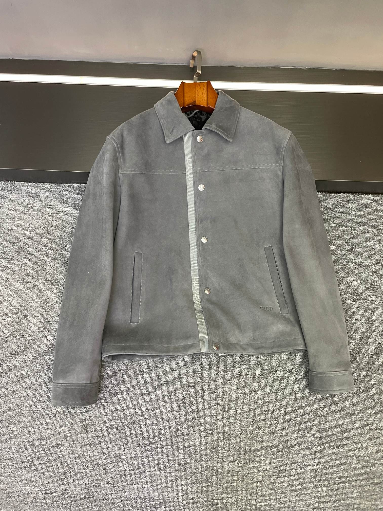 NO:772124,Dior DIOR's new men's leather jacket for spring and summer, the details are full of luxury. Family members, today I must share with you Dior's new men's suede sheepskin leather jacket this season. This Dior leather jacket is made of suede sheepskin imported from Australia, with incomparable texture. Khaki is warm and elegant, black is classic and cool, both colors can easily adapt to various occasions. A DIOR jacquard webbing runs through the placket, instantly improving the overall style and full of fashion. The low-key DIOR on the left side pocket  Embossed, exquisite but not ostentatious, showing the low-key luxury of the brand. Looking at the inside, the DIOR jacquard lining has a delicate touch, and every time you wear it it is like an encounter with quality. Whether it is the choice of materials or the design of details, Dior has demonstrated its ultimate pursuit of quality and precise grasp of fashion. This autumn and winter, make DIOR's new men's suede sheepskin leather jacket a fashion must-have, highlighting your unique taste and charm.  Size 48-56,,dior,dior,leather jacket,sheepskin,Top Customize119860909迪奥 DIOR春夏新款男士皮衣,细节之处尽显奢华  家人们,今天必须给大家分享迪奥这一季的新款男士反绒羊皮皮衣.  迪奥这款皮衣采用澳洲进口反绒羊皮打造,质感无敌.卡其色温暖优雅,黑色经典酷炫,两个颜色都能轻松适配各种场合.  门襟处一条 DIOR 提花织带贯穿,瞬间提升整体格调,时尚感拉满.左侧侧插口袋上低调的 DIOR 压花,精致而不张扬,尽显品牌的低调奢华.  再看内里,DIOR 提花里布,触感细腻,每一次穿着都仿佛是一场与品质的邂逅.  无论是从材质的选择,还是细节的设计,迪奥都展现出了对品质的极致追求和对时尚的精准把握.  这个秋冬,让DIOR新款男士反绒羊皮皮衣成为你的时尚必备,彰显你的独特品味与魅力.  码数48-56,,dior,dior,leather jacket,sheepskin,Top Customize1,Men's clothing