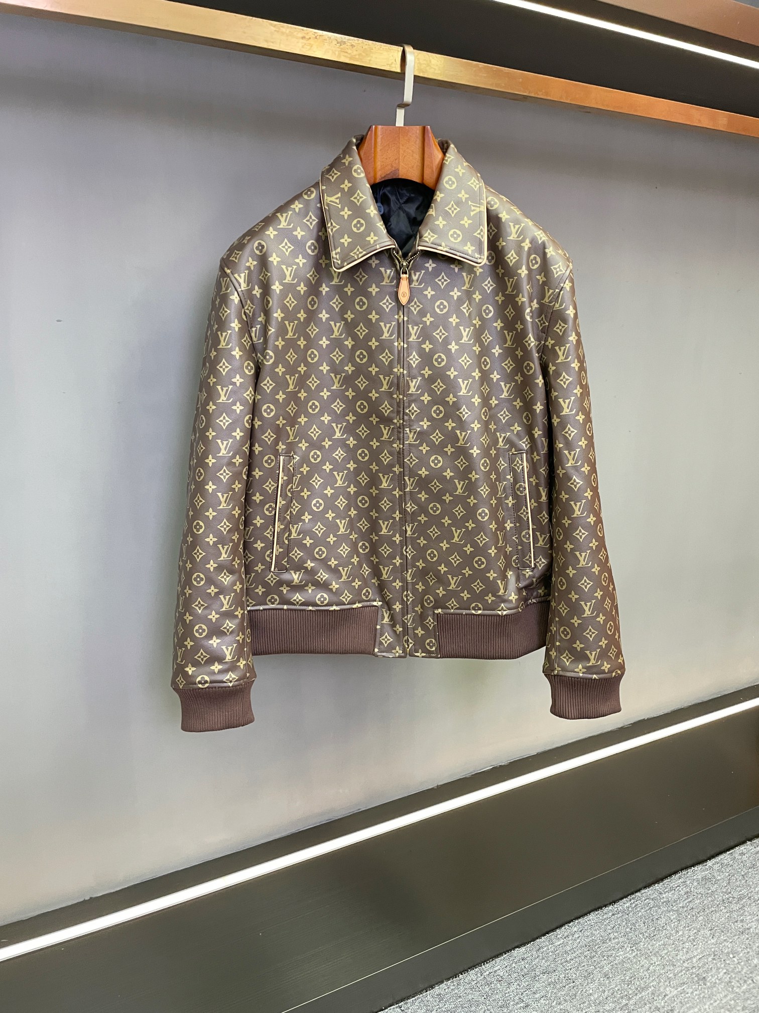 NO:772131,LV 2026 Spring and Summer | Brown Five-Floor Cowhide Jacket, Wear Classics into Everyday High-End Style Louis Vuitton's 2026 Spring and Summer Men's New Style, this lapel cowhide jacket really hits the mark on aesthetics - it has just the right balance between classic five-flower print and luxurious texture, low-key and unassuming, but with a high-end aura. Material and texture  Selected first-layer brown calfskin imported from Spain, the leather is delicate and flexible, with a warm matte luster. It feels solid and sinewy, and the upper body is stiff but not slumped. It is light and not heavy for spring and summer wear, and has an exclusive texture when you wear it. Design and details The classic lapel jacket style, neat lines modify the body shape, and it shows spirit regardless of the figure. It is suitable for daily commuting and leisure outings.  The LV classic five-flower pattern is printed all over the body. It is not an exaggerated pile, but is naturally integrated with the brown leather surface. It is low-key and highlights the brand recognition. People who know it can get the exquisiteness at a glance. Outfit and style: Brown has a retro yuppie feel, and a white T-shirt underneath is refreshing and casual. Paired with jeans, it is a trendy street style for men. Paired with trousers, it instantly becomes a light business gentleman. It is simple and advanced when worn alone in spring and summer, and there is no sense of violation when layered in early autumn.  Hiding the classic five-flower pattern in luxury cowhide, not deliberately showing off wealth, but showing taste everywhere, this is where LV's sense of luxury lies~ Size M-3XL,,louis vuitton,louis vuitton,jeans,jackets & coats,cowhide,Top Customize119860909LV 2026春夏｜棕色五花牛皮夹克,把经典穿成日常高级感  路易威登2026春夏男士新款,这件翻领牛皮夹克真的戳中审美——把经典五花印花与奢品质感平衡得刚刚好,低调不张扬,却自带高阶气场 .  材质与质感  精选西班牙进口头层棕色小牛皮,皮质细腻柔韧,自带温润哑光光泽,摸上去扎实有筋骨,上身挺括不软塌,春夏穿轻盈不厚重,越穿越有专属质感 .  设计与细节  经典翻领夹克版型,利落线条修饰身形,不挑身材还显精神,日常通勤、休闲出街都适配 . 全身满印LV经典五花图案,不是浮夸堆砌,而是与棕色皮面自然融合,低调彰显品牌辨识度,懂的人一眼就能get到那份精致 .  穿搭与格调  棕色自带复古雅痞感,内搭白T清爽随性,配牛仔裤是街头潮男风；搭西裤秒变轻商务绅士,春夏单穿简约高级,早秋叠穿也毫无违和感 .  把经典五花藏进奢品牛皮里,不刻意炫富,却处处透着品味,这才是LV的高级感所在～ 码数M-3XL,,louis vuitton,louis vuitton,jeans,jackets & coats,cowhide,Top Customize1,Men's clothing