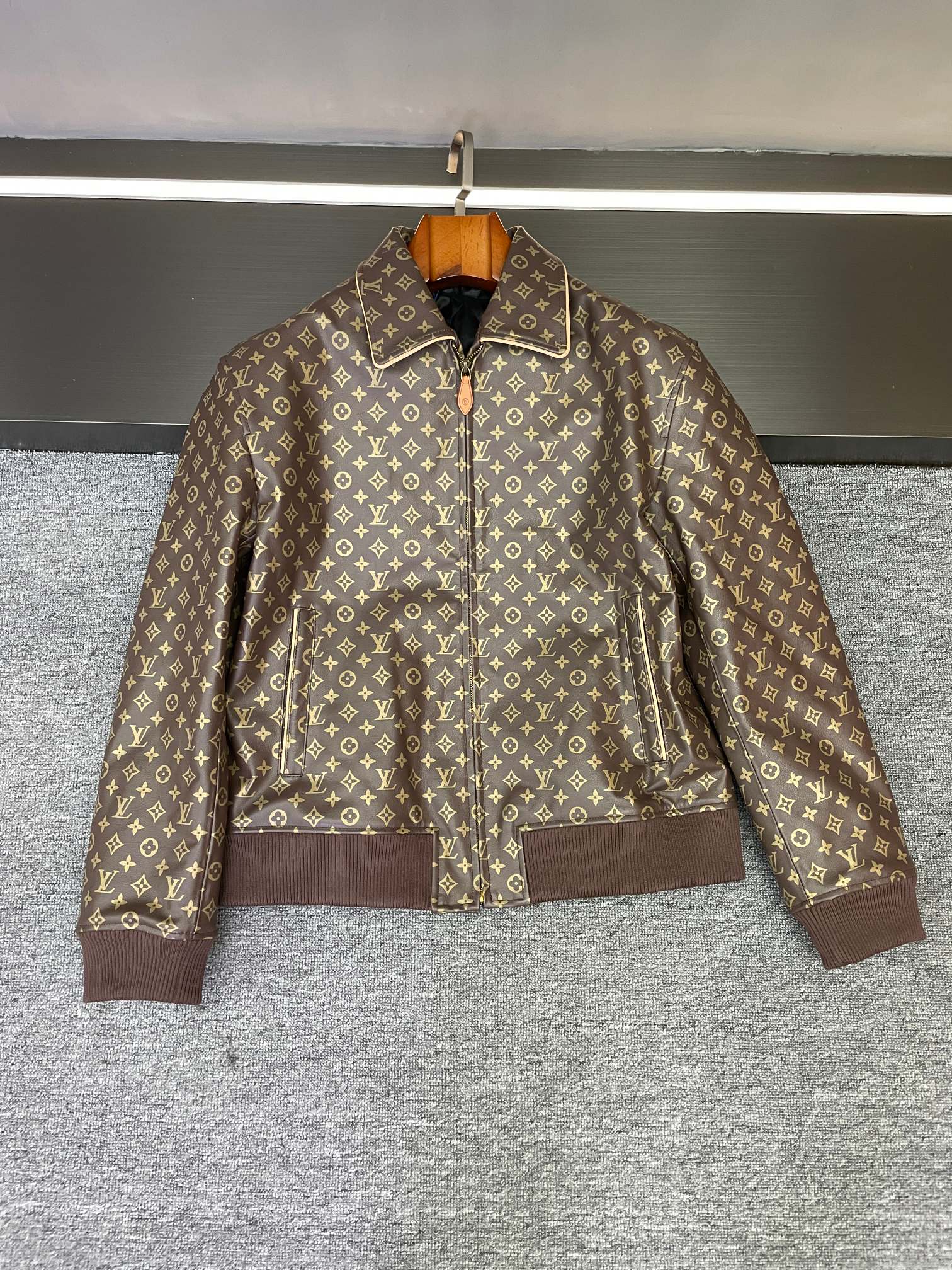 NO:772138,The LV26 Spring and Summer King's Brown Five-Flower Cowhide Jacket is Too Exclusive. Louis Vuitton's 2026 Spring and Summer Men's New Style is really good. This lapel cowhide jacket directly welds classicity and texture. A proper spring and summer wardrobe just needs luxury products. It is low-key and recognizable, and it is entirely about aesthetics~  The first-layer brown calfskin imported from Spain is selected. The leather is so fine that you can feel it on your fingertips. It is flexible and solid and has a warm matte texture. It does not have a heavy and dull feeling. It meets the needs of light dressing in spring and summer. The upper body is crisp and stylish, showing the unique charm of high-end leather.  The classic lapel jacket is neat and versatile, regardless of body shape or occasion. It can be worn calmly and stylishly for daily commuting, casual and fashionable for casual outings. Wear it open to highlight the sense of layering. Button up the collar and bring a neat aura. It can be worn in multiple styles to easily match different styles.  The whole body is covered with LV's classic five-flower print. The print is perfectly integrated with the brown leather surface. It is neither exaggerated nor cluttered. It highlights the brand's iconic style in a low-key manner. Every texture is exquisite and sophisticated, and it can reveal an unconcealable sense of luxury without deliberately showing off.  The versatile brown tone is suitable for all inner wear. It is refreshing and age-reducing when paired with a simple white T. It is gentle and elegant when paired with a solid color sweater. It is full of retro yuppie feeling when paired with jeans. It has a high-end feel when worn alone in spring and summer. It also has no sense of incompatibility when layered in early autumn. It is eye-catching and durable. The classic style will not go out of style after being worn for several years. Size M-3XL,, louis vuitton, louis vuitton, jeans, jackets & coats, cowhide, Top Customize119860909LV26春夏王炸款棕色五花牛皮夹克太显贵  路易威登2026春夏男士新款真的太会了,这件翻领牛皮夹克直接把经典与质感焊死,妥妥的春夏衣橱刚需奢品,低调又有辨识度,完全长在审美点上～  甄选西班牙进口头层棕色小牛皮,皮质细腻到指尖可感,柔韧扎实还自带温润的哑光质感,没有厚重的沉闷感,贴合春夏轻盈穿搭需求,上身挺括有型,尽显高级皮质的独特韵味.  经典翻领夹克版型利落又百搭,不挑身形不挑场合,日常通勤穿沉稳有格调,休闲出街穿随性又时髦,敞开穿凸显层次感,扣上领口又自带利落气场,一衣多穿轻松拿捏不同风格.  全身铺满LV经典五花印花,印花与棕色皮面完美融合,不浮夸不杂乱,低调中彰显品牌标志性格调,每一处纹理都精致考究,不用刻意张扬,就能透出藏不住的奢品质感.  百搭棕色调适配所有内搭,搭简约白T清爽减龄,配纯色针织衫温柔儒雅,搭牛仔裤更是复古雅痞感拉满,春夏单穿高级感爆棚,早秋叠穿也毫无违和感,耐看又耐穿,经典款直接穿几年都不过时. 码数M-3XL,,louis vuitton,louis vuitton,jeans,jackets & coats,cowhide,Top Customize1,Men's clothing