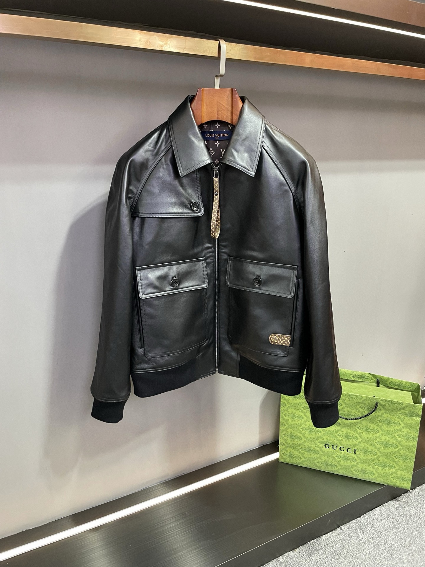 NO:772400,Louis Vuitton LV's new 2026 spring and summer cowhide leather jacket is full of luxurious quality and fashionable charm. This leather jacket from Lujia is carefully made of Spanish first-layer black calfskin. It is made of high-quality material and has extraordinary texture. The delicate texture and excellent quality of the calfskin highlight Louis Vuitton's strict control of materials and unremitting pursuit of quality.  Its design is unique, and the hinge design on the left chest adds a unique sense of fashion to the overall look. The button-type flap pocket is both practical and beautiful, while retaining the side pockets to meet the needs of daily use. The LV five-flower printed leather decoration on the zipper and pocket has become the finishing touch of this leather jacket. The exquisite printing shows the Louis Vuitton brand logo and unique style, making you stand out from the crowd. Open the leather jacket, and you will see the LV inside.  The five-flowered lining is even more stunning. The delicate lining not only brings a comfortable experience to the wearer, but also shows the brand's attention to detail. Lujia's new cowhide leather jacket is the perfect combination of fashion and quality, the inheritance and innovation of classics. Whether it is paired with casual wear or formal wear, it can show your unique taste and elegance. Choose Louis Vuitton  It is to choose a lifestyle, a pursuit of quality and fashion. Let us wear this eye-catching cowhide leather jacket this autumn and winter to show our charm and style. Size 48-56,,louis vuitton,louis vuitton,louis vuitton,louis vuitton,leather jacket,cowhide,Top Customize119860909路易威登 LV 2026春夏新款牛皮皮衣,尽显奢华品质与时尚魅力.  驴家这款皮衣采用西班牙头层黑色小牛皮精心打造,材质上乘,质感非凡.小牛皮的细腻纹理与卓越品质,彰显着路易威登对材质的严格把控和对品质的不懈追求.  其设计独具匠心,左胸开合叶设计,为整体造型增添了一份独特的时尚感.纽扣式揭盖口袋既实用又美观,同时保留侧插口袋,满足日常使用需求.而拉链以及口袋处的 LV 五花印花皮革装饰,更是成为了这件皮衣的点睛之笔.精致的印花展现出路易威登的品牌标识与独特风格,让你在人群中脱颖而出.  打开皮衣,内部的 LV 五花里布更是令人惊艳.细腻的里布不仅为穿着者带来舒适的体验,更展现了品牌在细节之处的用心.  驴家新款牛皮皮衣,是时尚与品质的完美结合,是对经典的传承与创新.无论是搭配休闲装还是正装,它都能展现出你的独特品味和优雅气质.  选择路易威登 就是选择一种生活方式,一种对品质与时尚的追求.让我们在这个秋冬,穿上这款令人瞩目的牛皮皮衣,展现出自己的魅力与风采. 码数48-56,,louis vuitton,louis vuitton,louis vuitton,louis vuitton,leather jacket,cowhide,Top Customize1,Men's clothing