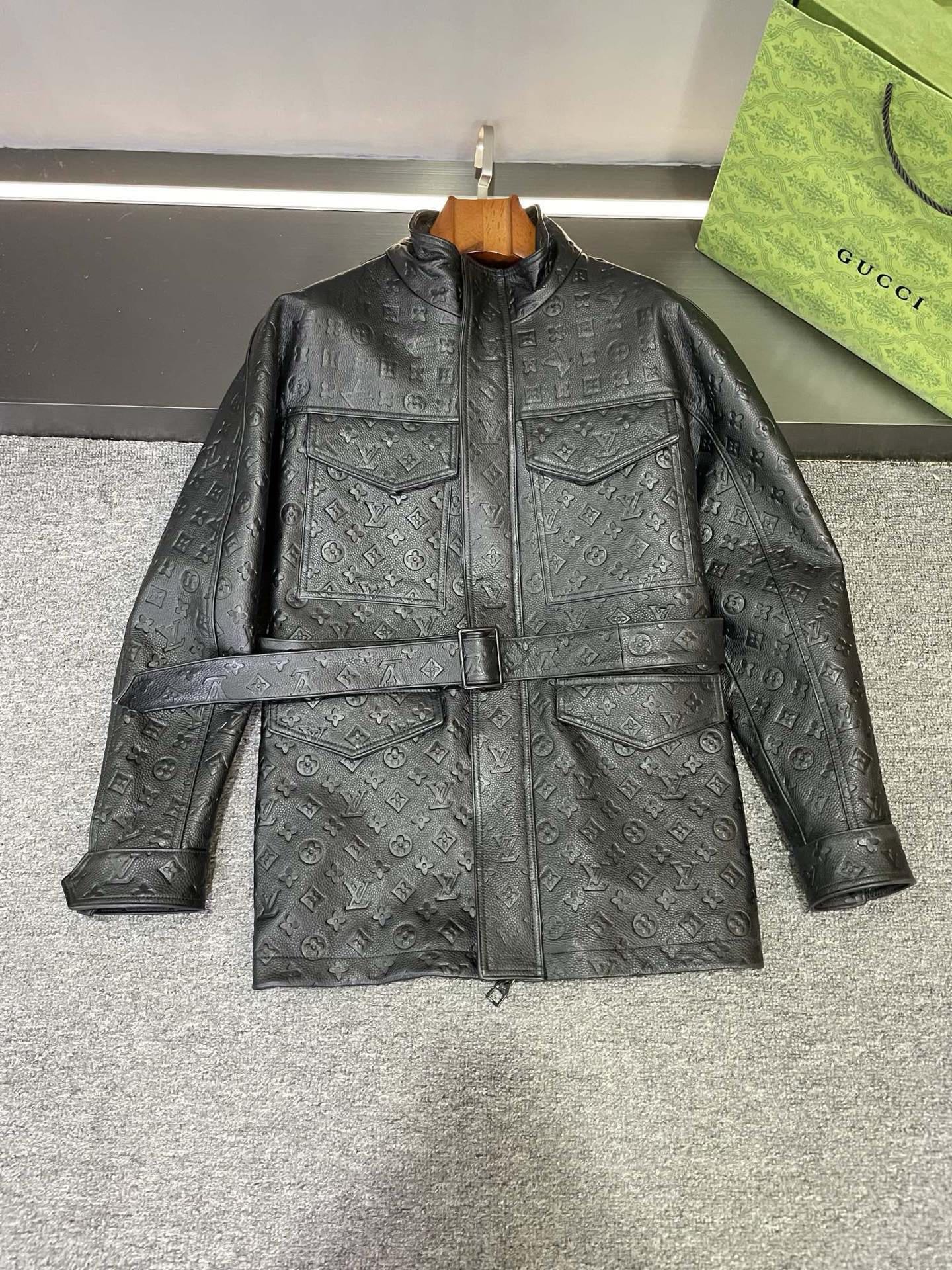 NO:772355,LV cowhide coat spring and summer treasure coat details revealed!   The first-layer black calfskin imported from Spain is the 'noble' among cowhide. It feels soft and yet tough. Touching it gently, you can feel the sunshine and breeze from the Iberian Peninsula. Every inch of the leather exudes a low-key and luxurious luster, like the twinkling stars in the night sky. The classic LV five-flower LOGO is embossed on the whole body, and the craftsmanship is amazing. These LOGOs are amazingly crafted.  It is as if they were drawn by an art master himself, with both classic charm and full of fashionable vitality. They are evenly distributed on the coat. No matter from which angle you look at it, they demonstrate LV's unparalleled brand charm and high-end quality.  The tough design of the mid-length military uniform is so cool that it has no friends. The smooth lines outline the majestic silhouette. Put it on and instantly transform into a 'female general' or 'male officer' in the fashion industry, with an aura of 2.8 meters. When walking, you have a natural and unrestrained temperament, making you the most beautiful scenery on the street.  The four flap pockets on the front are not only practical but also super stylish. The flap design adds a retro feel, as if it takes us back to the military era full of stories. Moreover, each pocket has a considerable capacity and can hold some small items, which is convenient and can be recessed at any time.  The design of the small high collar is both thoughtful and fashionable. It can not only protect our necks well, resist the cold winds of autumn and winter, but also modify the lines of the face, making you look more refined and elegant. Raise your chin slightly, and that confident and calm temperament will emerge spontaneously.  Coupled with this cowhide belt, wow, it is really a masterpiece. The material of the belt echoes the cowhide of the coat, and it is full of texture. Wearing it will not only highlight your slender waist, but also add a sense of spontaneity and freedom to the whole look, making you instantly full of fashion. Come and enjoy these tiled details, feel the fashion feast that Louis Vuitton brings to us, and make this autumn and winter more exciting because of it. Size 48-56, Louis  vuitton,louis vuitton,cowhide,Top Customize119860909LV 牛皮大衣春夏宝藏大衣细节大揭秘！  西班牙进口头层黑色小牛皮,那可是牛皮中的“贵族”.触感柔软又不失韧性,轻轻抚摸,仿佛能感受到来自伊比利亚半岛的阳光与微风.每一寸皮料都散发着低调奢华的光泽,如同夜空中闪烁的星辰.  全身 LV 经典五花 LOGO 压花,工艺精湛得让人惊叹.这些 LOGO 就像是艺术大师亲手绘制上去的,既有着经典的韵味,又充满了时尚的活力.它们均匀分布在大衣上,无论从哪个角度看,都彰显着 LV 无与伦比的品牌魅力与高端品质.  中长款军装硬朗风的设计,简直是酷到没朋友.流畅的线条勾勒出大气的轮廓,穿上它,瞬间化身为时尚界的“女将军”或者“男军官”,气场两米八.行走间,自带一种潇洒不羁的气质,让你成为街头最靓丽的风景线.  前幅四个揭盖口袋,不仅实用还超级有范儿.揭盖的设计增添了一份复古感,仿佛把我们带回到了那个充满故事的军旅年代.而且每个口袋的容量都很可观,可以放一些小物件,既方便又能随时凹造型.  小高领的设计更是贴心又时尚.它既能很好地呵护我们的脖颈,抵御秋冬的寒风,又能修饰脸部线条,让你看起来更加精致优雅.微微扬起下巴,那种自信从容的气质便油然而生.  再配上这条牛皮腰带,哇哦,真的是绝绝子.腰带的材质和大衣的牛皮相呼应,质感满满.系上它,不仅能凸显出你的纤细腰身,还为整个造型增添了一份随性与洒脱,时尚感瞬间拉满.  快来一起欣赏这些平铺细节图吧,感受 路易威登带给我们的时尚盛宴,让这个秋冬因它而更加精彩  码数48-56,,louis vuitton,louis vuitton,cowhide,Top Customize1,Men's clothing