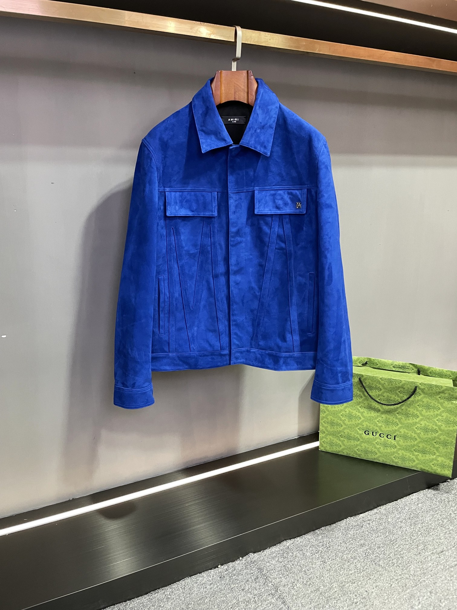 NO:772362,AMIRI's new spring and summer men's suede sheepskin leather jacket is here. AMIRI's leather jacket is carefully made of blue suede sheepskin imported from Australia. It has excellent quality and a luxurious texture. The unique texture and color of suede sheepskin give this leather jacket a deep and charming charm.  The design of its lapel jacket is both classic and fashionable, and can perfectly display a man's tough temperament and elegance. The two flap pockets on the chest are both practical and beautiful, adding a sense of hierarchy to the overall look. The left chest pocket is inlaid with the AMIRI LOGO, highlighting the brand's high-end positioning and exquisite craftsmanship. The brand's initials 'M' composed of leather strips below the pocket is even more original, and the details show the brand's unique charm and exquisite pursuit. AMIRI  It has always led the trend with its excellent quality and fashionable design. This new 26 spring and summer men's suede sheepskin leather jacket is perfect in terms of material selection, pattern design and detail processing. It is not only a piece of clothing, but also a work of art, worthy of every man who pursues quality and fashion. In this autumn and winter, choose AMIRI men's suede sheepskin leather jacket to stand out from the crowd and show your unique personal charm. Your best choice this winter  Size 48-56,,amiri,jackets & coats,jackets & coats,leather jacket,sheepskin,Top Customize119860909AMIRI 春夏新款男士反绒羊皮皮衣外套 强势来袭  AMIRI这款皮衣采用澳洲进口蓝色反绒羊皮精心打造而成,品质卓越,尽显奢华质感.反绒羊皮独特的纹理和色泽,赋予了这件皮衣深邃而迷人的魅力.  其翻领夹克版型设计,既经典又时尚,能够完美展现男士的硬朗气质与优雅风度.胸前的两个揭盖口袋,实用与美观兼具,为整体造型增添了层次感.左胸口袋镶嵌着 AMIRI LOGO,彰显品牌的高端定位与精湛工艺.而口袋下方由皮条组成的品牌首字母“M”,更是独具匠心,细节之处尽显品牌的独特魅力与精致追求.  AMIRI 一直以来都以其卓越的品质和时尚的设计引领着潮流.这件 26春夏新款男士反绒羊皮皮衣,无论是在材质的选择、版型的设计还是细节的处理上,都堪称完美.它不仅是一件衣服,更是一件艺术品,值得每一位追求品质与时尚的男士拥有.  在这个秋冬季节,选择 AMIRI 男士反绒羊皮皮衣,让你在人群中脱颖而出,展现出独特的个人魅力.今冬您的不二之选 码数48-56,,amiri,jackets & coats,jackets & coats,leather jacket,sheepskin,Top Customize1,Men's clothing