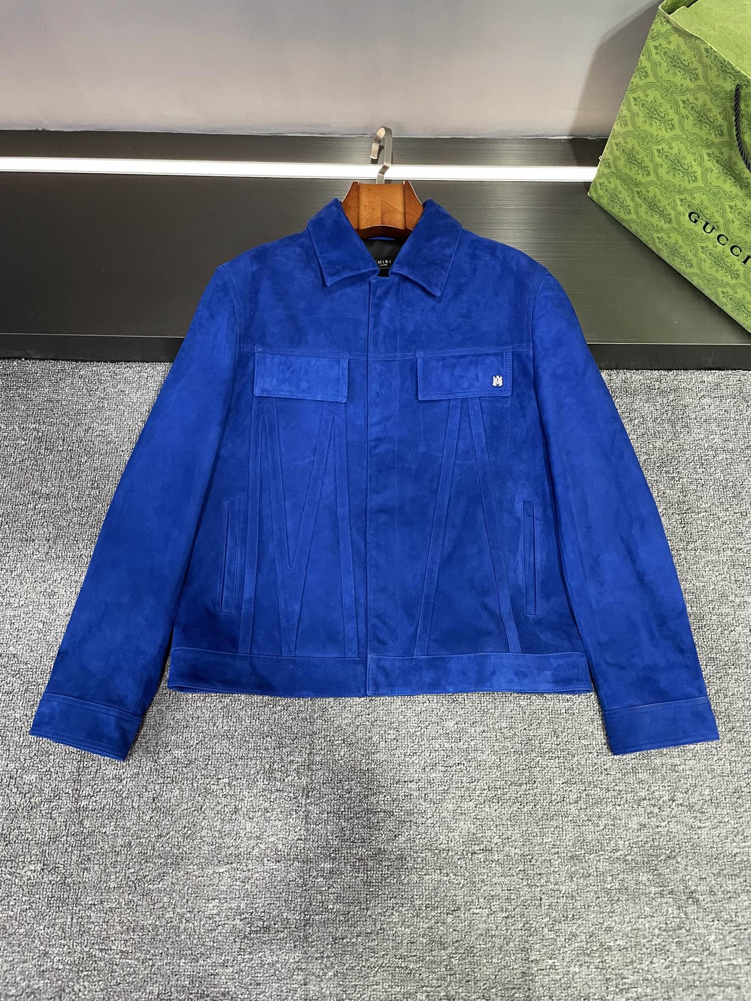 NO:772368,See the real details. AMIRI's 26th new men's suede sheepskin leather jacket, flat lay details. Made of blue suede sheepskin imported from Australia, the texture is overwhelming, and the delicate touch is like caressing clouds. This blue suede sheepskin is low-key and luxurious, exuding a mysterious charm. The lapel jacket style is fashionable and versatile, showing the handsomeness and ease of men. Whether you pair it with jeans or casual pants, you can easily create different fashion styles.  The design of the two flap pockets on the chest is practical and beautiful. The AMIRI LOGO is inlaid on the left breast pocket, highlighting the high-end quality of the brand. The brand's initials 'M' composed of leather strips below the pocket are even more original, and the details are full of luxurious texture. This AMIRI leather jacket is not only a piece of clothing, but also an expression of a fashion attitude. It represents the pursuit of quality life and unique insights into fashion. Babies, what are you waiting for?  Hurry up and get this AMIRI 26 new spring and summer men's suede sheepskin leather jacket, and make yourself the most dazzling presence in this autumn and winter. Size 48-56,,amiri,jeans,jackets & coats,leather jacket,sheepskin,Top Customize119860909细节见真章 AMIRI 26年新款男士反绒羊皮皮衣,平铺细节图  选用澳洲进口蓝色反绒羊皮打造,质感爆棚,那细腻的触感如同在抚摸云朵一般.这种蓝色反绒羊皮,既低调又奢华,散发着一种神秘的魅力.  翻领夹克版型,时尚又百搭,尽显男士的帅气与洒脱.无论你是搭配牛仔裤还是休闲裤,都能轻松打造出不同的时尚风格.  胸前两个揭盖口袋的设计,实用又美观.左胸口袋镶嵌着 AMIRI LOGO,彰显品牌的高端品质.口袋下方由皮条组成的品牌首字母“M”,更是独具匠心,细节之处尽显奢华质感.  AMIRI这件皮衣不仅仅是一件衣服,更是一种时尚态度的表达.它代表着对品质生活的追求和对时尚的独特见解.  宝子们,还等什么呢？赶紧入手这件 AMIRI 26春夏新款男士反绒羊皮皮衣吧,让自己在这个秋冬成为最耀眼的存在吧 码数48-56,,amiri,jeans,jackets & coats,leather jacket,sheepskin,Top Customize1,Men's clothing