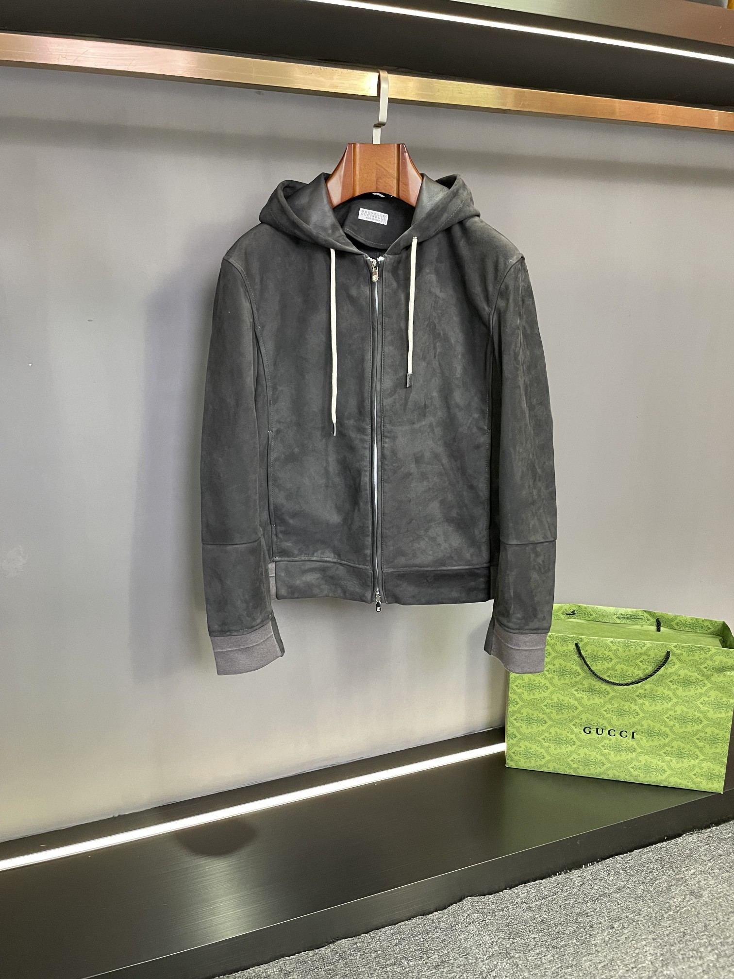 NO:772375,BC BTUNELLO CUCINELLI's new spring and summer men's sheepskin leather jackets are here!   Classic and fashion are perfectly integrated in this autumn and winter. BC brings you a new men's sheepskin leather jacket. The gray suede sheepskin imported from Australia has extraordinary texture, and every inch of leather exudes natural charm and luxury. The unique leather lining uses a coating process, which not only adds a sense of sophistication, but also improves durability. It abandons the traditional lining design and displays a minimalist style, allowing you to feel the pure leather touch. The hooded version adds warmth and casualness to you in the cold season.  Whether it is a business occasion or leisure time, BC's sheepskin leather jacket can highlight your taste and personality. Choose BC26 spring and summer new men's sheepskin leather jacket to start your fashion journey. Size 48-56.,,leather jacket,sheepskin,hats,Top Customize119860909BC BTUNELLO CUCINELLI 春夏新款男士羊皮皮衣重磅来袭！  经典与时尚在这个秋冬完美融合,BC 为您带来全新男士羊皮皮衣.  精选澳洲进口灰色反绒羊皮,质感非凡,每一寸皮革都散发着天然的魅力与奢华.独特的皮革内里采用镀膜工艺,不仅增添了精致感,更提升了耐用性.  摒弃传统里布设计,尽显极简主义风格,让你感受纯粹的皮革触感.连帽版型,为你在寒冷的季节增添一份温暖与随性.  无论是商务场合还是休闲时光,BC这款羊皮皮衣都能彰显你的品味与个性.选择 BC26春夏新款男士羊皮皮衣,开启您的时尚之旅. 码数48-56.,,leather jacket,sheepskin,hats,Top Customize1,Men's clothing