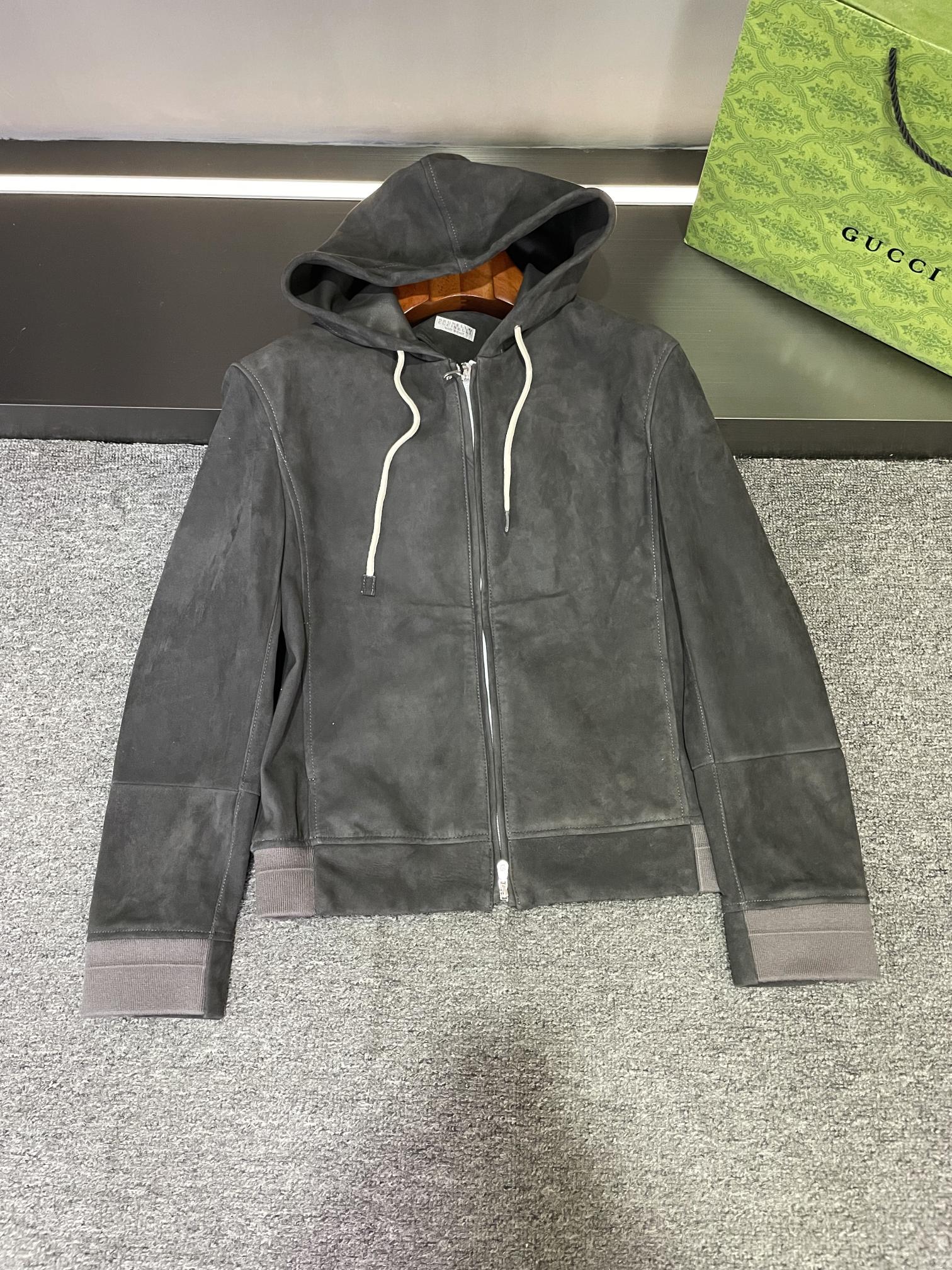 NO:772381,BC 26 new spring and summer men's sheepskin leather jackets, showing the charm of a gentleman. Detailed picture of tiles. First of all, let's focus on the material of this leather jacket - gray suede sheepskin imported from Australia. This is no ordinary sheepskin, its texture is unparalleled, and every inch exudes a high-end atmosphere. To the touch, it is soft and delicate, as if it is talking softly with your skin.  Let’s look at the coating process on the inside of the leather. This process not only improves the quality of the leather jacket, but also brings you a different wearing experience. The coated interior is smoother and more comfortable, and also increases the durability of the leather jacket. The BC leather jacket has no lining, which is even more original. It allows you to directly feel the softness and warmth of the sheepskin, while also showing a simple but not simple fashion sense.  The hooded version adds a sense of casualness and spontaneity to this leather jacket. Whether paired with casual pants or jeans, you can easily create a fashionable autumn and winter look. In short, BC 26's new men's sheepskin leather jacket is perfect in terms of material, craftsmanship and design. If you are looking for a high-quality men's leather jacket, then this is definitely your best choice!  Come and get it now!   Size 48-56.,,jeans,leather jacket,sheepskin,hats,Top Customize119860909BC 26春夏新款男士羊皮皮衣,尽显绅士魅力 平铺细节图  首先,让我们聚焦于这款皮衣的材质——澳洲进口灰色反绒羊皮.这可不是一般的羊皮哦,它的质感无与伦比,每一寸都散发着高级的气息.触摸上去,柔软细腻,仿佛在与你的肌肤轻声交谈.  再看看皮革内里的镀膜工艺,这一工艺不仅提升了皮衣的品质感,还为你带来了别样的穿着体验.镀膜后的内里更加光滑,舒适无比,同时也增加了皮衣的耐用性.  BC这款皮衣没有里布的设计,更是独具匠心.它让你能够直接感受到羊皮的柔软与温暖,同时也展现出一种简约而不简单的时尚感.  连帽版型则为这款皮衣增添了一份休闲与随性.无论是搭配休闲裤还是牛仔裤,都能轻松打造出时尚的秋冬造型.  总之,BC 26新款男士羊皮皮衣,无论是材质、工艺还是设计,都堪称完美.如果你正在寻找一款高品质的男士皮衣,那么这款绝对是你的不二之选！快来入手吧！  码数48-56.,,jeans,leather jacket,sheepskin,hats,Top Customize1,Men's clothing