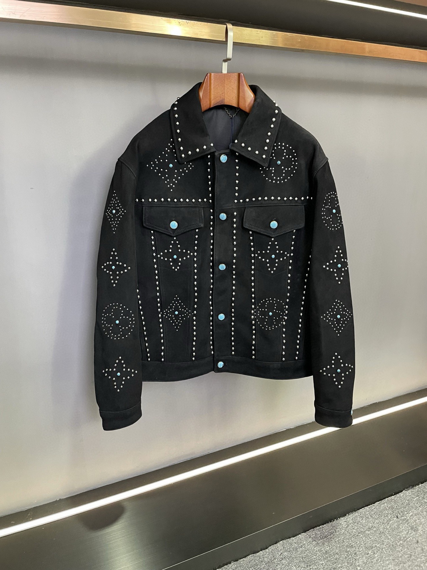 NO:772395,LV Louis Vuitton's new 2026 spring and summer men's suede leather jacket is undoubtedly a shining pearl in the fashion field. Louis Vuitton's suede leather jacket is carefully made of black suede sheepskin imported from Australia. It is made of high-quality material and has a delicate and soft touch, demonstrating its excellent quality. The black suede sheepskin not only gives the leather jacket a unique texture, but also visually presents a low-key luxury charm.  The whole body is inlaid with rivets and turquoise. This design is unique. The toughness of the rivets and the warmth of the turquoise complement each other, depicting the LV brand elements and the LV brand LOGO, perfectly integrating the brand's classics and fashion. Each rivet and turquoise has been carefully selected and inlaid with exquisite craftsmanship, showing Louis Vuitton's ultimate pursuit of details and quality.  Turquoise buttons and inlaid turquoise echo each other, adding a harmonious beauty to the overall look. These buttons are not only practical design elements, but also fashionable embellishments, highlighting the brand's unique style. Whether in business occasions or leisure time, this Louis Vuitton 2026 spring and summer new men's suede leather jacket can allow you to show extraordinary taste and temperament. It is the perfect combination of fashion and quality, and is a must-have choice for men who pursue an excellent life.  Choosing Lv. is to choose a lifestyle and a relentless pursuit of quality and fashion. Let this men's suede leather jacket accompany you through this autumn and winter and become the best companion for your fashion journey. Size 48-56,,louis vuitton,louis vuitton,leather jacket,sheepskin,Top Customize119860909LV 路易威登 2026春夏新款男士反绒皮衣,这无疑是时尚领域的一颗璀璨明珠.  路易威登这款反绒皮衣采用澳洲进口黑色反绒羊皮精心打造,材质上乘,触感细腻柔软,彰显出卓越的品质.黑色反绒羊皮不仅赋予了皮衣独特的质感,更在视觉上呈现出低调奢华的魅力.  其全身以铆钉和绿松石镶嵌,这一设计独具匠心.铆钉的硬朗与绿松石的温润相互映衬,刻画出 LV 品牌元素以及 LV 品牌 LOGO,将品牌的经典与时尚完美融合.每一颗铆钉和绿松石都经过精心挑选和镶嵌,工艺精湛,展现出路易威登对细节和品质的极致追求.  绿松石纽扣与镶嵌的绿松石相互呼应,为整体造型增添了一份和谐之美.这些纽扣不仅是实用的设计元素,更是时尚的点缀,凸显出品牌的独特风格.  无论是在商务场合还是休闲时光,这款路易威登 2026春夏新款男士反绒皮衣都能让你展现出非凡的品味和气质.它是时尚与品质的完美结合,是男士们追求卓越生活的必备之选.  选择Lv.就是选择一种生活方式,一种对品质和时尚的不懈追求.让这款男士反绒皮衣陪伴你度过这个秋冬,成为你时尚之旅的最佳伴侣. 码数48-56,,louis vuitton,louis vuitton,leather jacket,sheepskin,Top Customize1,Men's clothing