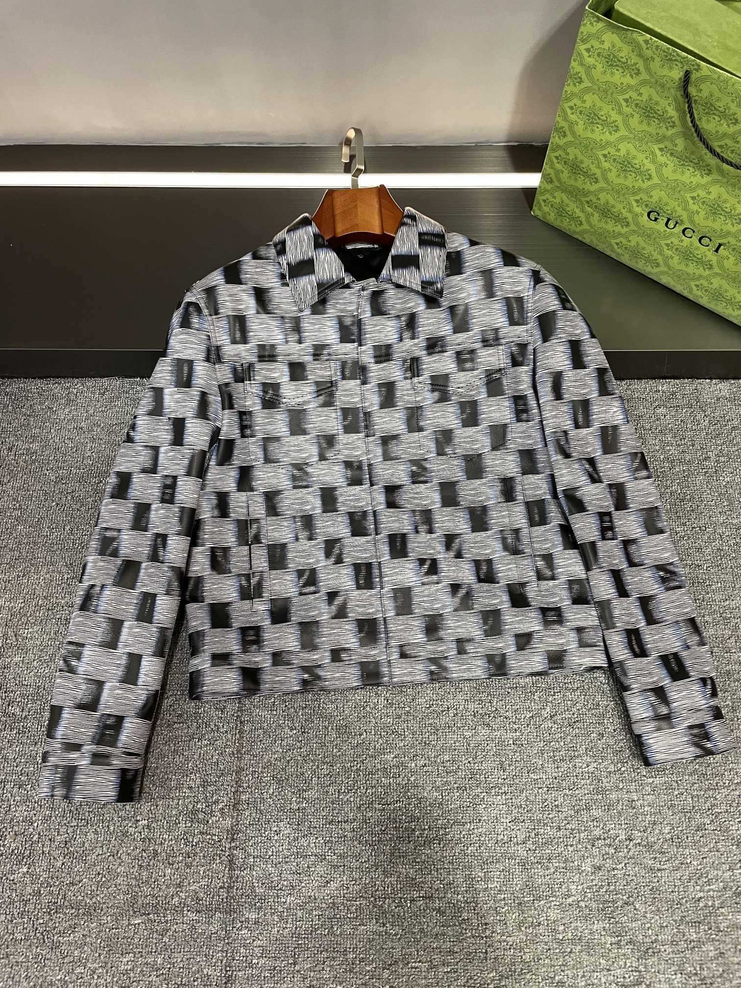 NO:772424,Louis Vuitton LV 2026 new spring and summer men's sheepskin leather jacket, interpreting extraordinary style tile details When Australian imported sheepskin meets Louis Vuitton's exquisite craftsmanship, this stunning masterpiece is born. The texture of the sheepskin is delicate and soft, as if it is a luxurious gift given by nature. Every time you touch it, you can feel the unparalleled quality. Full body LV  The iconic checkerboard print is classic and fashionable. This unique pattern not only shows the charm and heritage of the brand, but also becomes the focus of the streets. No matter where you are, you can exude confidence and charm. The design of the two flap pockets on the front chest is both practical and adds a sense of fashion. You can easily place some small items and also adds a sense of sophistication to the overall look. The built-in access control buttons show luxury in every detail. This design not only makes the leather jacket more beautiful, but also increases the comfort and convenience of wearing it.  Lujia's new men's sheepskin leather jacket is not only a piece of clothing, but also an attitude towards life. It represents quality, fashion and elegance. If you are eager to show unique charm this autumn and winter, then this leather jacket is definitely your best choice. Come and own it!   Size 48-56,,louis vuitton,louis vuitton,louis vuitton,louis vuitton,leather jacket,sheepskin,Top Customize119860909路易威登 LV 2026春夏新款男士羊皮皮衣,演绎非凡格调平铺细节图  当澳洲进口羊皮与路易威登的精湛工艺相遇,便诞生了这款令人惊叹的杰作.羊皮的质感细腻柔软,仿佛是大自然赋予的奢华礼物,每一次触摸都能感受到无与伦比的品质.  全身 LV 标志性棋盘格印花,经典又时尚.这独特的图案不仅展现了品牌的魅力与传承,更是成为了街头巷尾的焦点.无论你身处何处,都能散发出自信与魅力.  前胸两个揭盖口袋的设计,既实用又增添了时尚感.可以轻松放置一些小物品,同时也为整体造型增添了一份精致.  内藏式门禁纽扣,细节之处尽显奢华.这种设计不仅使皮衣更加美观,还增加了穿着的舒适度和便捷性.  驴家新款男士羊皮皮衣,不仅仅是一件衣服,更是一种生活态度.它代表着品质、时尚与优雅.如果你渴望在这个秋冬展现出与众不同的魅力,那么这款皮衣绝对是你的不二之选.快来拥有它吧！  码数48-56,,louis vuitton,louis vuitton,louis vuitton,louis vuitton,leather jacket,sheepskin,Top Customize1,Men's clothing