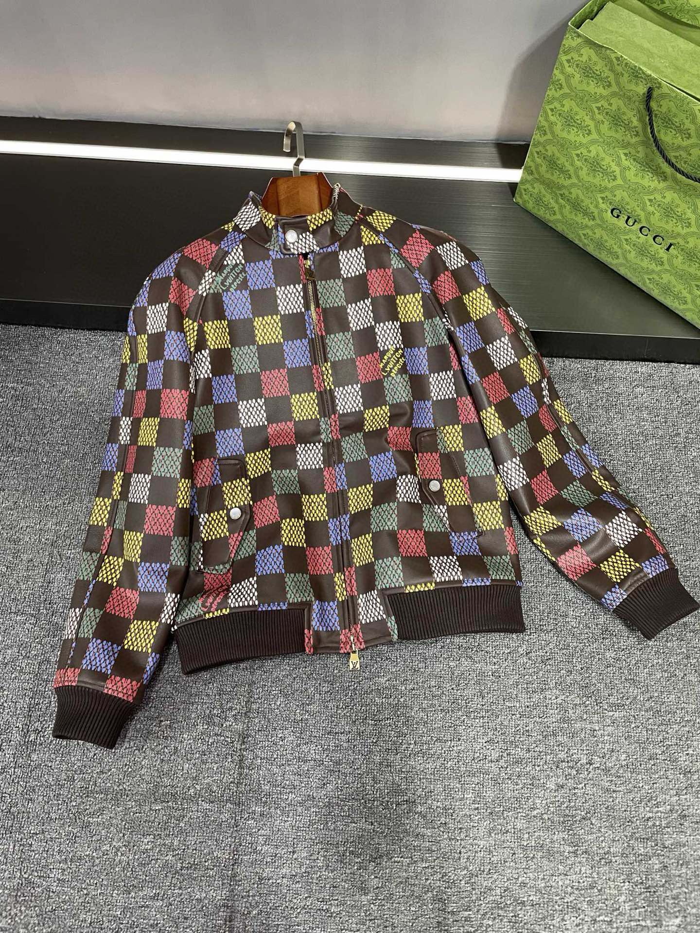 NO:772446,P Louis Vuitton LV 2026 new men's cowhide leather jacket, the pinnacle of fashion!  Detailed picture of tiles. It is carefully made of first-layer calfskin imported from Spain. It has excellent texture and exudes luxury in every inch. The classic checkerboard print is LV’s eternal fashion symbol, and this one has specially added colorful elements to make the whole pattern instantly glow with new vitality. LV  Pearl buttons engraved with the latest design language are embellished, like bright stars in the night sky, adding a sense of sophistication and elegance to the leather jacket. The double-pull design is both practical and fashionable, and the small high collar highlights the handsomeness and ability of men. Wearing this men's cowhide leather jacket from Lujia, you are the king of the fashion world, showing extraordinary charm with every gesture. Whether it is paired with casual pants or formal wear, you can show your unique taste. Don't hesitate anymore, come and experience LV  Let yourself be the most dazzling presence in this autumn and winter with the charm of the new 2026 spring and summer men's cowhide leather jackets!   Size M-3XL,,louis vuitton,louis vuitton,louis vuitton,louis vuitton,leather jacket,cowhide,Top Customize119860909P 路易威登 LV 2026新款男士牛皮皮衣,时尚巅峰之作！平铺细节图  采用西班牙进口头层小牛皮精心打造,质感卓越,每一寸都散发着奢华气息.经典的棋盘格印花,是 LV 永恒的时尚标志,而这款更是特别加入了炫彩元素,让整个图案瞬间焕发出全新的活力.  LV 最新设计语言刻字珍珠纽扣点缀其中,犹如夜空中的璀璨星辰,为皮衣增添了一份精致与优雅.双拉头设计,既实用又时尚,小高领则凸显出男性的帅气与干练.  穿上这件驴家男士牛皮皮衣,你就是时尚界的王者,举手投足间尽显非凡魅力.无论是搭配休闲裤还是正装,都能展现出你的独特品味.  别再犹豫了,快来感受LV 2026春夏新款男士牛皮皮衣的魅力吧,让自己成为这个秋冬最耀眼的存在！  码数M-3XL,,louis vuitton,louis vuitton,louis vuitton,louis vuitton,leather jacket,cowhide,Top Customize1,Men's clothing