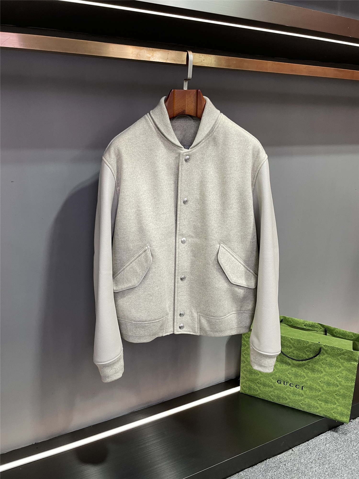 NO:772460,Dior DIOR 26 spring and summer new men's baseball uniform cowhide leather jacket In the palace of fashion, Dior has always led the way with its extraordinary creativity and excellent quality. In the spring and summer of 2026, Dior's new baseball uniform makes a brilliant debut, once again writing a fashion legend.  Dior's carefully crafted baseball jersey has sleeves made of first-layer cowhide, which is of high quality, tough and lustrous, showing an unparalleled luxury temperament. The body is made of imported cashmere, which is soft and skin-friendly, giving you the ultimate comfortable experience, and at the same time demonstrates Dior's strict requirements for materials and pursuit of excellence.  The leather embroidery process on the back cleverly displays brand elements. The delicate lines and exquisite patterns complement each other, injecting a smart artistic atmosphere into the entire work, making it a unique fashion work of art. Dior's 2026 new baseball uniform perfectly integrates exquisite craftsmanship and innovative design. Whether it is paired with casual wear or attending formal occasions, it can make you the center of attention, exude unique charm and confidence, and lead the new direction of fashion trends.  Size 48-58,,dior,dior,jackets & coats,leather jacket,cowhide,Top Customize119860909迪奥 DIOR 26春夏新品男士棒球服牛皮皮衣外套 在时尚的殿堂,迪奥始终以其超凡的创意和卓越的品质独领风骚.2026春夏,迪奥新款棒球服璀璨亮相,再次书写时尚传奇.  dior这款精心打造的棒球服,袖子采用头层牛皮,质感上乘,坚韧而富有光泽,展现出无与伦比的奢华气质.身子则选用进口羊绒,柔软亲肤,给予您极致的舒适体验,同时彰显着迪奥对材质的严苛要求和卓越追求.  而后背的贴皮绣花工艺,更是巧妙的展示品牌元素,细腻的线条与精美的图案相互辉映,为整个作品注入了灵动的艺术气息,使其成为一件独一无二的时尚艺术品.  迪奥2026新款棒球服,将精湛工艺与创新设计完美融合,无论是搭配休闲装扮还是出席正式场合,都能让您成为众人瞩目的焦点,散发出独特的魅力与自信,引领时尚潮流的新方向. 码数48-58,,dior,dior,jackets & coats,leather jacket,cowhide,Top Customize1,Men's clothing