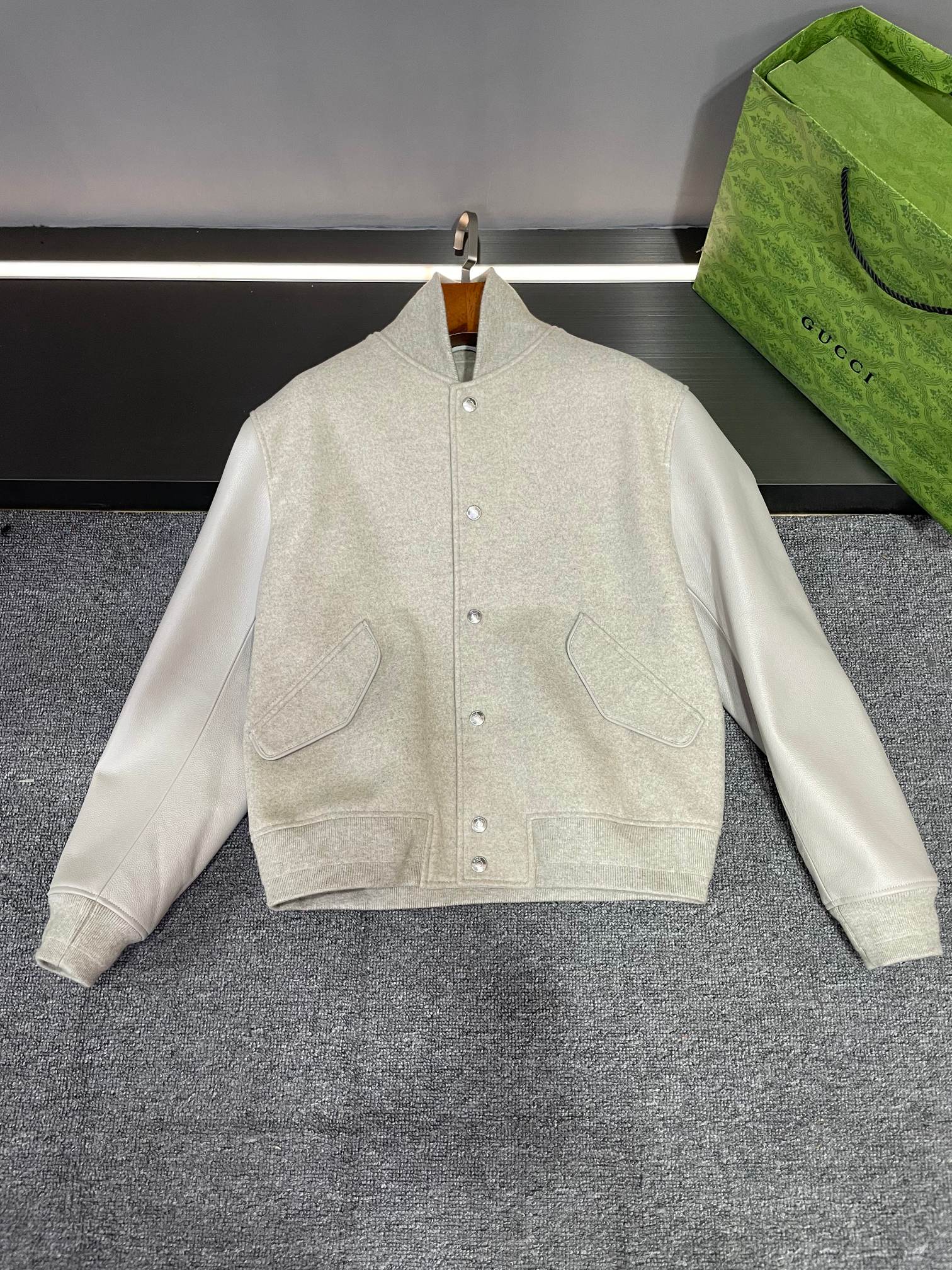 NO:772466,Dior DIOR26 new spring and summer men's cowhide and cashmere spliced baseball jersey. The tile map shows more details. It is made of cashmere imported from Australia and first-layer cowhide imported from Spain. The embroidery on the back perfectly depicts the brand elements. It is highly fashionable and the floor-to-ceiling details can no longer be described as excellent. The hardware and accessories are perfectly restored. A rare fashion item. See the real details for details.  Code number 48-58,,dior,dior,cowhide,Top Customize119860909迪奥 DIOR26春夏新款 男士牛皮羊绒拼接棒球服 平铺图更多细节展示,澳洲进口羊绒搭配西班牙进口头层牛皮打造 后背贴皮绣花完美刻画出品牌元素 时髦度高笈落地各个维度已经不能用优*秀来形容了.五金辅料完美11复原. 不可多得的时尚单品 细节见真章 码数48-58,,dior,dior,cowhide,Top Customize1,Men's clothing