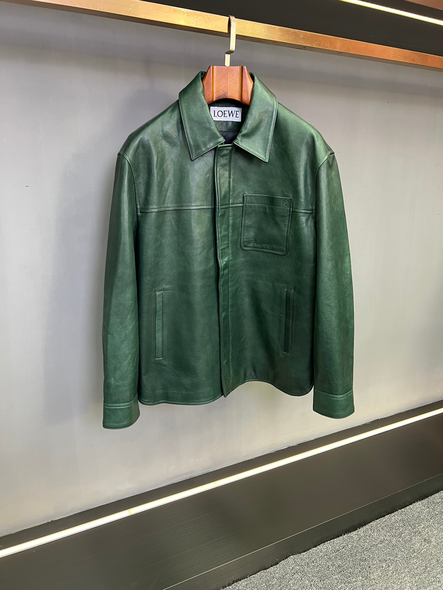 NO:772408,LOEWE's new 2026 spring and summer men's sheepskin jacket opens a new chapter in style. In the increasingly cold autumn and winter, a jacket with both texture and style is undoubtedly the finishing touch of a man's wardrobe. LOEWE's new 2026 spring and summer men's sheepskin jacket comes in time for the season, bringing you a new choice for those who pursue quality and fashion.  Loewe's jacket is made of sheepskin imported from Australia. Its natural texture and delicate touch are a silent declaration of high-quality texture. The soft fit of the lambskin is like a second skin, providing an unparalleled wearing experience. At the same time, it is tough and durable and can stand the test of time.  In terms of color, there are two choices: classic black and unique green. Classic black is timeless and versatile, suitable for any occasion, calm and restrained, showing the mature charm of men; unique green breaks the rules and adds a touch of vitality to autumn and winter. Wearing it, you can easily become the focus of the crowd and show a unique fashion attitude. On the chest pocket, the low-key embossed Loewe LOGO is exquisite, small but highly recognizable, inadvertently revealing the brand's heritage and extraordinary taste, which is the persistent pursuit of quality and design in details.  Whether it is a casual outing with a simple white T and jeans, or a business occasion with a shirt, tie inside, and trousers outside, this sheepskin jacket can be perfectly integrated, easily control different styles, and meet diverse dressing needs. This autumn and winter, use Loewe's new men's sheepskin jacket to write your own fashion story and embrace the autumn and winter time that combines warmth and style. Size M-3XL,,loewe,loewe,jeans,jackets &  coats,shirts,sheepskin,ties,Top Customize119860909LOEWE 罗意威2026春夏新款男士羊皮夹克,型格新篇启幕  在寒意渐起的秋冬,一件兼具质感与风格的夹克,无疑是男士衣橱的点睛之笔.罗意威2026春夏新款男士羊皮夹克,应季而来,为追求品质与时尚的你,带来全新选择.  Loewe这款夹克精选澳洲进口羊皮,天然纹理与细腻触感,是高级质感的无声宣告.小羊皮的柔软贴合,宛如第二层肌肤,穿着体验无与伦比,同时又不失坚韧耐用,经得起时间的考验.  色彩上,提供经典黑色与独特绿色两种选择.经典黑色,永恒百搭,适配任何场合,沉稳内敛,彰显男士成熟魅力；独特绿色,打破常规,为秋冬增添一抹别样生机,穿上它,轻松成为人群焦点,展现与众不同的时尚态度 .  胸前口袋处,低调压花的罗意威LOGO,精致小巧却极具辨识度,不经意间流露出品牌底蕴与不凡品味,是细节处对品质与设计的执着追求.  无论是搭配简约白T与牛仔裤的休闲出街,还是内搭衬衫、领带,外配西裤的商务场合,这款羊皮夹克都能完美融入,轻松驾驭不同风格,满足多元穿搭需求.  这个秋冬,用 Loewe新款男士羊皮夹克,书写属于你的时尚故事,拥抱温暖与型格兼具的秋冬时光 . 码数M-3XL,,loewe,loewe,jeans,jackets & coats,shirts,sheepskin,ties,Top Customize1,Men's clothing