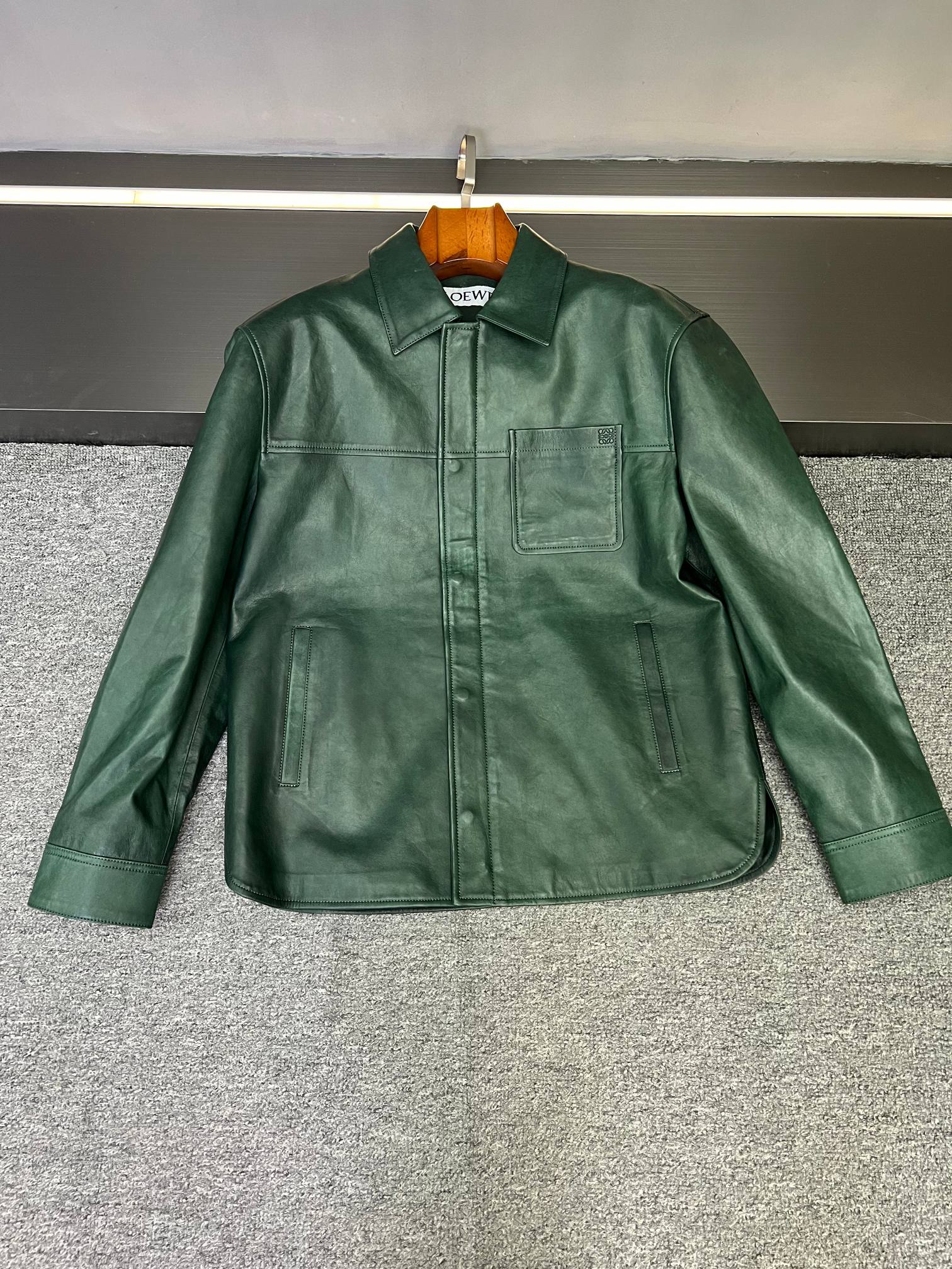NO:772417,Loewe's men's leather jacket, which has been questioned 800 times, is so handsome. Taste is hidden in the details. Loewe's new 2026 spring and summer men's sheepskin jacket has a high-end feel as soon as you put it on.  Selected sheepskin imported from Australia, the leather is delicate and soft, like being wrapped in clouds, but without losing the tough texture. The black is classic and calm, suitable for various occasions, showing low-key luxury in every gesture; the green is unique and eye-catching, breaking the dullness of autumn and winter. It is a unique existence among the crowd. Wear it and the atmosphere will be instantly filled.  On the breast pocket, the low-key embossed Loewe LOGO is unobtrusive but enough to show off your identity. People who know it will understand it at a glance. This is not only a piece of clothing, but also a symbol of fashion attitude and lifestyle. Whether it is paired with a simple white T and jeans for daily casual, or paired with a shirt and trousers for formal occasions, it can be perfectly adapted to help you easily control your style. Wear it and become the focus of the streets this autumn and winter~  Size M-3XL,,loewe,loewe,jeans,jackets & coats,shirts,leather jacket,sheepskin,Top Customize119860909被追问800次的罗意威 Loewe 男士皮衣,帅炸了  品味藏于细节,Loewe 2026春夏新款男士羊皮夹克,一上身就狠狠拿捏高级感.  精选澳洲进口羊皮,皮质细腻柔软,像被云朵包裹,却又不失坚韧质感.黑色经典沉稳,适配各种场合,举手投足尽显低调奢华；绿色独特吸睛,打破秋冬沉闷,是人群中的独特存在,穿上它,氛围感瞬间拉满.  胸前口袋处,低调压花的罗意威LOGO,不张扬却足够彰显身份,懂的人一眼就心领神会.这不仅是一件衣服,更是时尚态度与生活品味的象征.无论是搭配简约白T和牛仔裤的日常休闲,还是配上衬衫西裤出席正式场合,它都能完美适配,帮你轻松拿捏风格.  穿上它,在这个秋冬成为街头焦点吧~  码数M-3XL,,loewe,loewe,jeans,jackets & coats,shirts,leather jacket,sheepskin,Top Customize1,Men's clothing
