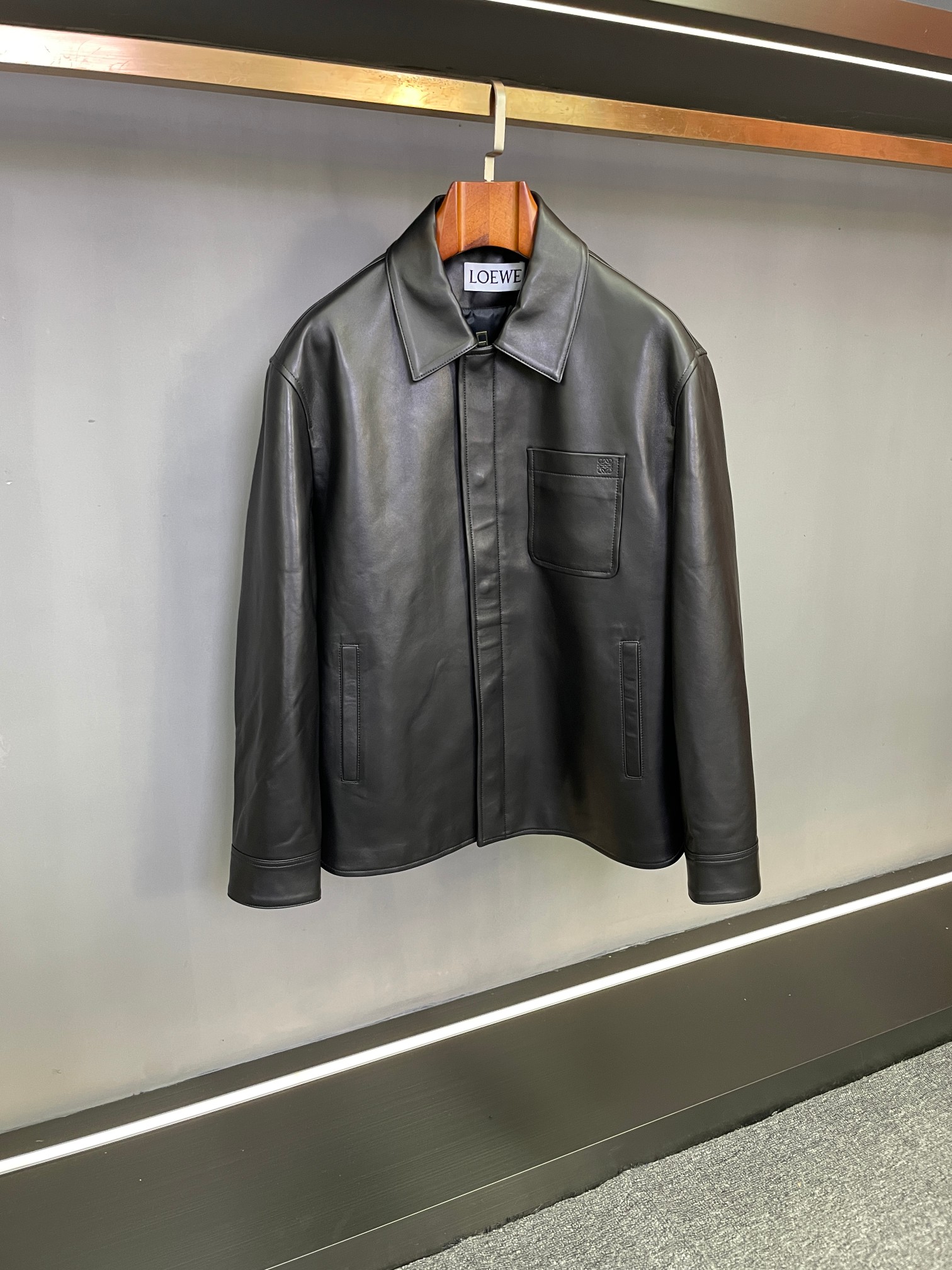 NO:772425,LOEWE's new 2026 spring and summer men's sheepskin jacket opens a new chapter in style. In the increasingly cold autumn and winter, a jacket with both texture and style is undoubtedly the finishing touch of a man's wardrobe. LOEWE's new 2026 spring and summer men's sheepskin jacket comes in time for the season, bringing you a new choice for those who pursue quality and fashion.  Loewe's jacket is made of sheepskin imported from Australia. Its natural texture and delicate touch are a silent declaration of high-quality texture. The soft fit of the lambskin is like a second skin, providing an unparalleled wearing experience. At the same time, it is tough and durable and can stand the test of time.  In terms of color, there are two choices: classic black and unique green. Classic black is timeless and versatile, suitable for any occasion, calm and restrained, showing the mature charm of men; unique green breaks the rules and adds a touch of vitality to autumn and winter. Wearing it, you can easily become the focus of the crowd and show a unique fashion attitude. On the chest pocket, the low-key embossed Loewe LOGO is exquisite, small but highly recognizable, inadvertently revealing the brand's heritage and extraordinary taste, which is the persistent pursuit of quality and design in details.  Whether it is a casual outing with a simple white T and jeans, or a business occasion with a shirt, tie inside, and trousers outside, this sheepskin jacket can be perfectly integrated, easily control different styles, and meet diverse dressing needs. This autumn and winter, use Loewe's new men's sheepskin jacket to write your own fashion story and embrace the autumn and winter time that combines warmth and style. Size M-3XL,,loewe,loewe,jeans,jackets &  coats,shirts,sheepskin,ties,Top Customize119860909LOEWE 罗意威2026春夏新款男士羊皮夹克,型格新篇启幕  在寒意渐起的秋冬,一件兼具质感与风格的夹克,无疑是男士衣橱的点睛之笔.罗意威2026春夏新款男士羊皮夹克,应季而来,为追求品质与时尚的你,带来全新选择.  Loewe这款夹克精选澳洲进口羊皮,天然纹理与细腻触感,是高级质感的无声宣告.小羊皮的柔软贴合,宛如第二层肌肤,穿着体验无与伦比,同时又不失坚韧耐用,经得起时间的考验.  色彩上,提供经典黑色与独特绿色两种选择.经典黑色,永恒百搭,适配任何场合,沉稳内敛,彰显男士成熟魅力；独特绿色,打破常规,为秋冬增添一抹别样生机,穿上它,轻松成为人群焦点,展现与众不同的时尚态度 .  胸前口袋处,低调压花的罗意威LOGO,精致小巧却极具辨识度,不经意间流露出品牌底蕴与不凡品味,是细节处对品质与设计的执着追求.  无论是搭配简约白T与牛仔裤的休闲出街,还是内搭衬衫、领带,外配西裤的商务场合,这款羊皮夹克都能完美融入,轻松驾驭不同风格,满足多元穿搭需求.  这个秋冬,用 Loewe新款男士羊皮夹克,书写属于你的时尚故事,拥抱温暖与型格兼具的秋冬时光 . 码数M-3XL,,loewe,loewe,jeans,jackets & coats,shirts,sheepskin,ties,Top Customize1,Men's clothing
