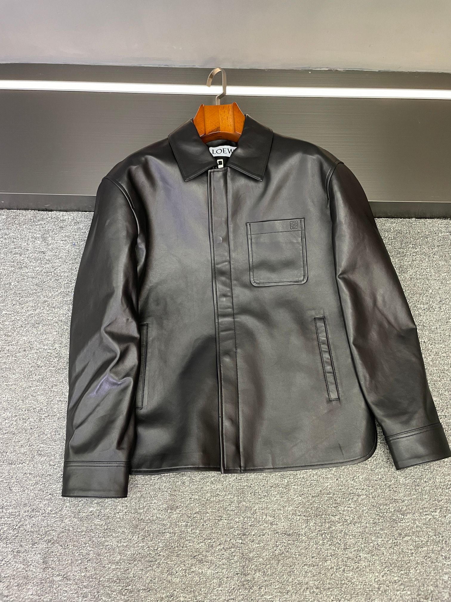 NO:772432,Loewe's men's leather jacket, which has been questioned 800 times, is so handsome. Taste is hidden in the details. Loewe's new 2026 spring and summer men's sheepskin jacket has a high-end feel as soon as you put it on.  Selected sheepskin imported from Australia, the leather is delicate and soft, like being wrapped in clouds, but without losing the tough texture. The black is classic and calm, suitable for various occasions, showing low-key luxury in every gesture; the green is unique and eye-catching, breaking the dullness of autumn and winter. It is a unique existence among the crowd. Wear it and the atmosphere will be instantly filled.  On the breast pocket, the low-key embossed Loewe LOGO is unobtrusive but enough to show off your identity. People who know it will understand it at a glance. This is not only a piece of clothing, but also a symbol of fashion attitude and lifestyle. Whether it is paired with a simple white T and jeans for daily casual, or paired with a shirt and trousers for formal occasions, it can be perfectly adapted to help you easily control your style. Wear it and become the focus of the streets this autumn and winter~  Size M-3XL,,loewe,loewe,jeans,jackets & coats,shirts,leather jacket,sheepskin,Top Customize119860909被追问800次的罗意威 Loewe 男士皮衣,帅炸了  品味藏于细节,Loewe 2026春夏新款男士羊皮夹克,一上身就狠狠拿捏高级感.  精选澳洲进口羊皮,皮质细腻柔软,像被云朵包裹,却又不失坚韧质感.黑色经典沉稳,适配各种场合,举手投足尽显低调奢华；绿色独特吸睛,打破秋冬沉闷,是人群中的独特存在,穿上它,氛围感瞬间拉满.  胸前口袋处,低调压花的罗意威LOGO,不张扬却足够彰显身份,懂的人一眼就心领神会.这不仅是一件衣服,更是时尚态度与生活品味的象征.无论是搭配简约白T和牛仔裤的日常休闲,还是配上衬衫西裤出席正式场合,它都能完美适配,帮你轻松拿捏风格.  穿上它,在这个秋冬成为街头焦点吧~  码数M-3XL,,loewe,loewe,jeans,jackets & coats,shirts,leather jacket,sheepskin,Top Customize1,Men's clothing