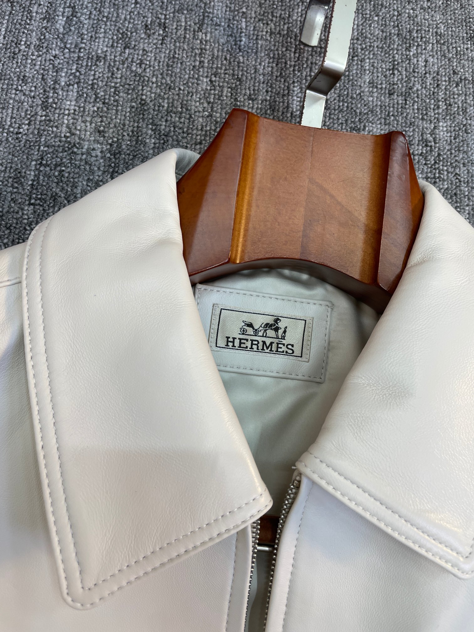 NO:940560,More details of Hermes sheepskin jacket,,hermes,leather jacket,sheepskin,Top Customize119860909爱马仕羊皮皮衣更多细节,,hermes,leather jacket,sheepskin,Top Customize1,Men's clothing