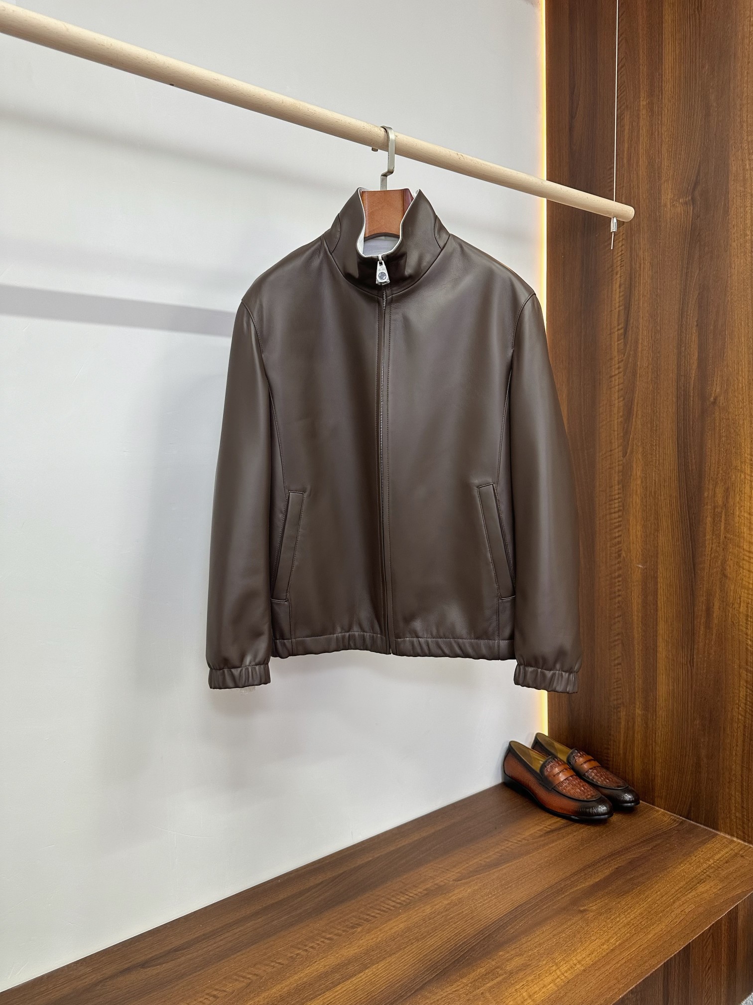 NO:940578,Loro Piana Reversible Stand Collar Luxury Jacket｜One side is soft sheepskin, the other side is breathable linen. Loro Piana's flagship commuter style, truly a two-wear, top-match men's jacket that can be controlled in all seasons, bringing low-key luxury and practicality to the extreme. Front: Imported top-grain sheepskin surface  Selected high-definition soft waxy lambskin, the leather is delicate and smooth, matte and high-grade, soft to the touch but not stiff, the stand-up collar is straight and neatly cut, the hem + sleeves are slightly closed, the upper body is flattering, neat and not bloated. The solid color is minimalist and not too bulky.  The Yu logo relies on the leather texture and exquisite carving to highlight the sense of luxury. It is suitable for business meetings, daily travel, and self-driving motorcycles. The brown is gentle and elegant, while the black is calm and domineering. The two tones accurately capture different masculine auras.  Reverse side·Natural linen breathable fabric. Turn over to reveal casual style linen fabric. The texture is naturally transparent, breathable and sweat-wicking, light and weight-free. It is refreshing and relaxed when worn alone in spring and summer. It is casual and versatile when layered with shirts and knitted sweaters in early autumn. One garment can unlock two styles of business formal wear and urban casual wear. Cost-effectiveness and style are both online.  The entire piece is neatly and precisely routed, with customized smooth zippers and hidden side seam pockets that are both practical and beautiful; the stand-up collar is designed to fit the neck, is windproof and stylish, and LP’s signature minimalist aesthetics, which does not follow trends and is long-lasting. It is a classic and necessary item that can be worn in a successful man’s wardrobe for ten years. Size 48-56,,loro piana,loro piana,jackets & coats,jackets & coats,shirts,sheepskin,Top Customize119860909诺悠翩雅 Loro Piana 双面穿立领奢品夹克｜一面柔润羊皮,一面透气亚麻  诺悠翩雅王牌通勤神款,真正一件两穿、四季可驾驭的顶配男士外套,把低调轻奢与实穿性拉到极致.  正面·进口头层绵羊皮面  甄选高定软糯小羊皮,皮质细腻顺滑、哑光高级,触感绵软不僵硬,立领直筒利落剪裁,微收口下摆+袖管,上身修饰身形,利落不臃肿.纯色极简无多余标识,靠皮料质感与精湛车工凸显高级感,商务会谈、日常出行、自驾机车都适配,棕色温润儒雅,黑色沉稳霸气,两种色调精准拿捏不同男士气场.  反面·天然亚麻透气面料  翻转即是休闲风亚麻面料,肌理自然通透,透气排汗、轻盈无负重,春夏单穿清爽松弛,初秋叠穿衬衫、针织衫随性百搭,一衣解锁商务正装、都市休闲两种穿搭风格,性价比与格调双在线.  整件走线工整精密,定制顺滑拉链,侧缝隐藏插袋兼顾实用与美观；立领设计贴合脖颈,防风有型,LP标志性极简美学,不追潮流、恒久耐看,是成功男士衣橱里可以穿十年的经典刚需单品. 码数48-56,,loro piana,loro piana,jackets & coats,jackets & coats,shirts,sheepskin,Top Customize1,Men's clothing