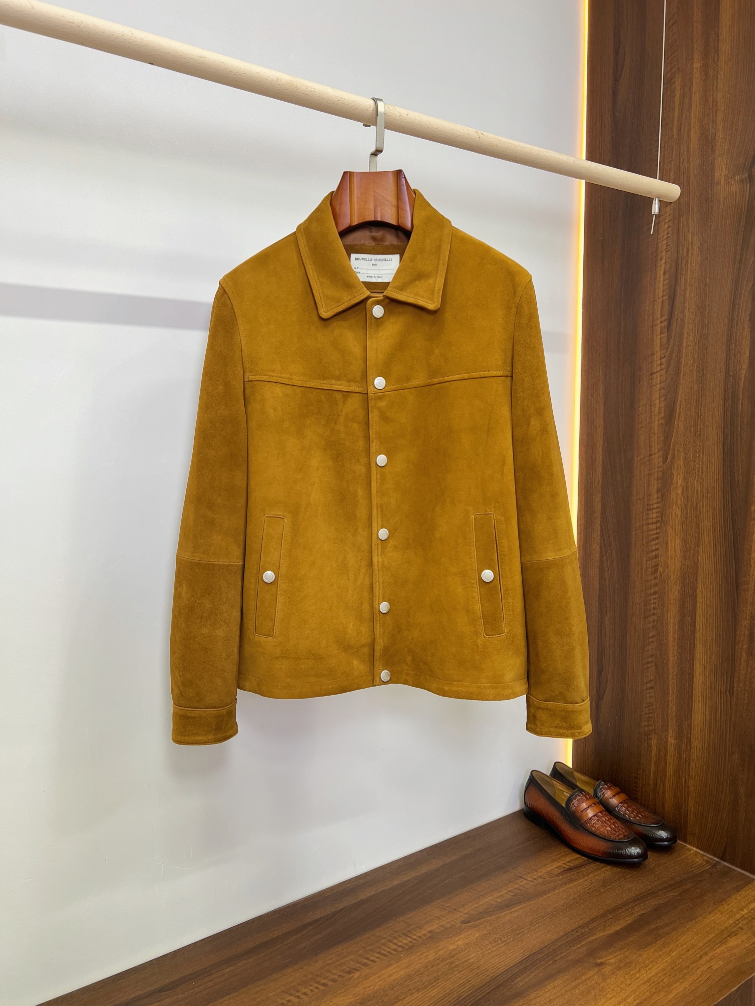 NO:940543,BC Brunello Cucinelli Italian-style suede sheepskin work jacket | Gentleman's original retro item BC is known as the king of cashmere. This suede sheepskin jacket perfectly interprets the brand's core tone of 'low-key luxury, handcrafted care' and is the final item for mature men's autumn wardrobe.  The fabric is made of imported mixed-breed lambskin with anti-velvet treatment. The suede surface is fine and even. The matte caramel brown comes with a retro filter. It is soft and skin-friendly while retaining the excellent toughness of the sheepskin. It is wear-resistant and anti-scratch. The texture becomes warmer and glossier as it wears. It is completely different from ordinary cheap suede.  Classic lapel workwear denim style, neat short cut, optimized body proportions, not flattering your height; all-over metal matte silver snap button closure, neat routing, divided panels to enhance the three-dimensional outline, vertical pockets on both sides for both practicality and style, cuffs that can be fastened and tightened, and windproof and neat. Custom-made smooth lining of the same color on the inside, silky smooth to put on and take off without getting stuck, comfortable against the skin, taking into account both style and daily practicality.  The warm caramel brown tone brings a sense of atmosphere. It has an Italian gentleman style when worn alone with knitwear, shirts, and turtlenecks. It can be easily used for light business commuting, weekend self-driving, and city leisure. There is no exaggerated large logo, and the identity is highlighted by the leather texture, handcrafting, and fabric quality. It is a hand-me-down leather jacket that can be worn all year round and constantly accumulates personal temperament. Size 48-56, brunello cucinelli, jackets & coats, jackets & coats, shirts, leather  jacket,sheepskin,Top Customize119860909BC Brunello Cucinelli 意式反绒羊皮工装夹克｜绅士复古本命单品  BC被誉为羊绒之王,这件反绒羊皮外套完美诠释品牌「低调奢华、手工匠心」核心调性,是成熟男士秋季衣橱的压轴单品.  面料甄选进口混种小羊皮做反绒处理,绒面细腻均匀,哑光焦糖棕自带复古滤镜,上手软糯亲肤,同时保留羊皮绝佳韧性,耐磨抗造,越穿肌理越温润有光泽,完全区别于普通廉价绒皮.  经典翻领工装牛仔版型,利落短款剪裁,优化身材比例,不挑身高体态；通体金属哑光银色按扣开合,走线工整利落,分割裁片强化立体轮廓,两侧竖插口袋兼顾实用性与造型感,袖口可扣合收紧,防风利落. 内里定制同色系顺滑里布,穿脱丝滑不卡衣,贴肤舒适,兼顾风度与日常实穿性.  焦糖暖棕色调自带氛围感,单穿搭配针织衫、衬衫、高领打底都极具意式绅士格调,商务轻通勤、周末自驾、城市休闲都能轻松驾驭.无夸张大logo,靠皮料质感、手工车工、面料品级彰显身份,是可以常年穿搭、不断沉淀个人气质的传世皮衣. 码数48-56,,brunello cucinelli,jackets & coats,jackets & coats,shirts,leather jacket,sheepskin,Top Customize1,Men's clothing
