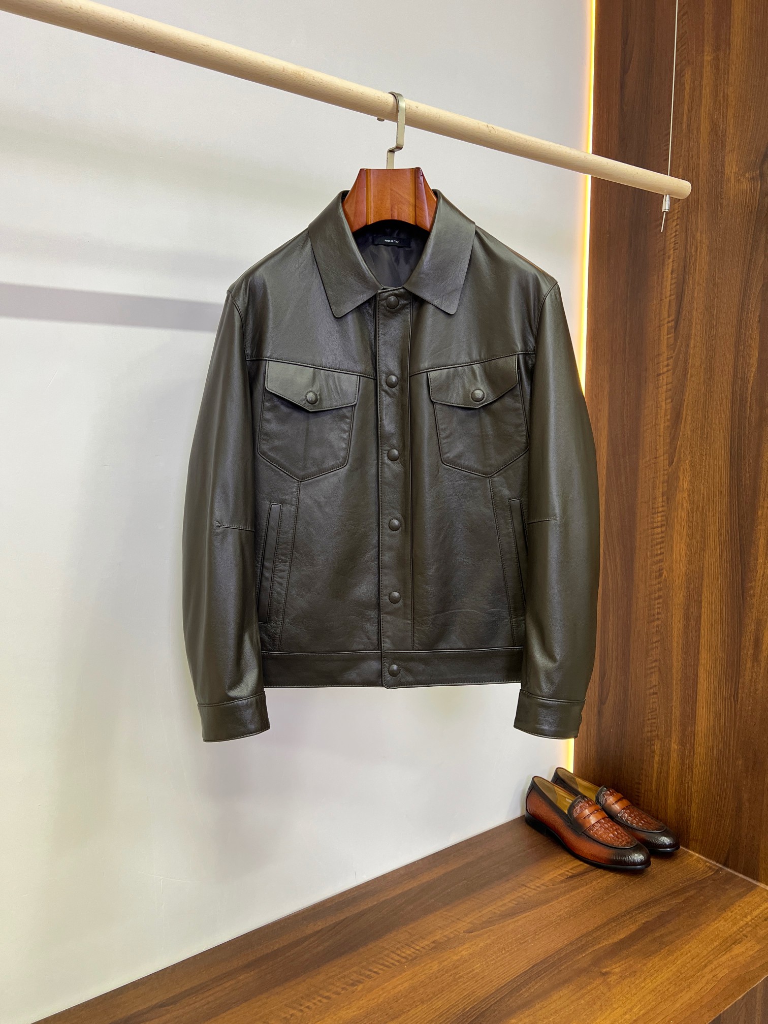 NO:940563,Tom Ford Dark Brown Sheep Leather Work Jacket｜Luxury tough guy commuting style. Tom Ford has always been American high-end minimalist tones. This work leather jacket is a must-have versatile item for mature men in autumn and winter. It is made of imported first-layer sheep leather. The leather surface is delicate and soft, and the matte dark brown tone is low-key and calm. The leather is full of flexibility, the upper body is light and does not compress the body, and it is not easy to harden and crack after long-term wear. The texture is far superior to ordinary leather.  The classic denim workwear lapel style, neat short tailoring, optimized head-to-body ratio, neat and elegant; full front metal snap closure, double chest patch pockets + side pockets, both practical and workwear lines, adjustable buckle at the hem, tightening the fit and modifying the waistline. Customized smooth matte lining inside, smooth to put on and take off, perfect for daily wear alone, with turtleneck sweaters and shirts.  There are no complicated logos, and the leather texture, neat workmanship, and neat styles support the sense of luxury. It can be worn for business commuting, daily travel, and light motorcycles. It is low-key and elegant, and has the unique aura of elite men of TF. It is a classic leather jacket that can be worn for many years. Size M-3XL,, tom ford, tom ford, jackets & coats, sweaters, shirts, leather jacket, sheepskin, Top Customize119860909汤姆福特 Tom Ford 深棕绵羊皮工装夹克｜轻奢硬汉通勤神款  汤姆福特一贯的美式高级极简调性,这件工装皮衣是成熟男士秋冬刚需百搭单品. 甄选进口头层绵羊皮打造,皮面细腻柔润,哑光深棕色调低调沉稳,皮料柔韧度拉满,上身轻盈不压身,久穿不易发硬开裂,质感远超普通皮革.  经典牛仔工装翻领版型,利落短款剪裁,优化头身比例,利落显精神；前襟金属按扣全开合,双胸贴袋+侧插口袋,实用与工装线条感兼备,下摆可调节扣带,随心收紧版型,修饰腰线. 内里定制顺滑哑光里布,穿脱顺滑,日常单穿、内搭高领毛衣、衬衫都很出彩.  无繁杂logo,全靠皮料质感、工整车工、利落版型撑起高级感.商务通勤、日常出行、轻机车穿搭都能驾驭,低调贵气,自带TF独有的精英男士气场,一件可以穿多年的保值经典皮衣. 码数M-3XL,,tom ford,tom ford,jackets & coats,sweaters,shirts,leather jacket,sheepskin,Top Customize1,Men's clothing