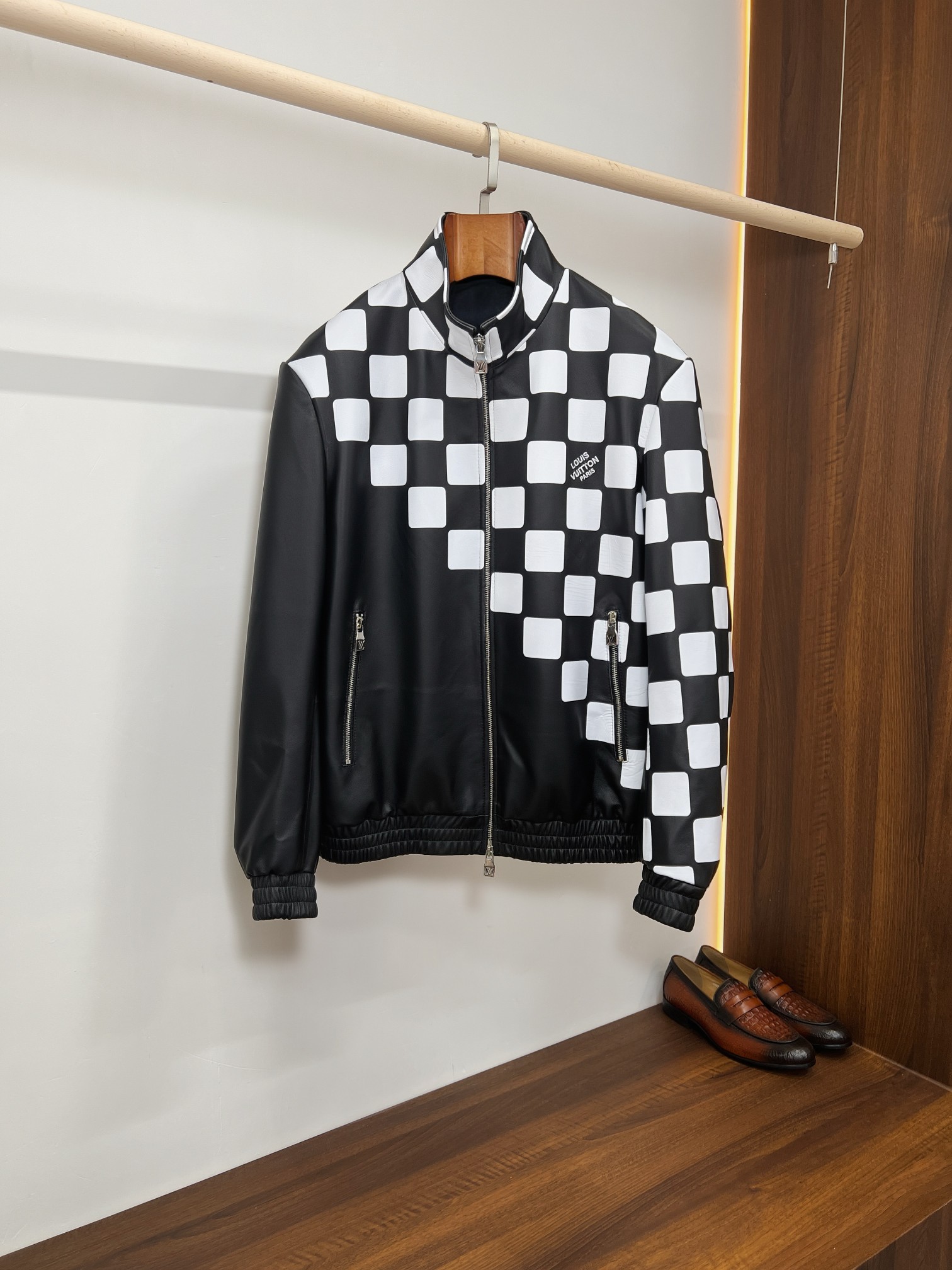 NO:940582,LV Louis Vuitton Checkerboard Gradient Sheepskin Stand Collar Jacket | A must-have item for fashionable men in autumn and winter. Louis Vuitton's modern racing style limited edition leather jacket breaks the dullness of traditional leather jackets and reshapes the brand's classic checkerboard elements into a gradient and staggered design, which directly enhances the trend recognition.  Made from imported fine soft sheepskin, the leather surface is flexible and smooth, feels soft and skin-friendly, the upper body is lightweight and has no weight-bearing feeling, is windproof and breathable, and is comfortable and durable for daily commuting and self-driving travel. The black and white contrasting checkerboard pattern is printed with irregular gradients, and the upper body naturally transitions from dense to sparse. The retro racing plaid aesthetic is high-end and not exaggerated.  The classic stand-up collar zipper baseball jacket style, elasticated hem + threaded cuffs, firmly locks in temperature and neatly highlights the body shape; custom-made LV metal zipper, zipper pockets on both sides combine practicality and style, low-key embroidered brand logo on the chest, and every detail is in line with the craftsmanship of the store. The interior is made of solid-color smooth lining, silky smooth to put on and take off, and is very stylish when worn alone with a sweatshirt or a turtleneck.  It combines luxury texture and street trend attributes. It can be easily used for business and leisure, motorcycle travel, and urban street photography. It is low-key and has a big-name aura. It is the ace leather jacket for young men to create personalized outfits. Size 48-56,,louis vuitton,louis vuitton,hoodie,sweatshirts,jackets & coats,leather jacket,sheepskin,Top Customize119860909LV 路易威登 棋盘格渐变羊皮立领夹克｜潮男秋冬炸街刚需单品  路易威登摩登赛车风限定皮衣,打破传统皮衣沉闷感,把品牌经典棋盘格元素重塑为渐变错落设计,潮流辨识度直接拉满.  甄选进口细腻软羊皮精制而成,皮面柔韧顺滑,触感软糯亲肤,轻量化上身完全无负重感,防风透气,日常通勤、自驾出行都舒适耐穿.黑白撞色棋盘格不规则渐变印花,上半身由密到疏自然过渡,复古赛车格纹美学,高级不浮夸.  经典立领拉链棒球夹克版型,松紧收口下摆+螺纹袖口,牢牢锁温、利落显身形；定制LV专属金属拉链,两侧拉链口袋兼顾实用性与造型感,胸口低调刺绣品牌标识,细节处处对标专柜工艺.内里纯色顺滑里布,穿脱丝滑,单穿叠搭卫衣、高领打底都极具格调.  兼具奢侈品质感与街头潮流属性,商务休闲、机车出行、都市街拍都能轻松驾驭,低调中自带大牌气场,是年轻男士打造个性穿搭的王牌皮衣. 码数48-56,,louis vuitton,louis vuitton,hoodie,sweatshirts,jackets & coats,leather jacket,sheepskin,Top Customize1,Men's clothing