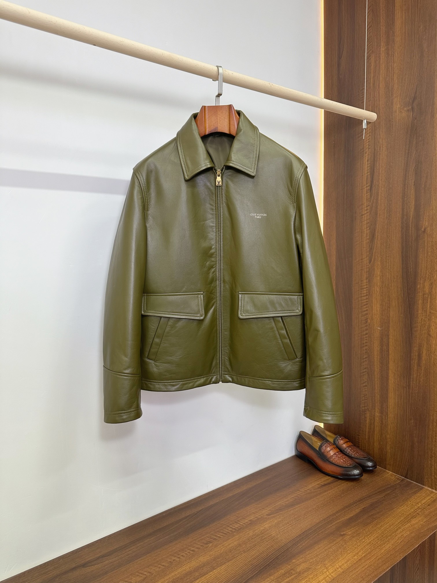 NO:940592,LV Army Green Workwear Cowhide Jacket｜Retro Tough Guy High-end Item Louis Vuitton Retro Workwear Style Heavy Cowhide Jacket. The low saturated military green tone brings a calm aura. It breaks away from the monotony of conventional black and brown leather jackets and creates a ceiling for mature men's atmosphere.  It is forged from selected imported first-layer soft cowhide. The leather surface has a delicate and natural texture. It is both flexible and stiff. The upper body is stylish but not stiff. It is wear-resistant and anti-wear. It has a warm and retro texture when worn over time. It has excellent wind resistance. It is suitable for both spring and autumn wear alone and early winter inner layering.  Classic lapel workwear short version, neat waist cut, optimized body proportions, not bulky or procrastinating; LV exclusive golden zipper in the center, simple and elegant placket, low-key small-print brand logo on the chest, restrained and unobtrusive. Double front flap large patch pockets, both  Practical and workwear lines; square brand leather label embellishment on the back, double metal adjustment buckle on the hem, you can freely tighten the hem and adjust the looseness at will. The details are completely in line with the craftsmanship of the counter. The lining is smooth and skin-friendly, the wiring is neat and precise, and the workmanship is solid and elegant.  The overall style is a perfect fusion of American retro + light luxury business, which can be easily controlled by self-driving motorcycles, daily commuting, business and leisure, and outdoor travel. The low-key and high-end military green color can be paired with jeans or casual trousers. It is a big-name leather jacket that can last for many years and travel through time. Size M-3XL,, louis vuitton, louis vuitton, jeans, jackets & coats, jackets & coats, leather jacket, cowhide, Top Customize119860909LV军绿色工装牛皮夹克｜复古硬汉高阶单品  路易威登复古工装风重磅牛皮外套,低饱和军绿色调自带沉稳气场,跳出常规黑棕皮衣的单调,成熟男士氛围感天花板. 精选进口头层软牛皮锻造,皮面自带细腻自然肌理,柔韧挺括兼顾,上身有型不僵硬,耐磨抗造,越穿越有温润复古质感,防风性极佳,春秋单穿、初冬内搭都适配.  经典翻领工装短款版型,利落收腰剪裁,优化身形比例,不臃肿不拖沓；正中LV专属金色拉链,门襟简约大气,胸前低调小字品牌标识,克制不张扬.正面双翻盖大贴袋,兼顾实用与工装线条；后背方形品牌皮标点缀,下摆双金属调节扣,可自由收紧衣摆,随心调整宽松度,细节完全对标专柜工艺.内里顺滑亲肤里布,走线工整精密,做工扎实考究.  整体风格是美式复古+轻奢商务的完美融合,自驾机车、日常通勤、商务休闲、户外出行都能轻松驾驭.低调高级的军绿色,搭配牛仔裤、休闲西裤均可,是一件可以陪伴多年、越穿越有味道的大牌真皮夹克. 码数 M-3XL,,louis vuitton,louis vuitton,jeans,jackets & coats,jackets & coats,leather jacket,cowhide,Top Customize1,Men's clothing