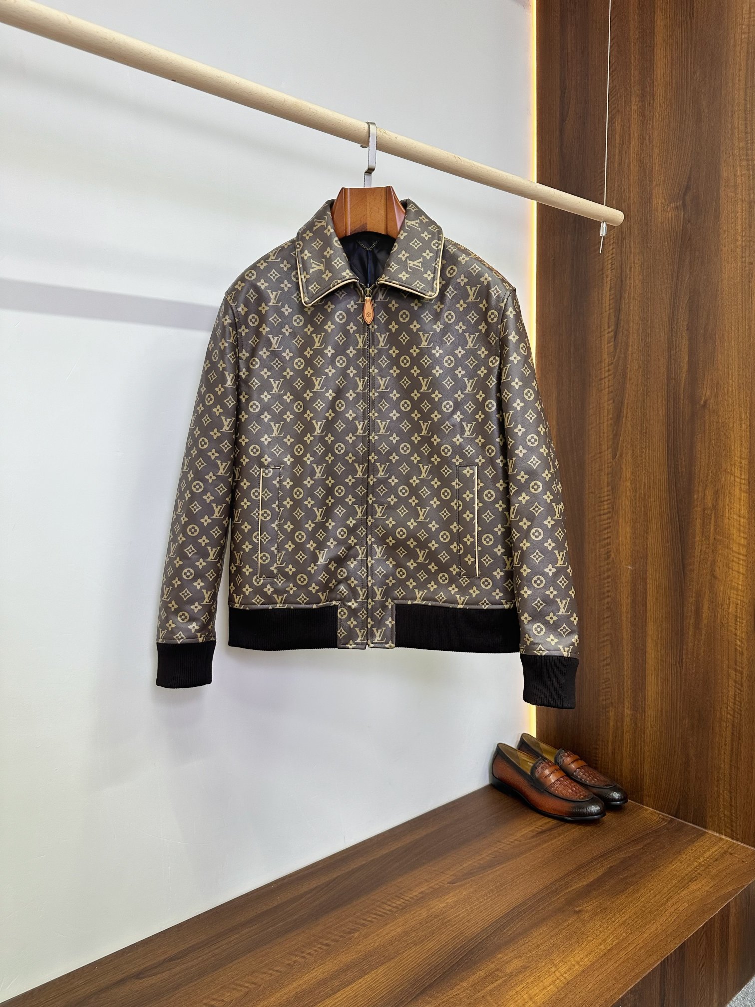 NO:940601,LV’s classic all-over printed calfskin lapel baseball jacket | The timeless luxury jacket. LV’s most recognizable vintage calfskin heavy-duty calfskin jacket fully embodies the brand’s soul, Monogram all-over printing elements. It is a classic evergreen style that can be worn in men’s wardrobes for ten years, with a retro accent.  It is made of imported first-layer soft cowhide. The leather surface is fine and firm, flexible and crisp, with a high-grade matte texture. It is wear-resistant and resistant to wrinkles and deformation, and has full windproof and warm properties. It is casual and neat to wear alone in spring and autumn, or paired with a sweater as a base in early winter. The quilted cotton lining locks in warmth and keeps out the cold, making it very practical to wear as a pair.  The neat lapel baseball short version modifies the elongated body shape and does not flatter your height; the leather-wrapped collar reinforces sophistication, and the custom leather slider zipper is smooth and durable. The welted pockets on both sides are simple and elegant, taking into account storage.  Function; The hem and cuffs are closed with black threaded ribbing, which fits the body shape, prevents wind and temperature, and prevents looseness and bloat. The inner lining is LV's exclusive dark pattern quilted cotton lining, which is neat and dense, soft and skin-friendly, and silky smooth when put on and taken off without getting stuck.  The classic LV presbyopia print is all over the body, the color is calm and retro, and it is low-key and has big-name recognition. It is suitable for all scenes of business commuting, urban street photography, self-driving travel, and daily leisure. It is in style with jeans and casual trousers. There is no superfluous design, relying on top-grade leather materials, classic styles and brand genes to win, mature men and fashion players can perfectly control it, keep it for yourself, and give great weight to gifts. Size 48-56, Louis Vuitton, Jeans, Jackets  & coats,jackets & coats,sweaters,cowhide,Top Customize119860909LV经典满印老花牛皮翻领棒球夹克｜永不过时的王牌奢品外套  LV最具辨识度的复古老花重磅牛皮夹克,把品牌灵魂Monogram满印元素完整呈现,是男士衣橱里可以穿十年的经典常青款,复古腔调直接拉满.  甄选进口头层软牛皮打造,皮面细腻紧实、柔韧挺括,自带高级哑光质感,耐磨抗造不易褶皱变形,防风保暖属性拉满.春秋单穿随性利落,初冬搭配毛衣打底,夹层绗棉内里锁温御寒,一衣两穿实用性超强.  利落翻领棒球短款版型,修饰身形拉长比例,不挑身高体态；皮质包边领型加固精致度,定制真皮拉头拉链顺滑耐用.两侧嵌线口袋简约大气,兼顾置物功能；下摆+袖口采用黑色螺纹罗纹收口,贴合身形防风锁温,杜绝松垮臃肿.内里LV专属暗纹绗棉里布,走线工整密实,软糯亲肤,穿脱丝滑不卡身.  通体满幅经典LV老花印花,配色沉稳复古,低调中自带大牌辨识度.商务通勤、都市街拍、自驾出行、日常休闲全场景适配,搭配牛仔裤、休闲西裤都格调在线.没有多余花哨设计,依靠顶级皮料、经典版型与品牌基因取胜,成熟男士、潮流玩家都能完美驾驭,自留显贵、送礼超有分量. 码数48-56,,louis vuitton,jeans,jackets & coats,jackets & coats,sweaters,cowhide,Top Customize1,Men's clothing