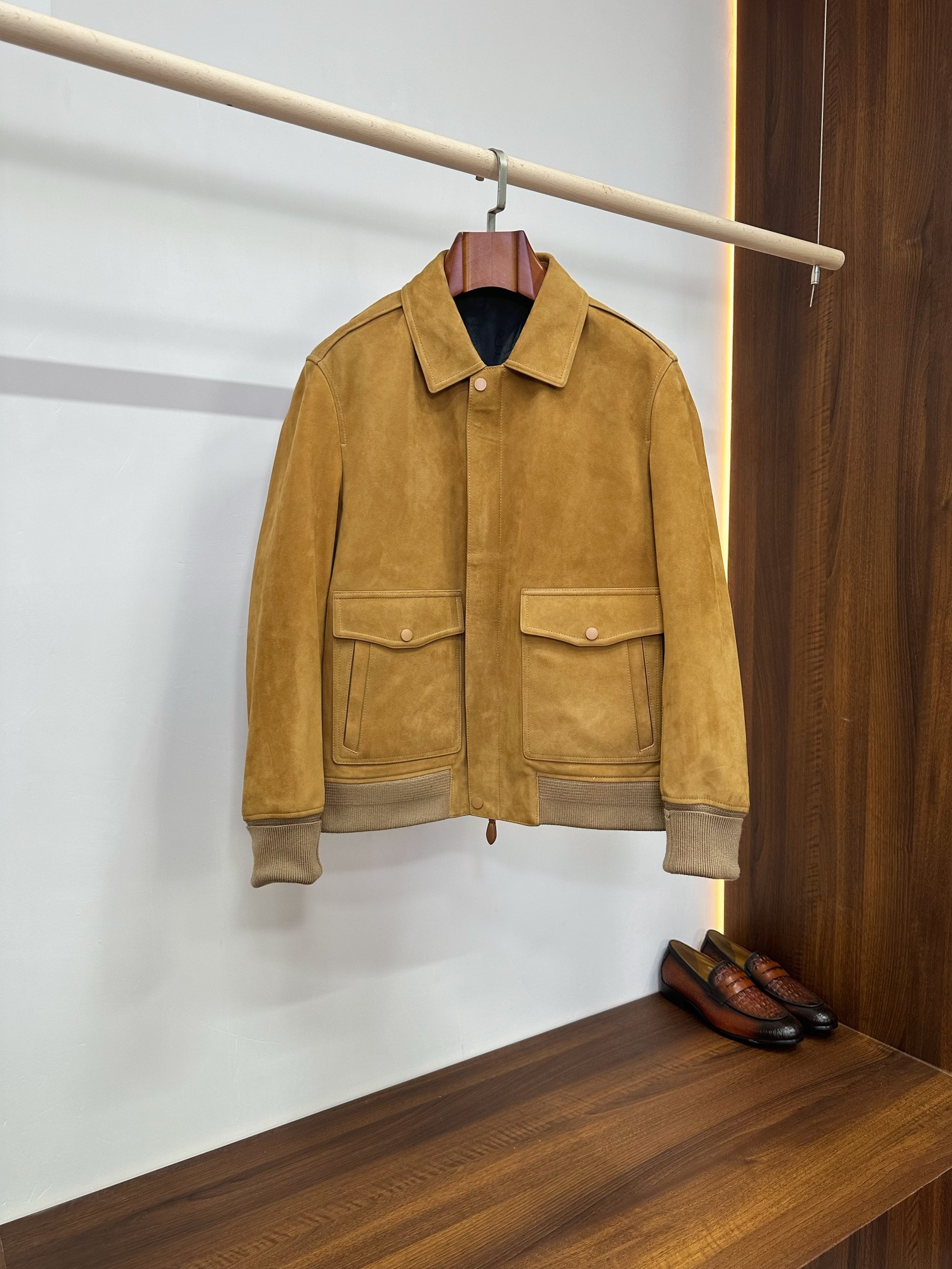 NO:940620,Brioni Imported Suede Sheepskin Work Jacket｜Two-color Light Luxury Natural Jacket Brioni's classic work wear lapel jacket is top-notch in high-end men's clothing. It uses imported mixed sheepskin for suede suede technology. Khaki warm brown is calm and retro, and pure black is low-key and cool. It is available in two colors, perfectly adapting to different men's dressing styles. It is the textured leather jacket that gentlemen need every day.  The original mixed-breed sheep leather material has been deeply frosted and anti-velvet treated. The suede surface is fine and even, soft and smooth to the touch. The surface is matte and high-grade without exaggerated luster. The leather is flexible and sinewy. The upper body is stiff but not soft. It is breathable and windproof. It will only become more moist and retro with long-term wear. It is completely different from the cheap and thin ordinary artificial velvet fabrics.  The neat short workwear baseball version with classic notched lapels optimizes the proportions of the upper and lower body and does not flatter the body shape; the placket button + hidden zipper double opening and closing design takes into account wind resistance and ease of putting on and taking off. The front double-flap workwear large pockets are fixed with metal snaps, combining practical storage and retro workwear lines; the cuffs and hem are matched with ribbed thread closures of the same color, which closely fit the wrists and waist, locking in temperature, modifying the outline, and preventing looseness and deformation.  The interior is made of custom-made Brioni brand jacquard all-over printed lining, with all-over dark jacquard precision and neatness, and the entire stitching is seamlessly stitched. The lining is draped and skin-friendly, making it smooth to put on and take off without friction. The high-end luxury workmanship standards are fully implemented from the outer skin to the inner lining.  Khaki has an American retro motorcycle accent and can be paired with jeans and overalls for a casual and tough look; black is minimalist and versatile, and can be used for commuting, business, dinner, and urban travel. There are no unnecessary fancy decorations, relying on top-quality sheepskin raw materials, neat tailoring and brand heritage to win. Mature business elites, low-key gentlemen, and retro enthusiasts can easily control it, keep it to show their taste, and give high-end and decent gifts. Size 48-56,,jeans,jackets & coats,jackets & coats,leather  jacket,sheepskin,chamois leather,Top Customize119860909Brioni布鲁提进口反绒羊皮工装夹克｜双色轻奢本命外套  高端男装顶流Brioni经典工装翻领夹克,甄选进口混种羊皮做麂皮反绒工艺,卡其暖棕沉稳复古、纯黑低调冷峻,双色可选,完美适配不同男士穿搭调性,是绅士日常刚需的质感皮衣.  原皮混种羊材质经过深度磨砂做反绒处理,绒面细腻均匀、手感软糯顺滑,表层哑光高级不沾浮夸光泽,皮质柔韧有筋骨,上身挺括不软塌,透气同时防风耐造,长期穿着只会越养越有温润复古的岁月质感,完全区别于普通人造绒面料的廉价单薄.  利落短款工装棒球版型,经典平驳翻领,优化上下身比例,不挑身高体型；门襟按扣+隐藏拉链双开合设计,兼顾防风性与穿脱便捷度.前身双翻盖工装大口袋,金属按扣固定,兼具收纳实用性与复古工装线条；袖口、下摆搭配同色系罗纹螺纹收口,紧密贴合手腕与腰腹,锁住温度、修饰轮廓,杜绝松垮变形.  内里定制专属Brioni品牌提花满印里布,满幅暗纹提花精密工整,走线全件锁边无缝处理,内衬垂坠亲肤,穿脱顺滑不摩擦内搭,从外皮到内里全方位贯彻高端奢品做工标准.  卡其色自带美式复古机车腔调,搭配牛仔裤、工装裤随性硬朗；黑色极简百搭,通勤商务、晚宴休闲、都市出行通通hold住.无多余花哨装饰,依靠顶级羊皮原料、利落剪裁与品牌底蕴取胜,成熟商务精英、低调绅士、复古爱好者都能轻松驾驭,自留彰显品味,送礼高级体面. 码数48-56,,jeans,jackets & coats,jackets & coats,leather jacket,sheepskin,chamois leather,Top Customize1,Men's clothing