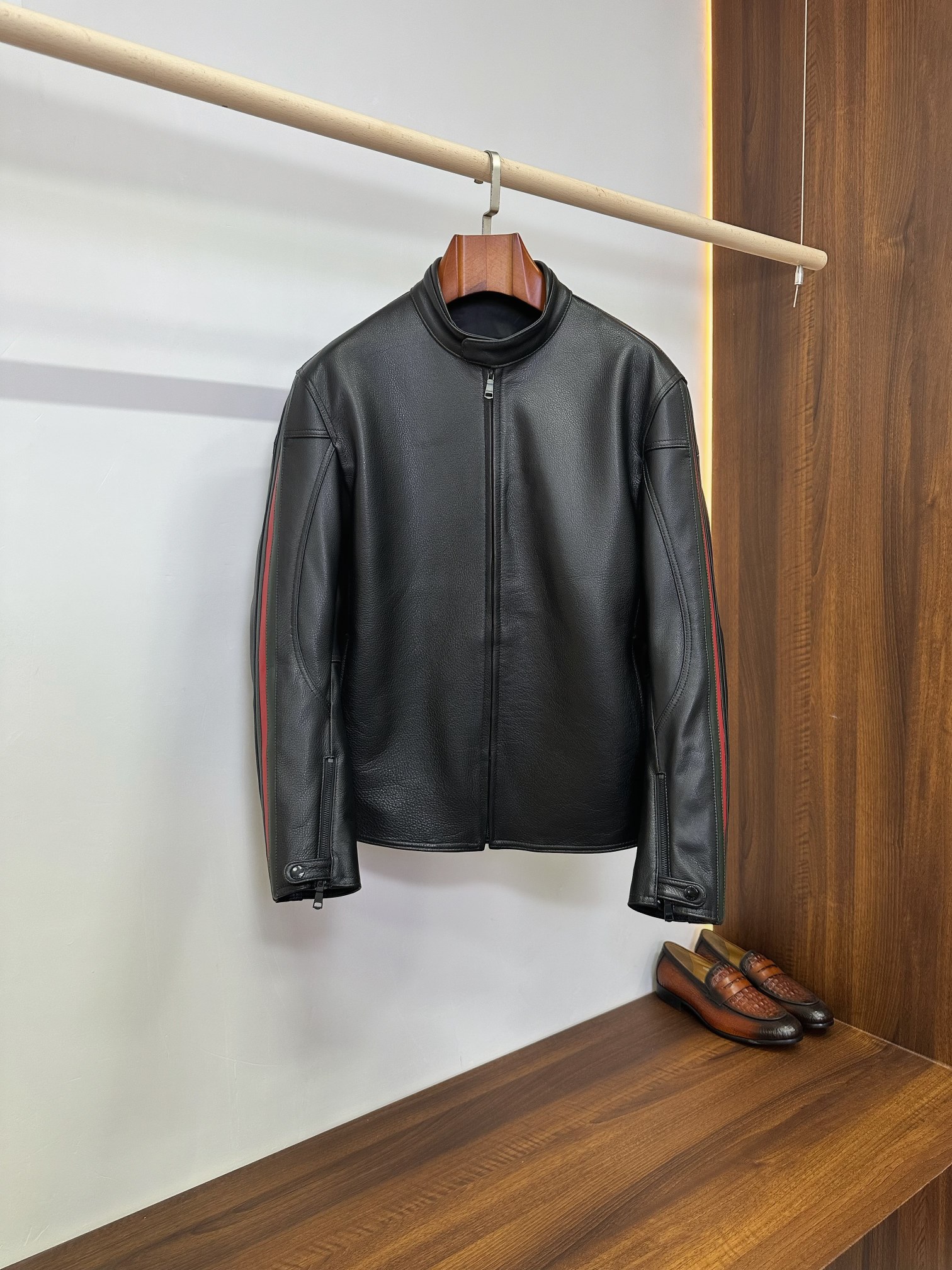 NO:940415,Gucci GUCCI classic webbing motorcycle stand collar cowhide jacket | A timeless Italian hardcore item. Gucci's iconic motorcycle leather jacket, with the brand's soul red and green webbing as the visual highlight, is carefully crafted from imported first-grain cowhide. The tough and neat motorcycle style with a stand collar perfectly combines retro riding style with light luxury style. It is a versatile currency in men's wardrobe.  The texture of raw grained cowhide is natural and clear, it feels firm and delicate, and has a matte high-end texture. The leather is stiff and stylish, not easy to collapse and deform, is wear-resistant and tear-resistant, and has windproof and breathable properties. With long-term wear, the leather surface will slowly form an exclusive warm and moist patina, which will have a smell as it wears, and the texture is far superior to ordinary imitation leather fabrics.  The classic small stand-up collar motorcycle cut fits the neck line, and is smart and not procrastinating; the fully-open custom metal zipper locks smoothly, making it easy to put on and take off. The body is divided into neat and three-dimensional lines, accurately modifying the shoulder and waist lines, and optimizing the body proportions. GUCCI's iconic red and green webbing contrasting strips are embedded on the outside of the arms, low-key and hidden brand recognition, not flashy, but the luxury gene can be recognized at a glance. The double zippers on the cuffs can be freely adjusted for tightness.  It is suitable for windproof riding and daily leisure. The side seam zipper pockets are both practical and stylish. The interior is made of solid-color smooth custom lining, with precise stitching, and a drape that is skin-friendly. There is no sense of restraint when worn with shirts and knitted sweaters. It is casual and cool when worn alone in spring and autumn, or layered with a coat in early winter to add a sense of layering.  The pure black background color is versatile and can be used in all scenarios such as motorcycle travel, urban commuting, street parties, and light business travel. It has a great look when paired with overalls, straight jeans, and casual trousers. It can be easily worn by trendy men, business elites, and motorcycle enthusiasts. The upper body is neat and spirited, and the self-retention shows taste. The gift is elegant and recognizable. Size 48-56,, gucci, gucci, jeans, jackets & coats, shirts, leather jacket, cowhide, Top  Customize119860909古驰 GUCCI经典织带条机车立领牛皮夹克｜永不过时的意式硬核单品  古驰标志性机车皮衣,以品牌灵魂红绿织带为视觉亮点,甄选进口头粒面牛皮精工打造,硬朗利落的立领机车版型,把复古骑行风与轻奢格调完美融合,是男士衣橱百搭硬通货.  原生粒面牛皮纹理自然清晰,手感紧实细腻,自带哑光高级质感,皮质挺括有型不易软塌变形,耐磨抗撕裂,防风透气属性拉满.随着长期穿着,皮面会慢慢形成专属温润包浆,越穿越有味道,质感远超普通仿皮面料.  经典小立领机车剪裁,贴合颈部线条,干练不拖沓；全开式定制金属拉链顺滑锁扣,穿脱利落.衣身分割走线工整立体,精准修饰肩腰线条,优化身形比例.双臂外侧嵌入GUCCI标志性红绿织带撞色饰条,低调暗藏品牌辨识度,不浮夸却一眼可辨奢品基因.袖口双拉链可自由调节松紧, 骑行防风、日常休闲都能适配,侧缝拉链口袋兼顾实用与造型感.  内里纯色顺滑定制里布,走线精密锁边,垂坠亲肤,内搭衬衫、针织衫毫无束缚感,春秋单穿随性飒爽,初冬叠穿大衣作为内搭层次感拉满.  纯黑底色百搭万能,机车出行、都市通勤、街头聚会、轻商务出行全场景驾驭.搭配工装裤、直筒牛仔裤、休闲西裤都气场在线,潮男、商务精英、机车爱好者均可轻松驾驭,上身利落显精神,自留彰显品味,送礼大气有辨识度. 码数48-56,,gucci,gucci,jeans,jackets & coats,shirts,leather jacket,cowhide,Top Customize1,Men's clothing