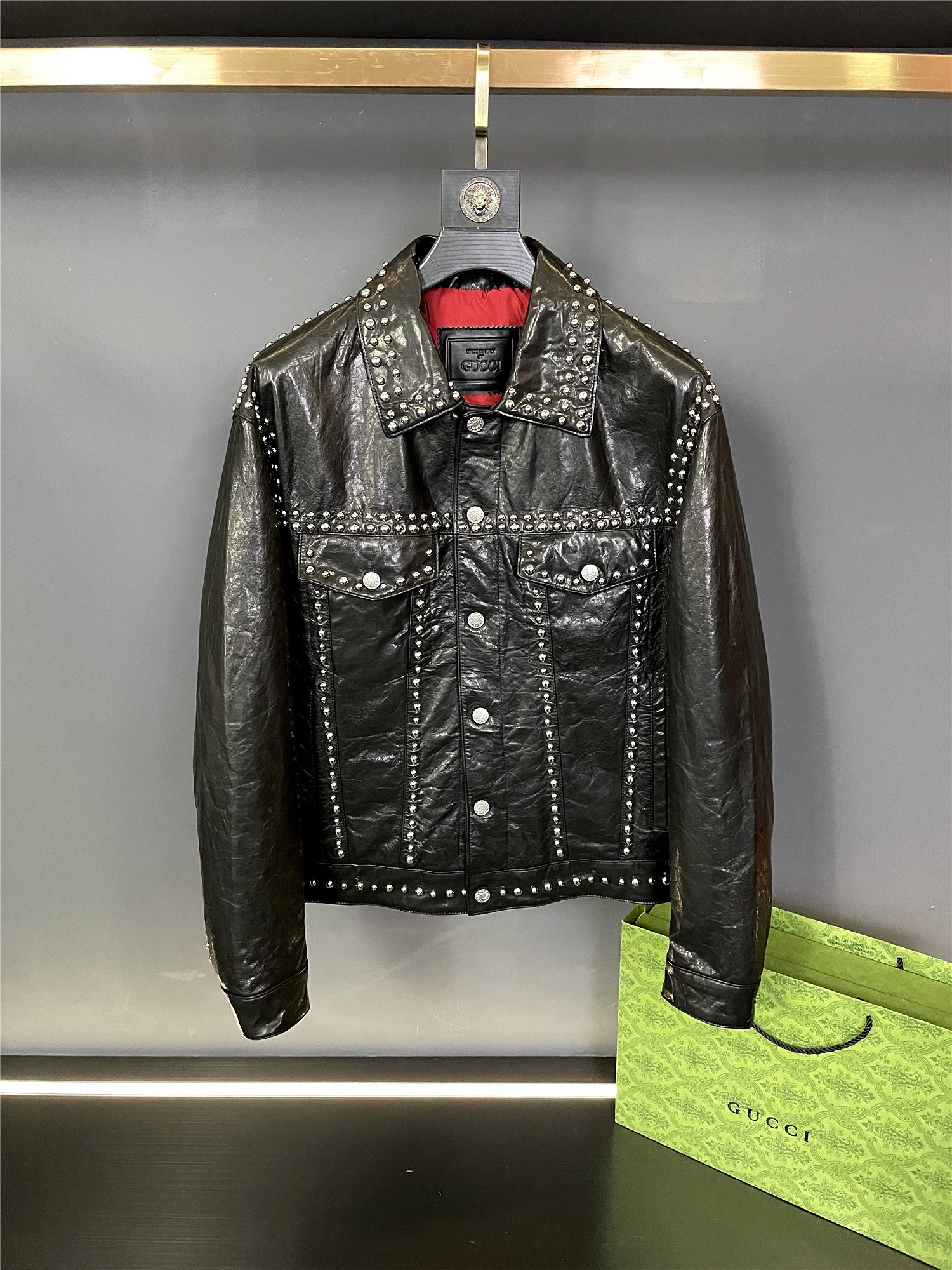 NO:940436,GUCCI Studded Distressed Cowhide Jacket | Retro Rock Luxury Hardcore Item Gucci Heavy Duty Studded Denim Genuine Leather Jacket combines Italian luxury and American punk rock style. It is made entirely of imported distressed washed cowhide, with natural and retro texture wrinkles. It is inlaid with hand-made rivets all over and has a red quilted lining. It is the final item in the wardrobe of men with motorcycle style and street yuppie style.  The outer skin is made of naturally wrinkled first-layer cowhide, which has been treated with a vintage distressed water-washing process. The leather surface has a casual matte luster, is soft and crisp, flexible and resistant, and has a retro patina texture over time, which is different from the dull and heavy texture of ordinary shiny hard leather. Full  The body is precisely arranged with silver metal rivets, and the collar, placket, pockets, shoulder line, hem, and back are all outlined with rivets. The rivets on the back spell out the brand's letter logo. It is sewn by hand at fixed points. It is firm and not easy to fall off, and it directly adds a punk atmosphere.  Classic lapel denim jacket style, single-row branded metal button closure, double flap cargo pockets, taking into account decoration and practicality, straight and loose cut, to accommodate various body shapes, neat and not tight upper body, with a tough guy aura. The inside is a genuine red rhombus quilted quilted lining, which locks in warmth and can be worn alone to keep out the cold in late autumn and early winter. It is handsome and neat when worn naked in spring and autumn, and is practical in two seasons.  Black leather and red lining are in classic colors, and the low-key shell hides high-profile details. It is highly recognizable for motorcycle travel, bar wear, street fashion shots, and daily commuting. Paired with overalls, straight jeans, and Martin boots, you can easily achieve the style of a retro rock and roll man. With the double blessing of big-name texture and heavy craftsmanship, it is not a niche style. It is very important for collection, personal use, and gift giving. Size 48-56,,gucci,gucci,boots,jackets & coats,jackets &  coats,cowhide,Top Customize119860909GUCCI铆钉做旧牛皮夹克｜复古摇滚奢潮硬核单品  古驰重工铆钉牛仔款真皮外套,融合意式轻奢与美式朋克摇滚调性,整张进口做旧水洗牛皮打造,肌理褶皱自然复古,满幅手工铆钉镶嵌,红夹棉内里加持,是机车风、街头雅痞男士的衣柜压轴硬货.  外皮选用自然褶皱头层牛皮,经过复古做旧水洗工艺处理,皮面自带随性哑光光泽,软而挺括,柔韧抗造,越穿越有复古包浆质感,区别于普通亮面硬皮的呆板厚重.全身精准排布银色金属铆钉,领口、门襟、口袋、肩线、衣摆、后背全线铆钉勾勒,后背铆钉拼出品牌字母标识,纯手工定点缝制,牢固不易脱落,朋克氛围感直接拉满.  经典翻领牛仔夹克版型,单排品牌金属纽扣开合,双翻盖工装口袋,兼顾装饰与实用性,直筒宽松剪裁,包容各种身形,上身利落不紧绷,自带硬汉气场.内里是正红色菱格衍缝夹棉内衬,锁温保暖,深秋初冬单穿御寒,春秋裸穿帅气利落,一衣两季实用性拉满.  黑皮撞红内里经典配色,低调外壳暗藏高调细节,机车出行、酒吧穿搭、街头潮拍、日常通勤都极具辨识度.搭配工装裤、直筒牛仔、马丁靴,轻松拿捏复古摇滚男神范儿,大牌质感+重工工艺双重加持,小众不撞款,收藏、自用、送礼都极具分量. 码数48-56,,gucci,gucci,boots,jackets & coats,jackets & coats,cowhide,Top Customize1,Men's clothing