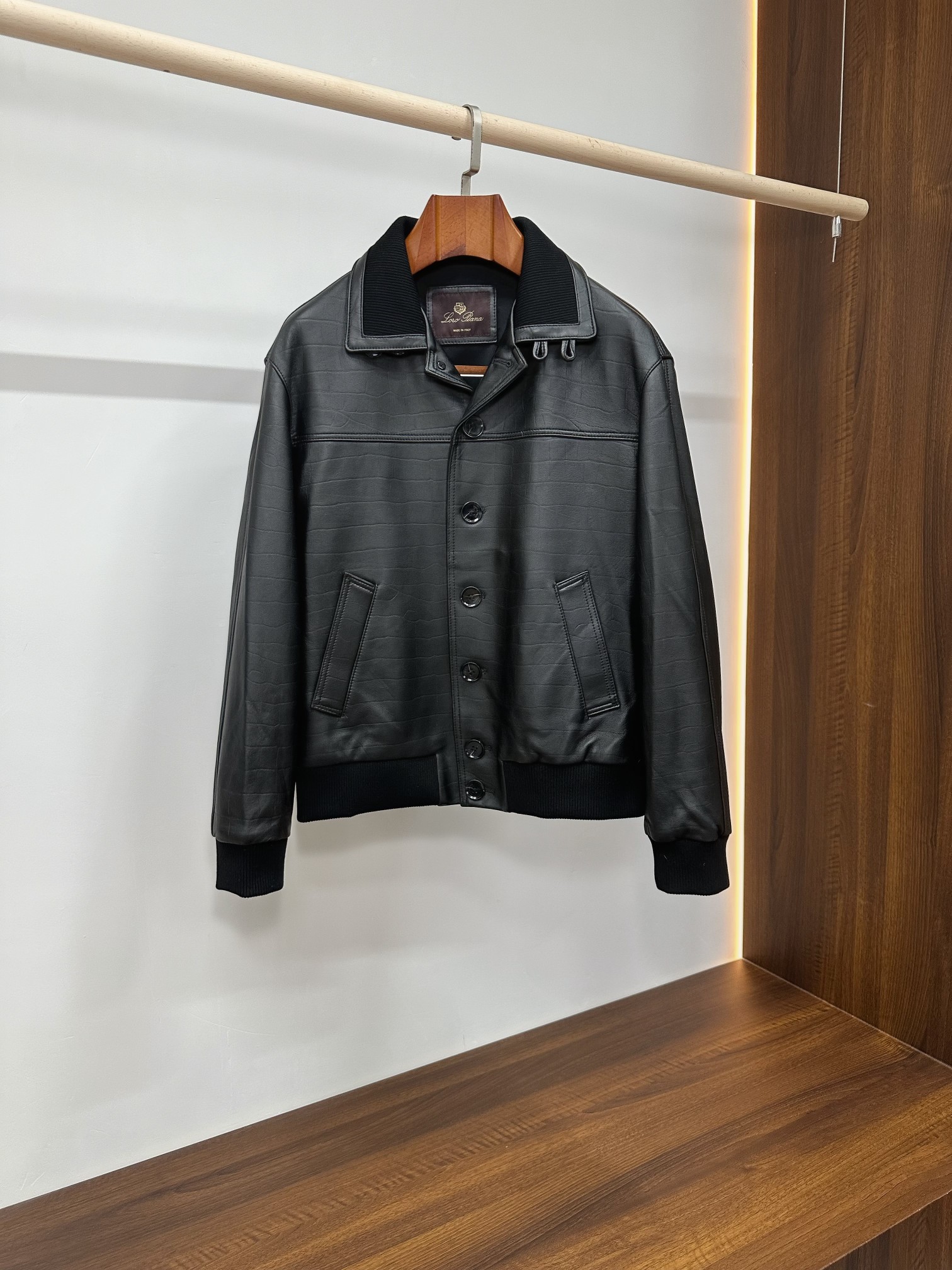 NO:940471,Loro Piana crocodile pattern sheepskin work jacket｜Italian low-key aristocratic leather jacket  Nuoyou Panya is the benchmark for luxury cashmere leather goods. This embossed sheepskin jacket perfectly interprets the brand's warm and restrained high-end tone. It is imported first-layer lambskin, with an all-over matte crocodile embossed texture, pure black classic color, knitted rib splicing collar and cuff hem, workwear baseball jacket style, suitable for both business and leisure. It is a must-have genuine leather item for mature men's wardrobes that can last for ten years. The core of the fabric texture  Selected soft waxy lambskin imported from Italy has a delicate and pliable feel, extremely high leather density, is windproof, breathable, anti-wrinkle and durable. The surface is embossed with matte crocodile pattern, with low-key three-dimensional texture, which is not exaggerated or dazzling. It has a high-grade texture in dark light, which is different from the flamboyance of glossy leather clothing. It perfectly fits the core temperament of LP's low-key luxury products. It will form a natural and soft patina after long-term wear, which will fit the body shape and become warmer as it wears.  The lapels are spliced with black vertical knitted ribs. The combination of soft and hard materials weakens the toughness of the leather jacket and fits the neck without irritating the skin. It has a single row of concealed button closures of the same color, neat and neat wiring, and a simple and clean placket.  Classic short workwear baseball cut, slightly loose straight fit, not tight or bloated, easily modifying the lines of the shoulders and back, and can be easily controlled by a big belly or a strong figure. Double side welt pockets are simple and practical, taking into account both appearance and daily storage.  The entire back is spliced with embossed sheepskin, with a central dividing line to enhance the stiffness of the body, and a ribbed hem to securely lock in heat and wind. The interior is custom-made with a solid-color, smooth, skin-friendly lining, with careful routing, making it smooth to put on and take off. It is very coordinated with cashmere sweaters, shirts, and high-collar base layers. Suitable for different scenarios.  The pure black all-purpose color system covers all scenes of daily commuting, business negotiations, weekend self-driving, outdoor outings, and light formal gatherings. Paired with drapey trousers, casual straight trousers, and handmade loafers, you can easily create an Italian elegant executive style; simple and redundant design, not relying on logos to attract attention, but relying on leather texture and tailoring to highlight your identity. It is a popular leather jacket for low-key elites and business owners. Size M-3XL, loro piana, loro piana, loafers, jackets  & coats,jackets & coats,shirts,leather jacket,sheepskin,Top Customize119860909Loro Piana 压鳄鱼纹羊皮工装夹克｜意式低调贵族皮衣  诺悠翩雅作为顶奢羊绒皮具标杆,这件压纹羊皮外套完美诠释品牌温润内敛的高端调性.甄选进口头层小羊皮,通体哑光鳄鱼压纹肌理,纯黑经典配色,针织罗纹拼接领边、袖口下摆,工装棒球夹克版型,商务休闲双适配,是成熟男士衣橱耐穿十年的刚需真皮单品.  面料质感核心  精选意大利进口软糯小羊皮,手感细腻柔韧,皮质密度极高,防风透气、抗皱耐穿.表面做哑光鳄鱼纹压花,自带低调立体纹路,不浮夸、不刺眼,暗光下自带高级肌理感,区别于光面皮衣的张扬,完美契合LP低调奢品的核心气质.久穿会形成自然柔和包浆,越穿越贴合身形、质感愈发温润.  版型与细节设计  翻领拼接黑色竖纹针织罗纹,软硬材质结合,弱化皮衣硬朗感,贴合脖颈不硌肤；单排同色系暗扣开合,走线工整利落,门襟简约干净. 经典短款工装棒球剪裁,微宽松直筒版型,不紧绷、不臃肿,轻松修饰肩背线条,大肚子、壮硕身形都能友好驾驭.双侧嵌线插袋,简约实用,兼顾美观与日常置物. 后背整片压纹羊皮拼接,居中分割线强化衣身挺括度,罗纹收口下摆牢牢锁温防风.内里定制纯色顺滑亲肤里布,走线缜密,穿脱顺滑,内搭羊绒衫、衬衫、高领打底都十分协调.  穿搭适用场景  纯黑万能色系覆盖全场景日常通勤、商务洽谈、周末自驾、户外出游、轻正式聚会均可驾驭.搭配垂感西裤、休闲直筒裤、手工乐福鞋,轻松打造意式儒雅总裁风；简约无冗余设计,不靠logo博眼球,全靠皮料质感与剪裁彰显身份,是低调精英、企业老板私藏爆款皮衣. 码数M-3XL,,loro piana,loro piana,loafers,jackets & coats,jackets & coats,shirts,leather jacket,sheepskin,Top Customize1,Men's clothing