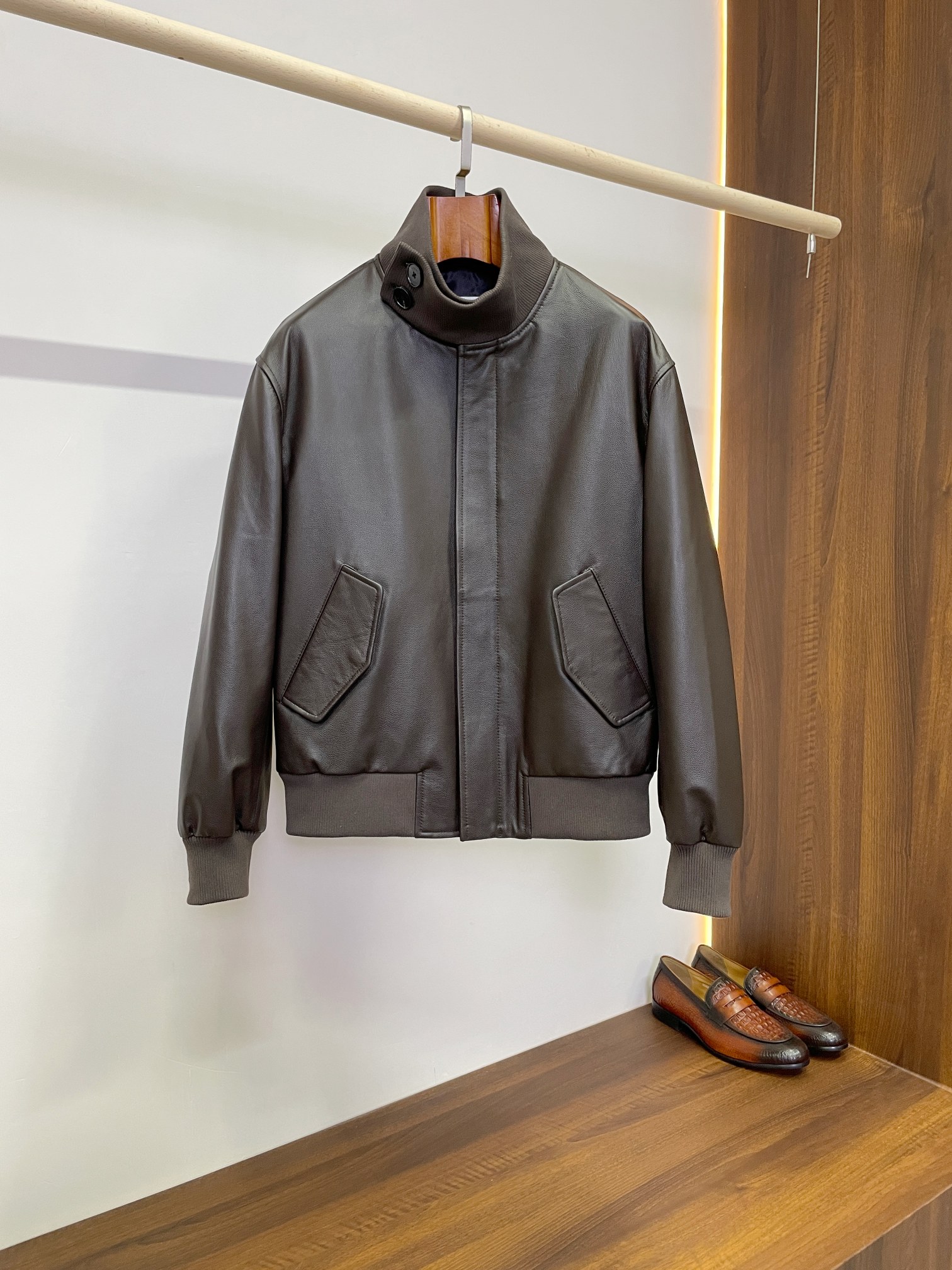 NO:940489,LOEWE Classic Baseball Sheepskin Jacket｜Retro Dark Brown Men's Commuting Style Loewe's iconic minimalist aesthetic piece, imported soft waxy lambskin to create a dark brown matte baseball leather jacket, the retro color has a warm and luxurious feel, and the knitted rib closing design combines a sense of casual relaxation and business stability. It is a versatile ace jacket that can be worn by middle-aged men in all seasons. Fabric texture  Imported first-layer sheepskin is selected. The leather surface is fine and smooth, and the texture is soft. The matte low-gloss texture is not dazzling, and it completely gets rid of the exaggerated greasiness of shiny leather. The leather is flexible and light, and the upper body has no weight-bearing feeling. It is wear-resistant and anti-wrinkle. It will gradually form a natural and moist patina after long-term wear. The retro atmosphere becomes more and more intense. The breathability and windproofness are just right. It is suitable for spring and autumn alone and early winter. Style details  Classic bomber baseball jacket style, short fit cut, neatly elevated waistline, optimized head-to-body ratio, slightly loose space without tightness, suitable for all body types. Contrasting dark gray ribbed stand-up collar, double buttons on the collar can adjust the opening and closing, firmly locking the neck temperature; invisible zipper placket is simple and clean, without unnecessary redundant lines. Trapezoid patch pockets on both sides, neat and three-dimensional routing, practical storage while enriching the body layer.  The cuffs and hem are knitted ribs of the same color, elastically fit the wrists and waist, and are windproof and temperature-locking and are not easily deformed. The central splicing and tailoring of the back + brand embossed leather label are low-key and conceal the brand recognition, simple and unobtrusive. The lining is smooth and customized, with precision and neat workmanship. It is smooth to put on and take off, and it can be worn with shirts, cashmere sweaters, and knitted bottoming. Wearing scene  The retro dark brown tone has strong compatibility and is suitable for daily commuting, light business negotiations, weekend self-driving, city leisure, and short-distance business trips. Paired with straight casual pants, original color jeans, handmade loafers, and Chelsea boots, you can easily create a Spanish light luxury gentleman, a low-key business elite, or a retro casual male god. There is no exaggerated big logo, relying on the leather texture and classic version to highlight Loewe's high-end tonality. Men who understand texture can close their eyes and enter.  Size M-3XL,,loewe,loewe,loafers,boots,jeans,jackets & coats,jackets & coats,shirts,leather jacket,sheepskin,Top Customize119860909LOEWE罗意威 经典棒球羊皮夹克｜复古深棕男士通勤神款  罗意威标志性极简美学单品,进口软糯小羊皮打造深棕哑光棒球皮衣,复古色调自带温润高级感,针织罗纹收口设计,兼顾休闲松弛感与商务稳重感,是中年男士四季可穿的百搭王牌外套.  面料质感  甄选进口头层绵羊皮,皮面细腻平滑、肌理柔和,哑光低光质感不刺眼,完全摆脱亮皮的浮夸油腻.皮质柔韧轻盈,上身无负重感,耐磨抗皱,长期穿着会慢慢形成自然温润包浆,复古氛围感越穿越浓郁,透气性与防风性平衡得恰到好处,春秋单穿、初冬内搭都合适.  版型细节  经典飞行员棒球夹克版型,短款合身剪裁,利落拉高腰线,优化头身比例,微宽松空间不紧绷,各种身材都能轻松驾驭. 撞色深灰罗纹立领,领口双扣可调节开合度,牢牢锁住脖颈温度；隐形拉链门襟简约干净,没有多余冗余线条.两侧梯形贴袋,走线工整立体,实用置物同时丰富衣身层次. 袖口、下摆均为同色系针织罗纹,弹性贴合手腕与腰腹,防风锁温不易变形.后背中央拼接剪裁+品牌压纹皮标,低调暗藏品牌辨识度,简约大气不张扬.内里顺滑定制里布,车工精密工整,穿脱顺滑,内搭衬衫、羊绒衫、针织打底都很协调.  穿搭场景  复古深棕色调兼容性极强,日常上班通勤、商务轻洽谈、周末自驾、城市休闲、短途出差全部适配.搭配直筒休闲裤、原色牛仔裤、手工乐福鞋、切尔西靴,轻松打造西班牙轻奢绅士、低调商务精英、复古休闲男神多种风格.无夸张大logo,依靠皮料质感与经典版型彰显罗意威高端调性,懂质感的男士闭眼入. 码数M-3XL,,loewe,loewe,loafers,boots,jeans,jackets & coats,jackets & coats,shirts,leather jacket,sheepskin,Top Customize1,Men's clothing