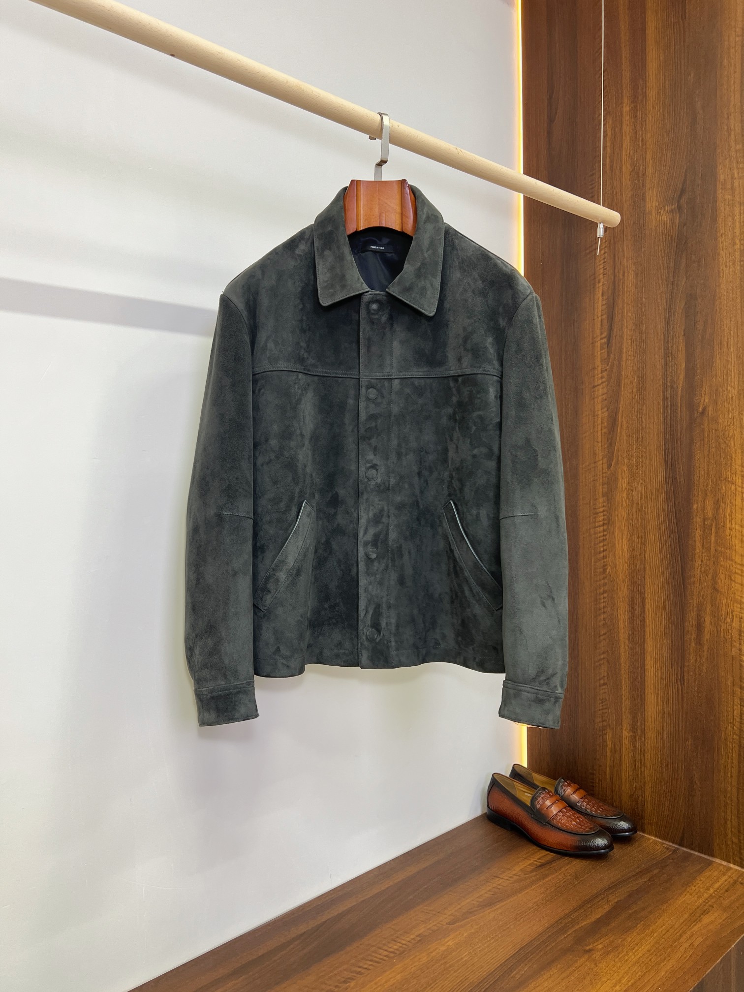 NO:940498,Tom Ford Dark Gray Suede Sheepskin Work Jacket | Gentleman's high-end private collection TF's consistent minimalist elite style, this lapel work suede jacket brings American light luxury and maturity. Dark charcoal gray matte suede lambskin, low-key and unobtrusive, neat work jacket style, seamlessly adaptable to business commuting and leisure travel, is a hard-core leather jacket in the light luxury men's wardrobe. Fabric core  The imported high-grade sheepskin is selected and treated with anti-velvet frosting throughout. The suede surface is dense, fine, even and full, and is not easy to shed or spot. The low-saturated charcoal gray comes with a matte advanced filter, which is not picky about skin color and has a calm and restrained tone.  Sheepskin itself is flexible and light, and the upper body does not have the restrictive feeling of heavy leather clothing. It is windproof and breathable. It is casual when worn alone in spring and autumn. It has excellent layering when worn as a layered coat in early winter. Long-term wear will create a unique retro and warm texture.  Style & Detailed Design: Classic workwear tailoring with lapel collar, neat and crisp notch lapel collar, modifying the neck line, not soft or bloated. The open stitching runs through the body to strengthen the three-dimensional structure of the workwear; the front metal four-button closure, hidden zipper inside, double temperature locking, taking into account both style and practicality.  The curved pockets are inserted diagonally on both sides, and the edges are exquisitely hemmed, making it convenient and natural to store things at hand. It is minimalist and has no unnecessary decoration. The straight and slightly short length of the dress just optimizes the proportions of the body shape and weakens the redundancy of the abdomen. The shoulder line is straight and neat, and it can be worn for strong, fat or thin figures to show a tall and upright aura.  The entire back is divided and cut to make the body more three-dimensional and stylish; the lining is customized with high-density glossy smooth lining, and the workmanship is precise and neat. The zippers and button hardware are all brand-customized accessories. They are thick and wear-resistant, and every detail demonstrates TF's precision workmanship. Wearing scene  Charcoal gray is versatile and suitable for workplace business meetings, daily work, self-driving travel, light socializing at dinners, and short-distance business trips. It can be easily matched with solid-color cashmere sweaters, cotton shirts, casual trousers, straight jeans, loafers, and Chelsea boots.  Create a variety of styles for low-key wealthy gentlemen, urban elites, and retro yuppies. No exaggerated logos, relying on top-quality suede leather, neat workwear lines and delicate hardware details to highlight the brand's grade. It is the first choice for men who understand fabrics and value texture.  Size M-3XL,,tom ford,tom ford,loafers,boots,jeans,jackets & coats,jackets & coats,shirts,leather jacket,sheepskin,Top Customize119860909Tom Ford汤姆福特 深灰反绒羊皮工装夹克｜绅士高阶私藏单品  TF一贯的极简精英格调,这件翻领工装反绒羊皮外套,把美式轻奢成熟感拉满.深炭灰哑光反绒小羊皮,低调内敛不张扬,利落工装夹克版型,商务通勤、休闲出行无缝适配,是轻奢男士衣橱里的硬核刚需皮衣.  面料核心  甄选进口高品级绵羊皮做全件反绒磨砂处理,绒面致密细腻、均匀饱满,不易掉绒、不起斑驳.低饱和炭灰色自带雾面高级滤镜,不挑肤色,冷调沉稳克制.羊皮本身柔韧轻盈,上身完全没有厚重皮衣的束缚感,防风透气兼顾,春秋单穿随性,初冬叠穿大衣层次感绝佳,长期穿着会沉淀出独一无二的复古温润质感.  版型&细节设计  经典翻领工装剪裁,平驳领利落挺括,修饰脖颈线条,不软塌、不臃肿.明线分割走线贯穿衣身,强化工装立体结构；前襟金属四合扣开合,内里暗藏隐形拉链,双重锁温,兼顾造型与实用性. 两侧斜插弧形口袋,边缘精致包边,随手置物方便自然,极简无多余装饰.直筒微短衣长,恰到好处优化身形比例,弱化腹部冗余,肩线平直利落,壮硕、微胖、偏瘦身材都能穿出挺拔气场. 后背整片分割裁线,让衣身更立体有型；内里定制高密亮面顺滑里布,车工精密工整,拉链、纽扣五金均为品牌定制配件,质感厚重耐磨,细节处处彰显TF精工水准.  穿搭场景  炭灰色万能百搭,职场商务会谈、日常上班、自驾出游、晚宴轻社交、短途出差全都适配.搭配纯色羊绒衫、棉质衬衫、休闲西裤、直筒牛仔裤、乐福鞋、切尔西靴,轻松塑造低调豪门绅士、都市精英、复古雅痞多种风格.无浮夸大LOGO堆砌,依靠顶级反绒皮料、利落工装线条与细腻五金细节凸显品牌档次,懂面料、重质感的男士首选. 码数 M-3XL,,tom ford,tom ford,loafers,boots,jeans,jackets & coats,jackets & coats,shirts,leather jacket,sheepskin,Top Customize1,Men's clothing