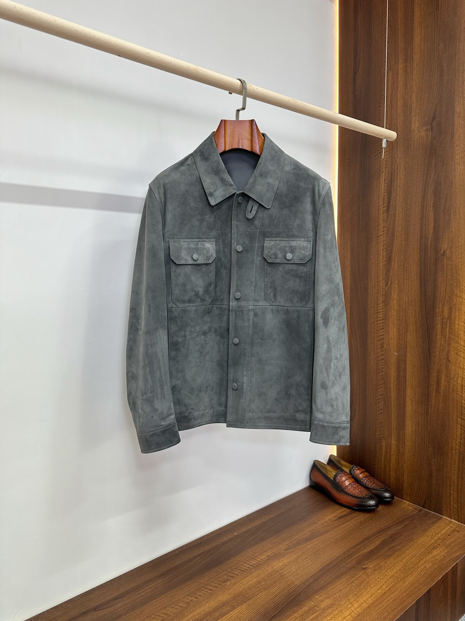 NO:940523,Tom Ford two-color suede sheepskin work jacket | high-end men's textured jersey. TF classic workwear hunting style. It selects imported sheepskin and hand-polishes it into a suede suede texture. It is available in matt gray and haze blue. It abandons the exaggerated logo and uses top-grade leather and neat tailoring to create a versatile genuine leather jacket that can be used for business or leisure. It is a must-have for mature men's wardrobe. Fabric texture  The whole body is made of high-grade mixed sheepskin with deep frosted anti-velvet. The suede is dense, compact, even and fine, not easy to shed and pill, and the matte matte texture is high-grade and restrained. - Charcoal gray is calm and restrained, low-key business, suitable for the workplace, receiving guests, and business trips, and has a stable and elite aura; - Haze blue is soft and elegant, refreshing and age-reducing, and full of atmosphere for daily commuting, vacation leisure, and light social wear.  Sheepskin itself is light and flexible, without the bulky feeling of traditional leather clothing. It is windproof and breathable. It can be worn alone in spring and autumn to be casual and relaxed. In early winter, it can be layered with coats and windbreakers. It will form a natural and moist hand-made patina after long-term wear. The pattern and detail design  Classic lapel work shirt-style cut, the collar is crisp but not slumped, it modifies the neck line, and is neat and elegant. The placket is fully opened and closed with concealed buttons of the same color, and the lines are clean and minimalist; the double-stitch patch pocket on the chest with fixed snap buttons is both decorative and practical, making it easy to store small items.  The top-stitched lines on the body are divided neatly and neatly to strengthen the three-dimensional outline of the workwear. The straight-cut and slightly short fitting length accurately raises the waistline and optimizes the head-to-body ratio. The shoulder line is straight and centered, making it look tall and neat for thin, standard and slightly fat figures, without being picky about the body shape at all.  The interior is made of smooth lining of the same color, and the stitching is precisely stitched. The buttons and hardware are all customized accessories of the same color as the brand. The low-key integrated design is full of details from the outside to the inside, perfectly interpreting Tom Ford's low-key and luxurious gentleman core. Size M-3XL,,tom ford,tom ford,jackets & coats,jackets & coats,shirts,leather jacket,sheepskin,chamois leather,Top Customize119860909Tom Ford汤姆福特 双色反绒羊皮工装夹克｜高阶男士质感战袍  TF经典工装猎装版型,甄选进口绵羊皮手工打磨做麂皮反绒质感,推出雾感灰、雾霾蓝双色可选,摒弃浮夸logo,用顶级皮料与利落剪裁,打造可商务、可休闲的万能真皮外套,是成熟男士衣橱的保值刚需款.  面料质感  通体采用高等级混种羊皮深度磨砂反绒,绒面绵密紧实、均匀细腻,不易掉绒起球,雾面哑光肌理高级克制.  - 炭灰色沉稳内敛,低调商务,适配职场、会客、商务出行,自带稳重精英气场； - 雾霾蓝柔和雅致,清爽减龄,日常通勤、度假休闲、轻社交穿搭氛围感拉满. 羊皮本身轻盈柔韧,无传统皮衣的笨重压身感,防风透气双在线,春秋单穿随性松弛,初冬内搭大衣、风衣层次感直接拉满,长期穿着会形成自然温润的手工包浆,越穿越有味道.  版型&细节设计  经典翻领工装衬衫式剪裁,领型挺括不软塌,修饰脖颈线条,利落显精神.门襟同色暗扣全开合,线条干净极简；胸前双工装贴袋,带固定按扣,兼顾装饰性与实用性,随身小物轻松收纳. 衣身分割明线工整规整,强化工装立体轮廓,直筒微短合身衣长,精准拉高腰线,优化头身比例,肩线平直中正,瘦、标准、微胖身材都能穿出挺拔利落感,完全不挑身形. 内里同色系定制顺滑里布,走线精密锁边,纽扣、五金均为品牌同色定制配件,低调一体化设计,从外到内细节拉满,完美诠释汤姆福特低调奢华的绅士内核. 码数M-3XL,,tom ford,tom ford,jackets & coats,jackets & coats,shirts,leather jacket,sheepskin,chamois leather,Top Customize1,Men's clothing