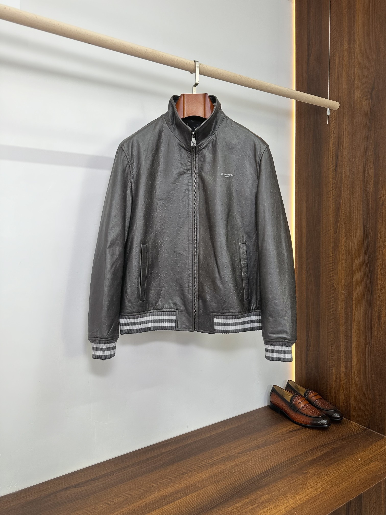 NO:940487,LV Louis Vuitton ostrich embossed sheepskin baseball jacket is a low-key and luxurious men's ace jacket. LV classic baseball jersey stand-up collar version, selects fine sheepskin to create full ostrich grain embossing, with natural light luxury texture, low-key but not exaggerated; the interior is full of LV classic presbyopia jacquard lining, hiding the brand texture in the details, suitable for both business and leisure, it is an iconic item of mature men's light luxury wardrobe. Fabric texture  The main body is made of imported soft sheepskin, with a precisely pressed ostrich skin dot texture on the surface. The grains are full and even, and the touch is soft and soft. It not only has the high-level recognition of ostrich skin, but also retains the advantages of sheepskin being light and skin-friendly. The matte dark gray tone is calm and restrained.  It is not picky about skin color, is resistant to dirt and looks, does not show off the shiny skin, and has a low-key elegance. The leather is flexible and wrinkle-resistant, and the upper body does not feel tight and weight-bearing. It is neat and casual when worn alone in spring and autumn. It can be layered with coats and windbreakers in early winter to create full layers. The longer you wear the leather, the warmer and glossier it becomes.  Fit & Detailed Design: A neat stand-up collar baseball jacket with a classic zipper opening and closing, the zipper head engraved with the LV logo, and fine and thick hardware. The hem and cuffs are closed with gray and white contrasting rib knitting, with moderate elasticity, windproof and temperature locking, while strengthening the retro sports style and optimizing the proportions of the body.  The body has a minimalist clean design, with minimalist small-letter LV logo embellishment on the left chest, restraining high-end and not piling up logos; vertical zipper pockets on both sides, practical to prevent loss, and neat and dense wiring. The interior is fully printed with LV vintage jacquard, which makes the brand recognizable. Open the interior to reveal exclusive luxury details, and the materials and workmanship from the outside to the inside are in line with the counter craftsmanship.  Straight, slightly loose and short length, heightening the waistline, modifying the body shape, straight shoulder line, thin, slightly fat, and strong figures can be worn to look tall and neat, without being particular about body shape. Size M-3XL,,louis vuitton,louis vuitton,jackets & coats,jackets & coats,sheepskin,ostrich skin,Top Customize119860909LV路易威登 鸵鸟压纹羊皮棒球夹克 低调奢感男士王牌外套  LV经典棒球服立领版型,甄选细腻羊皮打造全真鸵鸟颗粒压纹,自带天然轻奢肌理,低调不浮夸；内里满幅LV经典老花提花里布,把品牌质感藏于细节,商务休闲双适配,是成熟男士轻奢衣橱标志性单品.  面料质感  主体采用进口软羊皮,表层精密压制鸵鸟皮圆点纹理,颗粒饱满均匀、触感柔韧软糯,既拥有鸵鸟皮高级辨识度,又保留羊皮轻盈亲肤的优势.哑光深灰色调沉稳克制,不挑肤色、耐脏耐看,没有亮皮的张扬,自带低调贵气.皮质柔韧抗皱,上身无紧绷负重感,春秋单穿利落随性,初冬叠穿大衣、风衣层次拉满,越穿皮质越温润有光泽.  版型&细节设计  利落立领棒球夹克剪裁,经典拉链全开合,拉链头镌刻LV标识,五金细腻厚重.下摆与袖口采用灰白撞色罗纹针织收口,弹性适中,防风锁温,同时强化复古运动格调,优化衣身比例. 衣身极简净版设计,左胸极简小字LV标识点缀,克制高级不堆砌logo；两侧竖插拉链口袋,实用防丢,走线工整密实.内里满印LV复古老花提花,品牌辨识度拉满,翻开内里即是专属奢华细节,从外到内用料与做工全线对标专柜工艺. 直筒微宽松短款衣长,拉高腰线、修饰身形,肩线平直立体,瘦款、微胖、壮硕身材都能穿出挺拔利落感,完全不挑体型. 码数 M-3XL,,louis vuitton,louis vuitton,jackets & coats,jackets & coats,sheepskin,ostrich skin,Top Customize1,Men's clothing