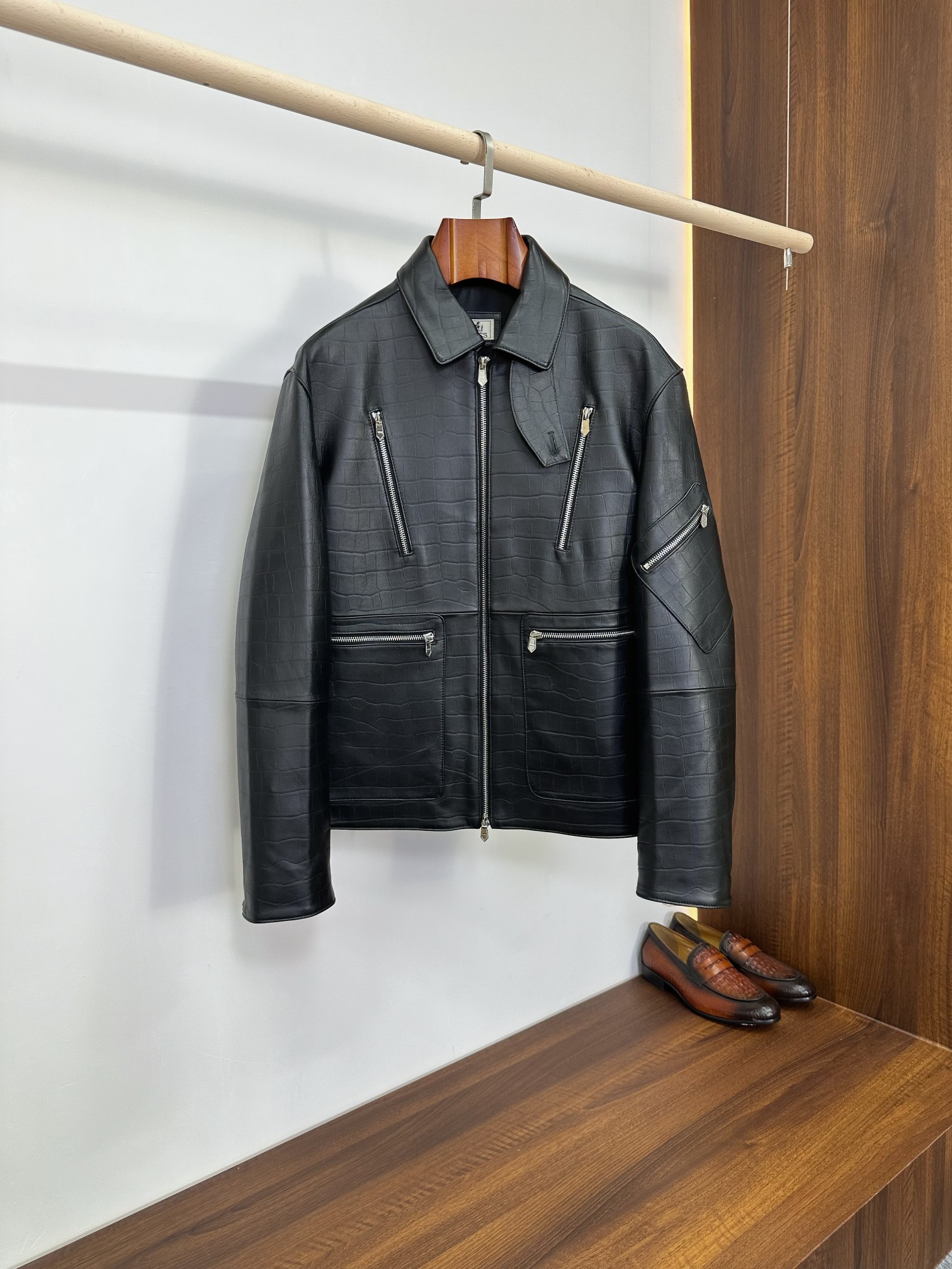 NO:940646,Hermès Crocodile Embossed Sheepskin Work Jacket | Men's Hard-Core Luxury Motorcycle Leather Ceiling Hermès classic lapel work motorcycle style, selected from imported first-layer sheepskin, with three-dimensional crocodile texture all over, precision die-casting, matte black, advanced and restrained, abandoning exaggerated logos, top-grade leather, heavy-duty multi-zipper pocket design, creating a versatile genuine leather jacket that can be used for commuting, motorcycles, and business. It is a hard-core essential item for mature men's high-end wardrobes.  Fabric core texture  The whole piece is made of high-definition soft sheepskin base, and the natural crocodile checkered pattern is deeply pressed by the machine. The texture is clear and three-dimensional, and the unevenness is even. It not only has the tough and domineering visual tension of crocodile skin, but also retains the core advantages of sheepskin that is soft, skin-friendly, light and breathable. The matte pure black tone is calm and versatile, non-reflective and not gaudy.  , resistant to stains and fabrication, and not easy to scratch or lose lines due to daily friction. The leather is fully flexible, and the upper body is completely free of the restraint and bulkiness of hard leather clothing. It is neat and cool when worn alone in spring and autumn. In early winter, layered with a coat or windbreaker to double the aura. Long-term wear will form a natural and moist leather patina, giving it a unique texture as time goes by.  Version & heavy-duty detail design. Classic small lapel workwear motorcycle cut. The collar is crisp and stylish, neatly modifying the neck line and elongating the proportion of the neck. The center-length zipper main placket opens and closes smoothly, and the metal hardware is finely polished, bringing with it the sophistication of the brand.  The heavy-duty design of multiple zipper pockets throughout the body includes double vertical zipper pockets on the chest, diagonal zipper arm pockets on both arms, and large horizontal double zipper patch pockets on the hem. The multiple storage spaces take into account both appearance and practicality. Mobile phones, keys, and card holders can be safely stored, and the hardcore motorcycle atmosphere is directly filled. The cuffs are closed with metal snaps, which can be freely adjusted to prevent wind and temperature, and at the same time enhance the neat outline of workwear.  Straight, slightly short and fitted length, accurately raising the waistline, optimizing the head-to-body ratio, and straight shoulder line, thin, normal and slightly fat men can wear a tall and tough guy aura without being picky about their body shape. The lining is customized with high-density and smooth solid color lining, and the entire wiring is precision hemmed.  For motorcycle travel, self-driving, and street casual wear, wear a white T/black base layer, and pair the bottoms with straight jeans, overalls, Martin boots, and motorcycle boots to give you a cool and tough guy style; wear a knitted sweater, a solid color shirt, business casual trousers, and loafers for light business meetings, daily commuting, and friend gatherings.  A leather jacket unlocks two core styles, tough but not rude, light and luxurious but not ostentatious. It relies on leather texture and heavy-duty details to win. It is a close-up investment for men who know leather goods and are heavy on tailoring. Size M-3XL,, hermes, hermes, loafers, boots, jeans, jackets & coats, jackets & coats, shirts, leather jacket, sheepskin, crocodile skin, Top Customize119860909爱马仕鳄鱼压纹羊皮工装夹克｜男士硬核奢感机车皮衣天花板  Hermès经典翻领工装机车版型,甄选进口头层羊皮,通体精工压铸立体鳄鱼肌理,哑光黑高级内敛,摒弃浮夸标识,以顶级皮料、重工多拉链口袋设计,打造可通勤、可机车、可商务的万能真皮外套,是成熟男士高阶衣橱的硬核刚需单品.  面料核心质感  整件采用高定软绵羊皮基底,机器深度压制天然鳄鱼方格纹路,肌理清晰立体、凹凸均匀,既有鳄鱼皮硬朗霸气的视觉张力,又保留羊皮柔软亲肤、轻盈透气的核心优势.哑光纯黑调沉稳百搭,不反光不艳俗,耐脏抗造,日常摩擦不易刮花掉纹.皮质柔韧度拉满,上身完全没有硬皮衣的束缚笨重感,春秋单穿利落飒爽,初冬内搭大衣、风衣叠穿气场翻倍,长期穿着会形成自然温润的皮质包浆,越穿越有专属质感.  版型&重工细节设计  经典小翻领工装机车剪裁,领型挺括有型,利落修饰脖颈线条,拉长颈部比例.居中长拉链主门襟,开合顺滑,金属五金打磨细腻,自带品牌精致度. 全身多拉链口袋重工设计胸口双竖向拉链袋、双臂斜拉链臂袋、下摆横向双拉链大贴袋,多储物空间兼顾颜值与实用性,随身手机、钥匙、卡包都可稳妥收纳,机车硬核氛围直接拉满.袖口做金属按扣收口,可自由调节松紧,防风锁温,同时强化工装利落轮廓. 直筒微短合身衣长,精准拉高腰线,优化头身比例,平直中正肩线,瘦子、标准身材、微胖男士都能穿出挺拔硬汉气场,完全不挑身形.内里定制高密顺滑纯色里布,走线全件精密锁边,包边工整无多余线头,内外做工统一对标爱马仕专柜精工标准.  多场景穿搭适配  机车出行、自驾兜风、街头休闲内搭白T/黑色打底,下装搭配直筒牛仔裤、工装裤,配马丁靴、机车靴,酷飒硬汉风拉满； 轻商务会客、日常通勤、朋友聚会内搭针织衫、纯色衬衫,搭配商务休闲西裤、乐福鞋,低调显贵,精英气场浑然天成； 一件皮衣解锁两种核心风格,硬朗不粗鲁、轻奢不张扬,靠皮料肌理与重工细节取胜,是懂皮具、重剪裁男士的闭眼入款. 码数M-3XL,,hermes,hermes,loafers,boots,jeans,jackets & coats,jackets & coats,shirts,leather jacket,sheepskin,crocodile skin,Top Customize1,Men's clothing