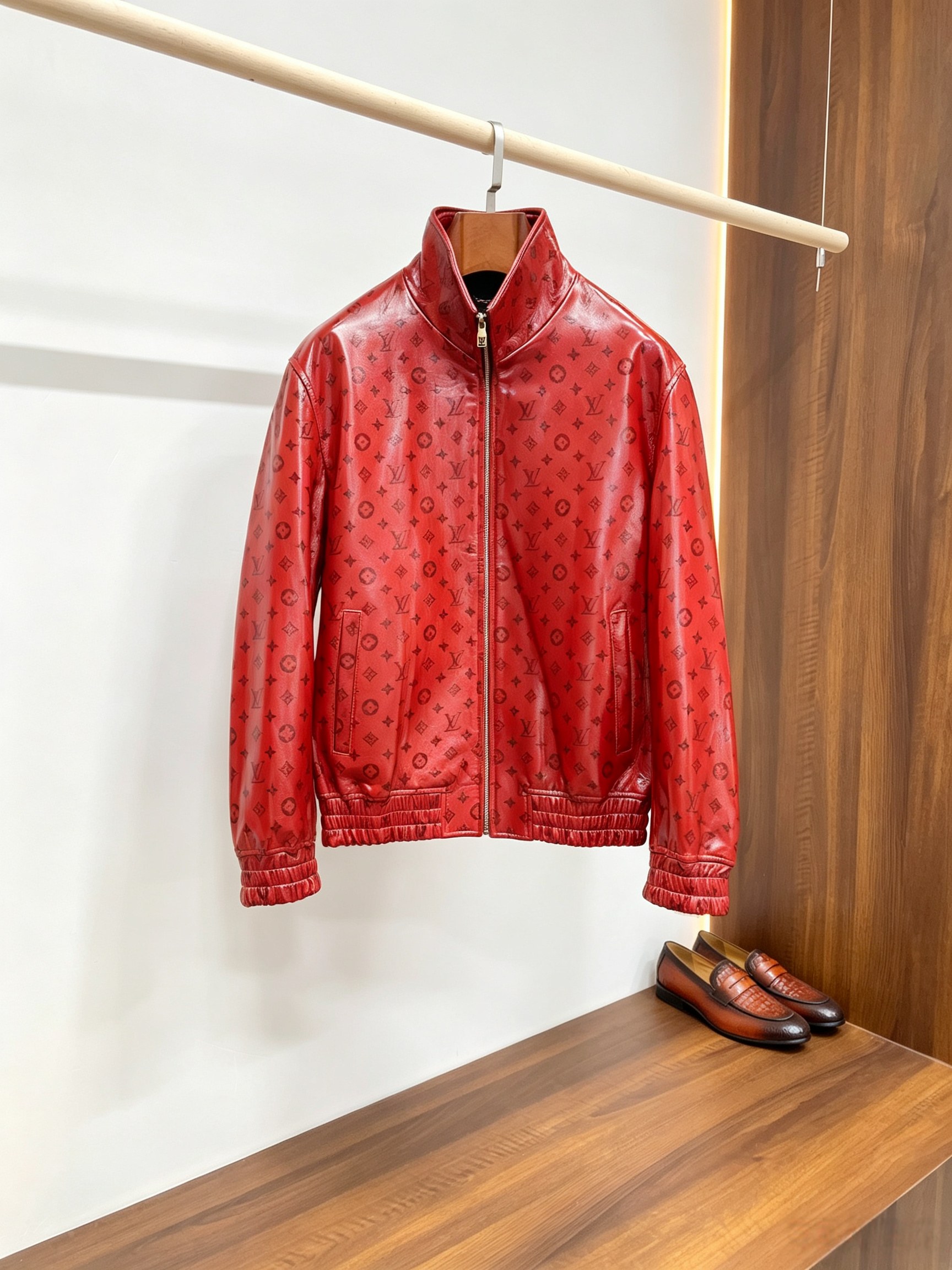 NO:940621,Louis Vuitton LV red all-over printed sheepskin stand-collar jacket | Atmospheric natal red luxury leather jacket  Louis Vuitton's limited-edition red-toned sheepskin baseball jacket is printed with dark-tone LV classic presbyopia logo all over the body. It is forged from imported soft sheepskin. It has a high stand-up collar and an elasticated hem. The interior is full of LV presbyopic jacquard lining. It is a warm and high-end red color. It has its own aura and good luck meaning. It is eye-catching but not exaggerated. It is highly recognizable for daily wear, parties and festivals. Fabric texture  The whole body is made of imported first-layer lambskin. The leather surface has a delicate and natural glossy texture. It feels soft and pliable, breathable and not stuffy, windproof and anti-wear, and not easy to stiffen and crack after long-term wear. The red background is superimposed with dark presbyopia embossing, and the pattern is even and delicate, not too dazzling. The matte and bright leather are just right in balance. It is neat and stylish when worn alone in spring and autumn. It is layered with sweaters and turtlenecks in early winter, and the upper body is full of noble aura.  Detailed craftsmanship: High stand-up collar design, modifying the neck line, windproof and temperature locking; customized brand metal zipper, smooth and durable, thick and delicate hardware texture. The hem and cuffs are made of the same leather elastic pleats, which fit the body shape without being tight, effectively locking in temperature, while optimizing the silhouette of the body and neatly showing off the figure.  Embedded invisible pockets on both sides are simple and concealed, taking into account both practicality and overall aesthetics; the interior is fully lined with classic LV presbyopia jacquard, and is covered with brand patterns from the collar to the hem. When you open it, you can see the low-key luxury details, and the whole-body wiring is exquisite.  The stitching is precise, the stitching and stitching are tight, replicating the brand's precision workmanship. The short fit baseball cut, the waistline is raised, and the head-to-body ratio is optimized. Whether you are a neat and slim figure or a slightly fat man, you can wear it to look tall and tough, a trendy gentleman.  Wearing scenarios: Wear a black bottoming T-shirt with a black straight-leg casual trousers/slim jeans, casual pairing with leather shoes and work boots, and directly enhance the sense of light luxury on the street; For festive weddings, red has its own good luck attributes, and it can be worn as a guest at weddings, annual dinners, and New Years. The upper body is festive and atmospheric, and it supports the scene; For business, light casual wear, a solid color sweater, paired with business trousers, weakens the dullness of formal wear, and adds a bit of trendy elegance.  Different from the basic black leather jacket, this red presbyopia LV sheepskin jacket is full of scarcity, not in the niche, has its own luxury brand genes and auspicious meanings, keeping it for yourself shows unique taste, giving gifts means good luck, class and intention are both online. Size M-3XL, louis vuitton, louis vuitton, boots, jeans, jackets & coats, jackets & coats, sweaters, tees, t-shirt, leather  jacket,sheepskin,Top Customize119860909路易威登 LV红色满印老花羊皮立领夹克｜氛围感本命红奢皮外套  路易威登限定红调羊皮棒球夹克,通体满印暗调LV经典老花标识,进口柔润羊皮锻造,高立领束腰松紧下摆版型,内里满幅LV老花提花里布,热烈高级的正红色,自带气场与鸿运寓意,穿搭吸睛不浮夸,日常、聚会、节庆穿搭都极具辨识度.  面料质感  甄选进口头层小羊皮打造整件衣身,皮面带有细腻自然的光泽肌理,手感软糯柔韧,透气不闷、防风抗造,久穿不易僵硬开裂.红色底色叠加深色老花压印,图案均匀精致,不会过于刺眼张扬,哑光亮皮平衡得恰到好处,春秋单穿利落有型,初冬内搭毛衣、高领衫叠穿层次感拉满,上身显贵气场十足.  细节工艺  高直立领设计,修饰脖颈线条,防风锁温；定制品牌金属拉链,顺滑耐用,五金质感厚重细腻.下摆与袖口采用同皮松紧抽褶收口,贴合身形不紧绷,有效锁住温度,同时优化衣身轮廓,利落显身材. 两侧嵌入式隐形插袋,简约隐蔽,兼顾实用性与整体版型美感；内里全幅LV经典老花提花内衬,从领口到衣摆满铺品牌纹路,翻开即可看见低调奢品细节,全身走线工整精密,拼接锁边严丝合缝,复刻品牌精工水准.短款合身棒球剪裁,拉高腰线,优化头身比,不管是利落修身身形还是微胖男士,都能穿出挺拔硬朗的潮流绅士气质.  穿搭场景  日常潮搭内搭黑色打底T恤,搭配黑色直筒休闲裤/修身牛仔裤,皮鞋、工装靴随意搭配,街头轻奢感直接拉满； 节庆婚宴红色自带鸿运属性,婚礼做客、年会晚宴、新年穿搭,上身喜庆大气,撑足场面； 商务轻休闲内搭纯色针织衫,搭配商务西裤,弱化正装沉闷,多了几分潮流贵气.  区别于基础黑色皮衣,这款红色老花LV羊皮外套稀缺度拉满,小众不撞款,自带奢牌基因与吉祥寓意,自留彰显独特品味,送礼寓意鸿运当头,档次与心意双在线. 码数 M-3XL,,louis vuitton,louis vuitton,boots,jeans,jackets & coats,jackets & coats,sweaters,tees，t-shirt,leather jacket,sheepskin,Top Customize1,Men's clothing