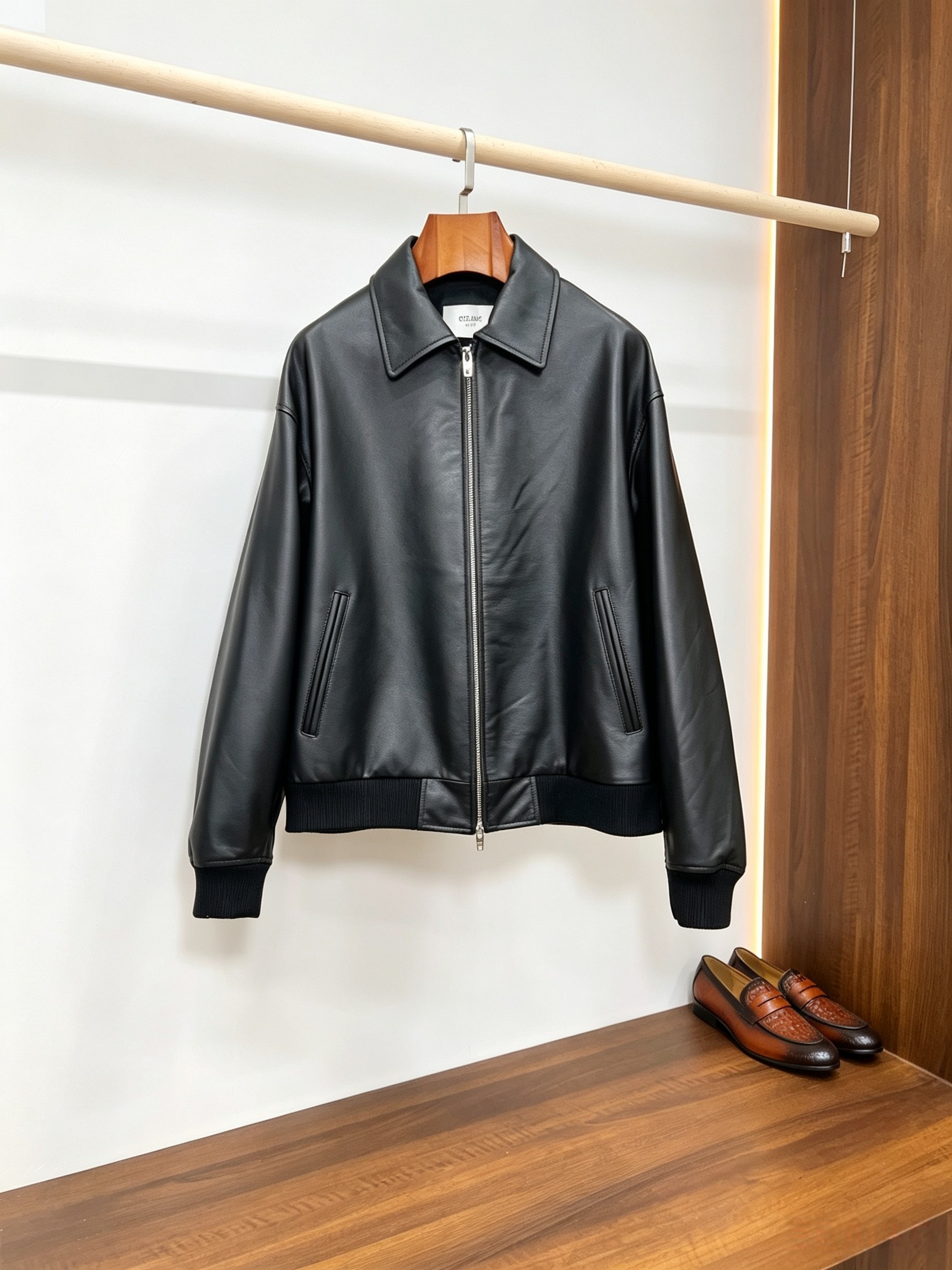NO:940641,Celine Lapel Sheepskin Bomber Jacket | Minimalist French High-end Leather Jacket Celine's classic French casual jacket is made of fine imported lambskin to create a full-body body, neat lapel + baseball ribbed hem style, dark three-dimensional embroidery of brand letters and Arc de Triomphe logo on the back, low-key and unobtrusive, it is a basic luxury leather jacket that will never go out of style in a boy's wardrobe. Fabric texture  The whole piece is made of high-grade sheepskin. The leather surface is matte and delicate. It feels soft and full, with full flexibility. The upper body is light and has no weight-bearing feeling, unlike hard cowhide. It is versatile and versatile. The matte leather surface is high-grade and stain-resistant. Daily minor scratches can be naturally faded. It can be worn alone in spring and autumn. It can be easily layered with sweaters, turtlenecks, and shirts. It has high utilization rate in all seasons. Detailed design  The classic shirt lapel can be turned up or down, allowing you to switch between styles at will. You can switch between business-oriented for commuting and casual for daily use. The silver metal zipper placket is smooth and wear-resistant, and the hardware texture is exquisite. The vertical zipper pockets on both sides have simple and neat lines, taking into account the storage function and the overall minimalist tone.  The cuffs and hem are black threaded knitted cuffs with moderate elasticity, fit the wrists and waist, are windproof and temperature-locking, and at the same time tighten the shape of the clothes, weakening the feeling of looseness and drag. The highlight of the back is the three-dimensional embroidery of CELINE letters + Arc de Triomphe logo dark pattern  , the embroidery of the same color has a low-key relief feel. It looks clean and simple from a distance, but shows the brand's detailed craftsmanship up close. The sense of high-end is hidden on the back. It is loose and slightly dropped in the shoulder cut, and does not pick up the shoulders and the body shape. Sliding shoulders, strong shoulders, and slightly fat can all be worn to create a lazy and handsome French relaxed feeling.  Wearing scene: White T-shirt for everyday street + straight jeans + work boots, full of casual Korean trendy male atmosphere. Solid color knitted bottoming + casual trousers + loafers for light business commuting, capable and calm, low-key and dignified in the workplace. Black overalls for motorcycle travel, tough and neat, full of coolness. Size M-3XL,,celine,celine,loafers,boots,hoodie,sweatshirts,jeans,jackets &  coats,shirts,leather jacket,cowhide,sheepskin,Top Customize119860909Celine翻领羊皮飞行员夹克｜极简法式高阶皮衣  赛琳经典法式休闲夹克,甄选进口细腻小羊皮打造通体衣身,利落翻领+棒球罗纹下摆版型,后背暗纹立体刺绣品牌字母与凯旋门标识,低调不张扬,是男生衣柜里永不过时的基础奢品皮衣.  面料质感  整件采用高等级绵羊皮,皮面哑光细腻,手感软糯充盈,柔韧度拉满,上身轻盈无负重感,不像硬牛皮拘谨厚重.纯黑纯色基底,百搭万能,哑光皮面高级耐脏,日常轻微划痕可自然淡化,春秋单穿随性松弛,内搭卫衣、高领衫、衬衫都能轻松叠穿,四季利用率超高.  细节设计  经典衬衫翻领,可立可翻,随性切换风格,通勤偏商务、日常偏休闲一键转换；银色金属拉链门襟,顺滑耐磨,五金质感精致考究.两侧竖向拉链插袋,线条简约利落,兼顾储物功能与整体极简调性. 袖口、下摆为黑色螺纹针织收口,弹性适中,贴合手腕与腰腹,防风锁温,同时收紧衣型,弱化宽松拖沓感.后背重头戏立体压绣CELINE字母+凯旋门logo暗纹,同色刺绣低调浮雕感,远看干净简约,近看尽显品牌细节工艺,高级感藏在背面.宽松微落肩剪裁,不挑肩宽身形,溜肩、壮肩、微胖都能穿出慵懒帅气的法式松弛感.  穿搭场景  日常街头白T+直筒牛仔裤+工装靴,随性韩系潮男氛围感拉满 轻商务通勤纯色针织打底+休闲西裤+乐福鞋,干练沉稳,职场低调显贵 机车出行搭配黑色工装裤,硬朗利落,酷感十足 码数M-3XL,,celine,celine,loafers,boots,hoodie,sweatshirts,jeans,jackets & coats,shirts,leather jacket,cowhide,sheepskin,Top Customize1,Men's clothing