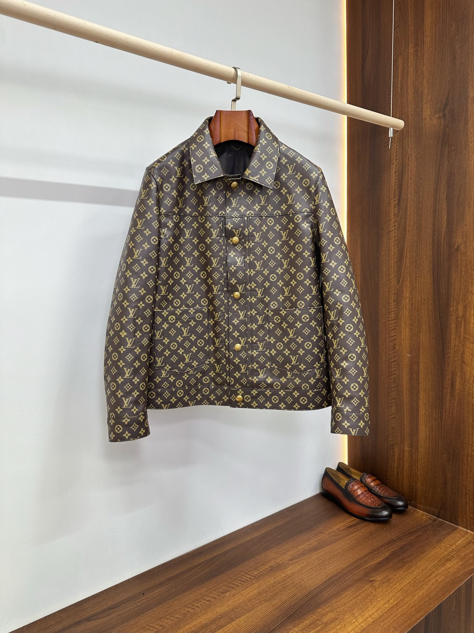 NO:940661,LV's classic presbyopic all-over printed cowhide work jacket | A timeless luxury brand's most needed jacket. Louis Vuitton's iconic Monogram all over presbyopic printed workwear denim leather jacket is made of thick imported first-layer cowhide, with retro lapels + single-row metal buckle denim version. The whole body is covered with the brand's classic presbyopic print. It is an all-round ace in men's light luxury wear. It can be used for commuting, leisure and business, and the classic style will never go out of style. Fabric texture  The whole piece is made of high-density first-layer cowhide, with a crisp and stylish leather surface, fine and tight texture, wear-resistant, scratch-resistant, windproof and durable. It has a matte high-grade leather luster, which is different from soft and collapsed sheepskin. The stiff texture perfectly supports the neat outline of the work jacket. The dark brown background is matched with golden LV presbyopia all over.  The printing is clear and uniform, with extremely high fastness. The retro color is calm and atmospheric, not exaggerated or dazzling, and has a sense of old-fashioned luxury goods. It is neat and capable when worn alone in spring and autumn. It can be layered with sweaters or sweatshirts in early winter and has a full wear rate in all seasons. The longer you wear the leather, the warmer and textured it becomes.  Detailed craftsmanship: Classic workwear lapel design, straight and neat lines, modifying the neck, suitable for leisure or light business; the placket is equipped with a brand-customized round metal brass buckle, the color is thick and antique, the buckle is firm, and the opening and closing texture is full.  The front body has a denim workwear structure with double patch pockets. The square pockets are both decorative and practical, making it very convenient to store small items. The cuffs have hidden adjustment buttons that can be tightened and widened freely to adapt to different wrist thicknesses. It is windproof and optimizes the sleeve shape. The split routing of the body completely matches the workmanship of denim jackets.  Tailor-made tailoring, straight shoulder line, short fit, naturally high waistline, optimized head-to-body ratio, whether you are a business man or a fashion player, your upper body is tall and elegant, low-key and noble. The interior is matched with LV's exclusive presbyopia jacquard lining, which is full of details when opened, and the inside and outside are consistent with the brand tone.  Daily casual solid color bottoming T-shirt + straight jeans/casual overalls, paired with loafers and sneakers, casual and luxurious boss style. Light business commuting turtleneck sweater + drapey trousers, weakening the seriousness of formal wear, low-key showing the dressing taste and economic strength. Short-distance travel/self-driving, stiff cowhide windproof and resistant, presbyopic recognition online, taking photos with a sense of high-end atmosphere. No need to deliberately change clothes for daily transitions to banquets. Wear alone to support small and medium-sized gatherings, stable and unassuming.  Size M-3XL,,louis vuitton,louis vuitton,loafers,hoodie,sweatshirts,jeans,jackets & coats,jackets & coats,sweaters,tees,t-shirt,leather jacket,cowhide,sheepskin,Top Customize119860909LV经典老花满印牛皮工装夹克｜永不过时的奢牌刚需外套  路易威登标志性Monogram老花满印工装牛仔款皮衣,甄选厚实进口头层牛皮打造,复古翻领+单排金属扣牛仔版型,全身铺满品牌经典老花印花,是男士轻奢穿搭里的万能王牌,通勤、休闲、商务轻搭都能稳稳拿捏,经典款永久不过时.  面料质感  整件采用高致密头层牛皮,皮面挺括有型,肌理细腻紧实,耐磨抗刮、防风耐用,自带哑光高级皮革光泽,区别于软塌羊皮,硬挺质感完美撑起工装夹克利落轮廓.深棕底色搭配金色LV老花满幅印刷,印花清晰均匀、牢度极高,复古色调沉稳大气,不浮夸不刺眼,自带老牌奢侈品沉淀感.春秋单穿利落干练,初冬内搭毛衣、卫衣叠穿层次感拉满,四季实穿率拉满,越穿皮质越温润有质感.  细节工艺  经典工装翻领设计,线条平直利落,修饰脖颈,可休闲可轻商务；门襟搭配品牌定制圆形金属黄铜扣,色泽厚重复古,扣合牢固,开合质感十足. 前身双贴袋牛仔工装结构,方正口袋兼具装饰性与实用性,随手收纳小物件超方便；袖口暗藏调节扣,可自由收紧放宽,适配不同手腕粗细,防风同时优化袖型.衣身分割走线完全对标牛仔夹克工装剪裁,肩线平直、短款合身版型,自然拉高腰线,优化头身比例,不管是商务男士、潮流玩家,上身都挺拔大气,低调显贵.内里搭配LV专属老花提花里布,翻开细节拉满,内外统一品牌调性. 日常休闲纯色打底T恤+直筒牛仔裤/休闲工装裤,搭配乐福鞋、板鞋,随性轻奢大佬风 轻商务通勤高领针织衫+垂感西裤,弱化正装严肃感,低调彰显穿搭品味与经济实力 短途出行/自驾挺括牛皮防风抗造,老花辨识度在线,拍照自带高级氛围感 宴会日常过渡不用刻意换装,单穿即可撑住中小型聚会场面,稳重不张扬 码数M-3XL,,louis vuitton,louis vuitton,loafers,hoodie,sweatshirts,jeans,jackets & coats,jackets & coats,sweaters,tees，t-shirt,leather jacket,cowhide,sheepskin,Top Customize1,Men's clothing