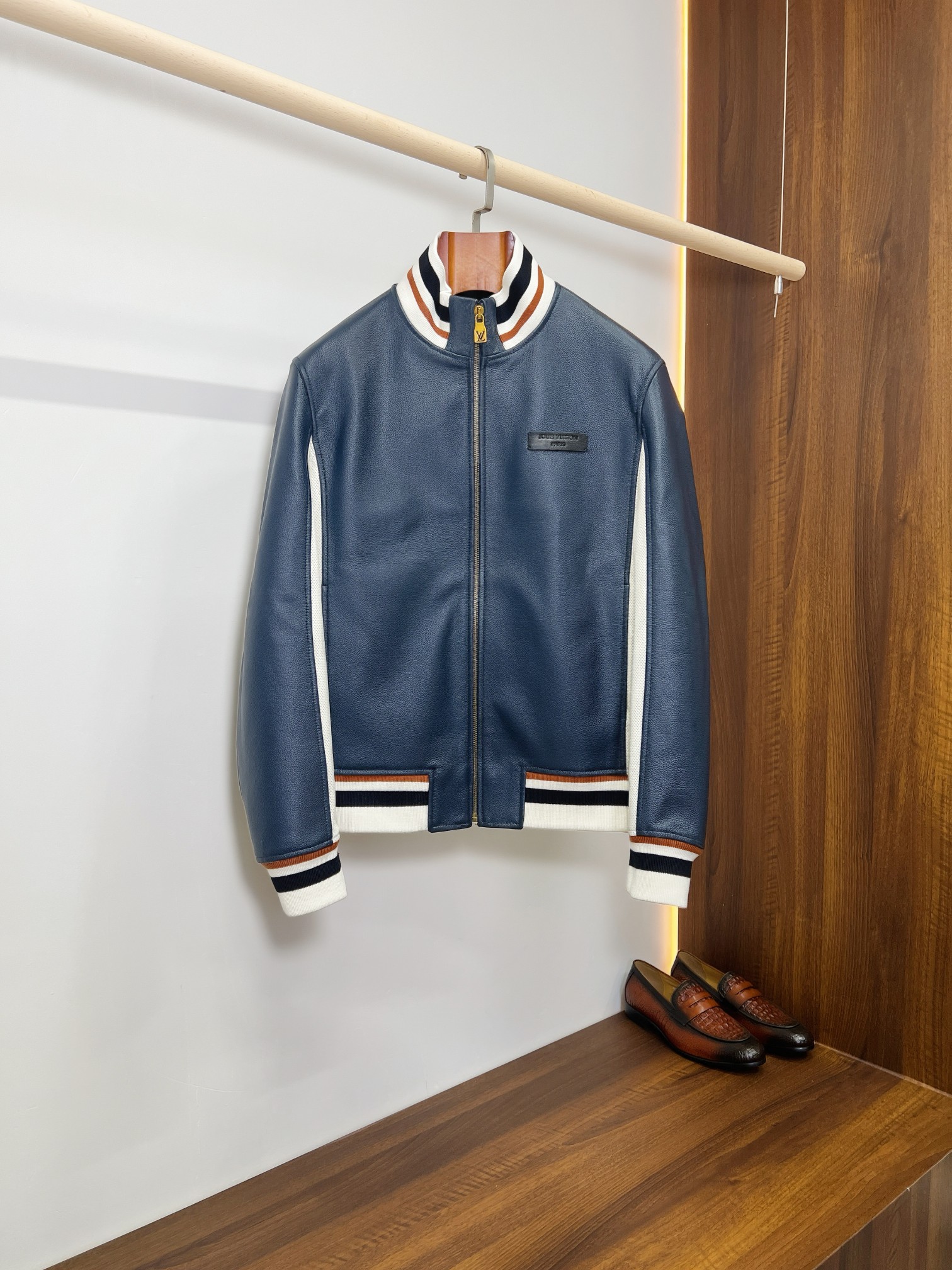 NO:940667,LV Navy Contrast Color Perforated Cowhide Baseball Jacket | Retro Light Luxury Casual Ceiling Louis Vuitton American-style baseball style genuine leather jacket, made of imported grained first-layer cowhide, spliced with breathable perforated white leather on the back and sides, navy blue main tone + contrasting ribbed stripe collar, perfectly blending casual sportsmanship with luxury brand luxury, making it easy to handle for commuting, daily life, and travel. Fabrics and Craftsmanship  The main body is made of thick and fine first-layer cowhide, which has a full and flexible texture, is wear-resistant and windproof, and is not prone to wrinkles and deformation in daily wear. The back and sides are spliced with breathable perforated cowhide, and fine punching technology greatly improves the breathability. Say goodbye to the stuffy feeling of pure leather jackets, and the upper body is refreshing and not stuffy for a long time in spring and autumn. The calm navy blue is low-key and durable, regardless of skin color and age. The contrasting white leather splicing weakens the heavy feeling of the leather jacket, making the visual light and neat. Highlights of details  1. Classic baseball stand-up collar with three-color striped rib cuffs, elastic and comfortable, fits the neck, and is full of retro college style; customized LV metal zipper, smooth and tight, thick and elegant hardware texture. 2. Minimalist brand logo embossed logo on a small leather nameplate on the chest, low-key and not exaggerated, restrained and noble, abandoning all-over printing, and taking the light luxury and simplicity route.  3. Contrast color splicing tailoring. The front is all navy blue cowhide, the center of the back is navy blue, and the sides are perforated white leather splicing. The version is layered, and the dropped shoulders are slightly loose and tailored to modify the shoulder shape. It can be adjusted to any height or height. The hem, cuffs and collar are striped rib knitted, locked and windproof, and the baseball uniform has a neat silhouette. Wearing scene: Daily casual white T + straight casual pants + white shoes, American light luxury and youthful feel  Solid color knitted inner layer + drapey trousers for light business travel, weakening the seriousness of formal wear, low-key and tasteful. Self-driving short-distance cowhide is wear-resistant, breathable and perforated design, not boring for long periods of time, practical. Size M-3XL,,louis vuitton,louis vuitton,jackets & coats,jackets & coats,leather jacket,cowhide,Top Customize119860909LV藏蓝撞色打孔牛皮棒球夹克｜复古轻奢休闲天花板  路易威登美式棒球款真皮外套,甄选进口粒面头层牛皮打造,背部侧边拼接透气打孔白皮,藏蓝主调+撞色罗纹条纹领边,把休闲运动感与奢牌高级感完美融合,通勤、日常、出游都能轻松驾驭.  面料与工艺  主体采用厚实细腻头层牛皮,肌理饱满柔韧,耐磨防风,日常穿着不易起皱变形；后背及两侧拼接透气打孔牛皮,细密冲孔工艺,大幅提升透气性,告别纯皮夹克闷热感,春秋长时间上身清爽不闷.沉稳藏蓝色低调耐看,不挑肤色年龄,撞色白皮拼接弱化皮衣厚重感,视觉轻盈利落.  细节亮点  1.经典棒球立领三色条纹罗纹收口,弹力舒适,贴合脖颈,复古学院风拉满；定制LV金属拉链,顺滑紧实,五金质感厚重考究. 2.极简品牌标识胸口小尺寸皮质铭牌压印logo,低调不浮夸,克制显贵,摒弃满印堆砌,走轻奢简约路线. 3.撞色拼接剪裁正面通体藏蓝牛皮,后背中央藏蓝、两侧打孔白皮拼接,版型层次分明,落肩微宽松剪裁,修饰肩型,高矮胖瘦都能驾驭.下摆、袖口同领口条纹罗纹针织,锁型防风,稳固棒球服利落轮廓.  穿搭场景  日常休闲白T+直筒休闲裤+小白鞋,美式轻奢少年感十足 轻商务出行纯色针织内搭+垂感西裤,弱化正装严肃,低调有品位 自驾短途牛皮抗造耐磨,透气打孔设计久坐不闷,实用性拉满 码数M-3XL,,louis vuitton,louis vuitton,jackets & coats,jackets & coats,leather jacket,cowhide,Top Customize1,Men's clothing